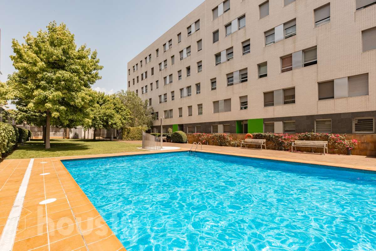 Fantástica planta baja de 152m² habitables, con terraza privada de 80m², zona comunitaria con piscina, parking y trastero. Housfy presenta esta impresionante planta baja, construida en el año 2016 en una de las zonas residenciales más modernas, cotizadas y tranquilas de Sant Feliu de Llobregat, la Ciudad Deportiva Joan Gamper. Se trata de una propiedad única que redefine el concepto de amplitud, destacando por un diseño vanguardista de revista y una espectacular terraza privativa de 80m2 . La vivienda mide 152 m² (verificados con la Dirección General de Catastro) y dispone de parking y trastero en el mismo edificio. La zona de día te enamorará desde el primer instante gracias a un salón-comedor extremadamente grande y diáfano, inundado de luz natural a través de sus enormes ventanales de suelo a techo. En este espacio se integra a la perfección una cocina de concepto abierto con una espectacular isla central en tonos antracita, ideal para los amantes de la gastronomía y la vida social. Toda la estancia se prolonga hacia el exterior conectando directamente con una espectacular terraza privada de más de 80 m² llanos, perfectamente acondicionada con una zona de comedor bajo pérgola y un área de solárium con césped artificial que garantiza un auténtico oasis de privacidad. La zona de descanso está compuesta por cuatro dormitorios amplios y versátiles, perfectos para la familia, invitados o para teletrabajar. Entre ellos destaca la suite principal, un espacio de ensueño que cuenta con su propio vestidor independiente y un baño completo integrado. El confort en toda la vivienda está asegurado con acabados de alta gama, suelos de parquet que aportan calidez, persianas eléctricas, sistema de calefacción, aire acondicionado por conductos y tecnología domótica. La propiedad se encuentra dentro de un exclusivo complejo residencial que ofrece a sus vecinos el acceso a un recinto privado con amplias zonas verdes, árboles maduros y una magnífica piscina comunitaria para disfrutar del verano. Para tu total comodidad, el precio incluye una plaza de garaje de muy fácil acceso en la misma finca y un trastero independiente, todo ello en un edificio moderno equipado con ascensor. Ubicada en un entorno estratégico de Sant Feliu de Llobregat, esta vivienda ofrece una calidad de vida inmejorable. Te encontrarás en una zona residencial muy tranquila y rodeada de parques, pero con la ventaja de tener todos los servicios, comercios y colegios a un paso, además de disfrutar de unas conexiones excelentes con Barcelona tanto en transporte público como por carretera. Una oportunidad de alto standing lista para entrar a vivir que no puedes dejar escapar. Aviso legal El precio de venta no incluye gastos de la compraventa como notaría, registro, impuestos, ni tampoco honorarios agencia. Esta publicación no es vinculante. Consulta siempre la nota simple con Housfy antes de formalizar la compraventa. Sobre nosotros Housfy es la plataforma integral de servicios inmobiliarios. Nuestra combinación de expertos y tecnología pone al alcance de todo el mundo servicios cómodos, claros y seguros. AICAT número: 7922. Nos encargamos de la gestión y asesoramiento de la compra. ¡Olvídate de todo! Hacemos los trámites por ti. Y, si además necesitas financiación, ponemos a tu disposición un bróker hipotecario para ayudarte a conseguir las mejores condiciones para tu perfil económico. ¿Quieres visitarla? Contacta con Housfy y agenda tu visita sin compromiso. Más información en: housfy.com En cumplimiento de la Ley 8/2026 en Cataluña, el certificado de presencia o ausencia de amianto se encuentra en proceso de tramitación.-3