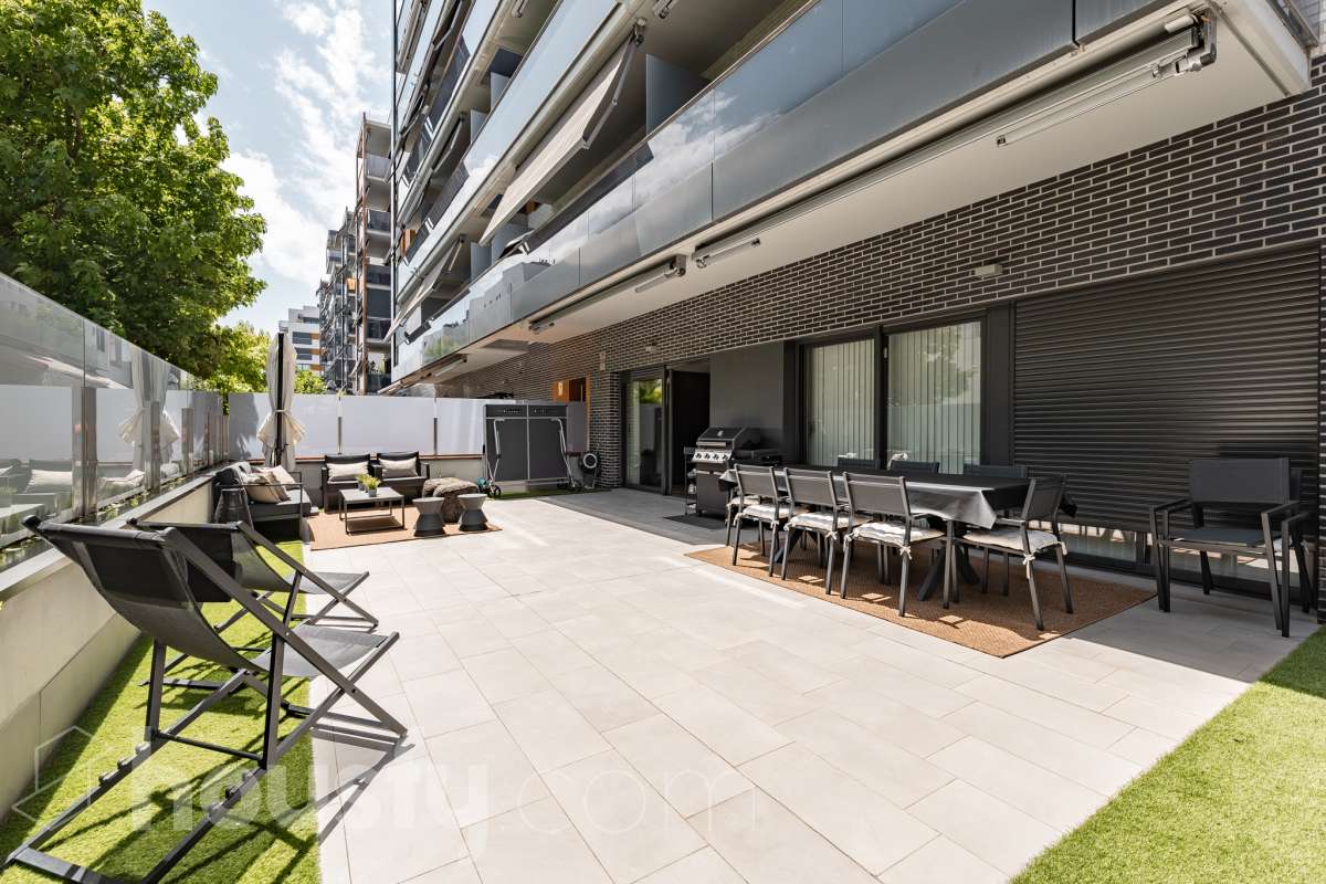 Fantástica planta baja de 152m² habitables, con terraza privada de 80m², zona comunitaria con piscina, parking y trastero. Housfy presenta esta impresionante planta baja, construida en el año 2016 en una de las zonas residenciales más modernas, cotizadas y tranquilas de Sant Feliu de Llobregat, la Ciudad Deportiva Joan Gamper. Se trata de una propiedad única que redefine el concepto de amplitud, destacando por un diseño vanguardista de revista y una espectacular terraza privativa de 80m2 . La vivienda mide 152 m² (verificados con la Dirección General de Catastro) y dispone de parking y trastero en el mismo edificio. La zona de día te enamorará desde el primer instante gracias a un salón-comedor extremadamente grande y diáfano, inundado de luz natural a través de sus enormes ventanales de suelo a techo. En este espacio se integra a la perfección una cocina de concepto abierto con una espectacular isla central en tonos antracita, ideal para los amantes de la gastronomía y la vida social. Toda la estancia se prolonga hacia el exterior conectando directamente con una espectacular terraza privada de más de 80 m² llanos, perfectamente acondicionada con una zona de comedor bajo pérgola y un área de solárium con césped artificial que garantiza un auténtico oasis de privacidad. La zona de descanso está compuesta por cuatro dormitorios amplios y versátiles, perfectos para la familia, invitados o para teletrabajar. Entre ellos destaca la suite principal, un espacio de ensueño que cuenta con su propio vestidor independiente y un baño completo integrado. El confort en toda la vivienda está asegurado con acabados de alta gama, suelos de parquet que aportan calidez, persianas eléctricas, sistema de calefacción, aire acondicionado por conductos y tecnología domótica. La propiedad se encuentra dentro de un exclusivo complejo residencial que ofrece a sus vecinos el acceso a un recinto privado con amplias zonas verdes, árboles maduros y una magnífica piscina comunitaria para disfrutar del verano. Para tu total comodidad, el precio incluye una plaza de garaje de muy fácil acceso en la misma finca y un trastero independiente, todo ello en un edificio moderno equipado con ascensor. Ubicada en un entorno estratégico de Sant Feliu de Llobregat, esta vivienda ofrece una calidad de vida inmejorable. Te encontrarás en una zona residencial muy tranquila y rodeada de parques, pero con la ventaja de tener todos los servicios, comercios y colegios a un paso, además de disfrutar de unas conexiones excelentes con Barcelona tanto en transporte público como por carretera. Una oportunidad de alto standing lista para entrar a vivir que no puedes dejar escapar. Aviso legal El precio de venta no incluye gastos de la compraventa como notaría, registro, impuestos, ni tampoco honorarios agencia. Esta publicación no es vinculante. Consulta siempre la nota simple con Housfy antes de formalizar la compraventa. Sobre nosotros Housfy es la plataforma integral de servicios inmobiliarios. Nuestra combinación de expertos y tecnología pone al alcance de todo el mundo servicios cómodos, claros y seguros. AICAT número: 7922. Nos encargamos de la gestión y asesoramiento de la compra. ¡Olvídate de todo! Hacemos los trámites por ti. Y, si además necesitas financiación, ponemos a tu disposición un bróker hipotecario para ayudarte a conseguir las mejores condiciones para tu perfil económico. ¿Quieres visitarla? Contacta con Housfy y agenda tu visita sin compromiso. Más información en: housfy.com En cumplimiento de la Ley 8/2026 en Cataluña, el certificado de presencia o ausencia de amianto se encuentra en proceso de tramitación.-2