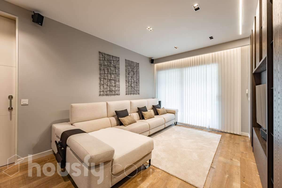 Fantástica planta baja de 152m² habitables, con terraza privada de 80m², zona comunitaria con piscina, parking y trastero. Housfy presenta esta impresionante planta baja, construida en el año 2016 en una de las zonas residenciales más modernas, cotizadas y tranquilas de Sant Feliu de Llobregat, la Ciudad Deportiva Joan Gamper. Se trata de una propiedad única que redefine el concepto de amplitud, destacando por un diseño vanguardista de revista y una espectacular terraza privativa de 80m2 . La vivienda mide 152 m² (verificados con la Dirección General de Catastro) y dispone de parking y trastero en el mismo edificio. La zona de día te enamorará desde el primer instante gracias a un salón-comedor extremadamente grande y diáfano, inundado de luz natural a través de sus enormes ventanales de suelo a techo. En este espacio se integra a la perfección una cocina de concepto abierto con una espectacular isla central en tonos antracita, ideal para los amantes de la gastronomía y la vida social. Toda la estancia se prolonga hacia el exterior conectando directamente con una espectacular terraza privada de más de 80 m² llanos, perfectamente acondicionada con una zona de comedor bajo pérgola y un área de solárium con césped artificial que garantiza un auténtico oasis de privacidad. La zona de descanso está compuesta por cuatro dormitorios amplios y versátiles, perfectos para la familia, invitados o para teletrabajar. Entre ellos destaca la suite principal, un espacio de ensueño que cuenta con su propio vestidor independiente y un baño completo integrado. El confort en toda la vivienda está asegurado con acabados de alta gama, suelos de parquet que aportan calidez, persianas eléctricas, sistema de calefacción, aire acondicionado por conductos y tecnología domótica. La propiedad se encuentra dentro de un exclusivo complejo residencial que ofrece a sus vecinos el acceso a un recinto privado con amplias zonas verdes, árboles maduros y una magnífica piscina comunitaria para disfrutar del verano. Para tu total comodidad, el precio incluye una plaza de garaje de muy fácil acceso en la misma finca y un trastero independiente, todo ello en un edificio moderno equipado con ascensor. Ubicada en un entorno estratégico de Sant Feliu de Llobregat, esta vivienda ofrece una calidad de vida inmejorable. Te encontrarás en una zona residencial muy tranquila y rodeada de parques, pero con la ventaja de tener todos los servicios, comercios y colegios a un paso, además de disfrutar de unas conexiones excelentes con Barcelona tanto en transporte público como por carretera. Una oportunidad de alto standing lista para entrar a vivir que no puedes dejar escapar. Aviso legal El precio de venta no incluye gastos de la compraventa como notaría, registro, impuestos, ni tampoco honorarios agencia. Esta publicación no es vinculante. Consulta siempre la nota simple con Housfy antes de formalizar la compraventa. Sobre nosotros Housfy es la plataforma integral de servicios inmobiliarios. Nuestra combinación de expertos y tecnología pone al alcance de todo el mundo servicios cómodos, claros y seguros. AICAT número: 7922. Nos encargamos de la gestión y asesoramiento de la compra. ¡Olvídate de todo! Hacemos los trámites por ti. Y, si además necesitas financiación, ponemos a tu disposición un bróker hipotecario para ayudarte a conseguir las mejores condiciones para tu perfil económico. ¿Quieres visitarla? Contacta con Housfy y agenda tu visita sin compromiso. Más información en: housfy.com En cumplimiento de la Ley 8/2026 en Cataluña, el certificado de presencia o ausencia de amianto se encuentra en proceso de tramitación.-7