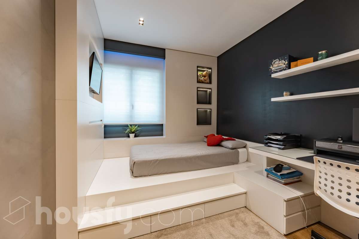 Fantástica planta baja de 152m² habitables, con terraza privada de 80m², zona comunitaria con piscina, parking y trastero. Housfy presenta esta impresionante planta baja, construida en el año 2016 en una de las zonas residenciales más modernas, cotizadas y tranquilas de Sant Feliu de Llobregat, la Ciudad Deportiva Joan Gamper. Se trata de una propiedad única que redefine el concepto de amplitud, destacando por un diseño vanguardista de revista y una espectacular terraza privativa de 80m2 . La vivienda mide 152 m² (verificados con la Dirección General de Catastro) y dispone de parking y trastero en el mismo edificio. La zona de día te enamorará desde el primer instante gracias a un salón-comedor extremadamente grande y diáfano, inundado de luz natural a través de sus enormes ventanales de suelo a techo. En este espacio se integra a la perfección una cocina de concepto abierto con una espectacular isla central en tonos antracita, ideal para los amantes de la gastronomía y la vida social. Toda la estancia se prolonga hacia el exterior conectando directamente con una espectacular terraza privada de más de 80 m² llanos, perfectamente acondicionada con una zona de comedor bajo pérgola y un área de solárium con césped artificial que garantiza un auténtico oasis de privacidad. La zona de descanso está compuesta por cuatro dormitorios amplios y versátiles, perfectos para la familia, invitados o para teletrabajar. Entre ellos destaca la suite principal, un espacio de ensueño que cuenta con su propio vestidor independiente y un baño completo integrado. El confort en toda la vivienda está asegurado con acabados de alta gama, suelos de parquet que aportan calidez, persianas eléctricas, sistema de calefacción, aire acondicionado por conductos y tecnología domótica. La propiedad se encuentra dentro de un exclusivo complejo residencial que ofrece a sus vecinos el acceso a un recinto privado con amplias zonas verdes, árboles maduros y una magnífica piscina comunitaria para disfrutar del verano. Para tu total comodidad, el precio incluye una plaza de garaje de muy fácil acceso en la misma finca y un trastero independiente, todo ello en un edificio moderno equipado con ascensor. Ubicada en un entorno estratégico de Sant Feliu de Llobregat, esta vivienda ofrece una calidad de vida inmejorable. Te encontrarás en una zona residencial muy tranquila y rodeada de parques, pero con la ventaja de tener todos los servicios, comercios y colegios a un paso, además de disfrutar de unas conexiones excelentes con Barcelona tanto en transporte público como por carretera. Una oportunidad de alto standing lista para entrar a vivir que no puedes dejar escapar. Aviso legal El precio de venta no incluye gastos de la compraventa como notaría, registro, impuestos, ni tampoco honorarios agencia. Esta publicación no es vinculante. Consulta siempre la nota simple con Housfy antes de formalizar la compraventa. Sobre nosotros Housfy es la plataforma integral de servicios inmobiliarios. Nuestra combinación de expertos y tecnología pone al alcance de todo el mundo servicios cómodos, claros y seguros. AICAT número: 7922. Nos encargamos de la gestión y asesoramiento de la compra. ¡Olvídate de todo! Hacemos los trámites por ti. Y, si además necesitas financiación, ponemos a tu disposición un bróker hipotecario para ayudarte a conseguir las mejores condiciones para tu perfil económico. ¿Quieres visitarla? Contacta con Housfy y agenda tu visita sin compromiso. Más información en: housfy.com En cumplimiento de la Ley 8/2026 en Cataluña, el certificado de presencia o ausencia de amianto se encuentra en proceso de tramitación.-32