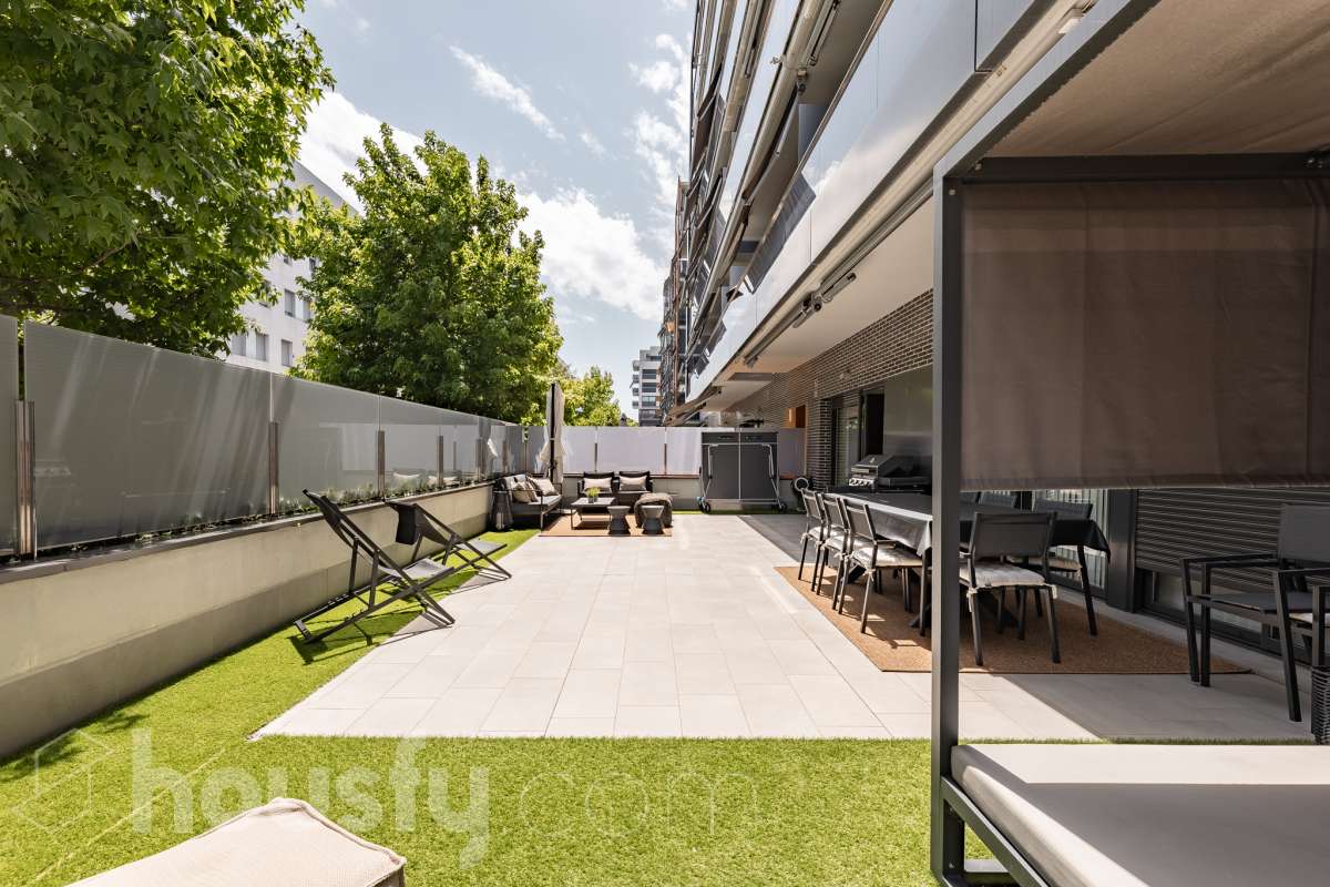 Fantástica planta baja de 152m² habitables, con terraza privada de 80m², zona comunitaria con piscina, parking y trastero. Housfy presenta esta impresionante planta baja, construida en el año 2016 en una de las zonas residenciales más modernas, cotizadas y tranquilas de Sant Feliu de Llobregat, la Ciudad Deportiva Joan Gamper. Se trata de una propiedad única que redefine el concepto de amplitud, destacando por un diseño vanguardista de revista y una espectacular terraza privativa de 80m2 . La vivienda mide 152 m² (verificados con la Dirección General de Catastro) y dispone de parking y trastero en el mismo edificio. La zona de día te enamorará desde el primer instante gracias a un salón-comedor extremadamente grande y diáfano, inundado de luz natural a través de sus enormes ventanales de suelo a techo. En este espacio se integra a la perfección una cocina de concepto abierto con una espectacular isla central en tonos antracita, ideal para los amantes de la gastronomía y la vida social. Toda la estancia se prolonga hacia el exterior conectando directamente con una espectacular terraza privada de más de 80 m² llanos, perfectamente acondicionada con una zona de comedor bajo pérgola y un área de solárium con césped artificial que garantiza un auténtico oasis de privacidad. La zona de descanso está compuesta por cuatro dormitorios amplios y versátiles, perfectos para la familia, invitados o para teletrabajar. Entre ellos destaca la suite principal, un espacio de ensueño que cuenta con su propio vestidor independiente y un baño completo integrado. El confort en toda la vivienda está asegurado con acabados de alta gama, suelos de parquet que aportan calidez, persianas eléctricas, sistema de calefacción, aire acondicionado por conductos y tecnología domótica. La propiedad se encuentra dentro de un exclusivo complejo residencial que ofrece a sus vecinos el acceso a un recinto privado con amplias zonas verdes, árboles maduros y una magnífica piscina comunitaria para disfrutar del verano. Para tu total comodidad, el precio incluye una plaza de garaje de muy fácil acceso en la misma finca y un trastero independiente, todo ello en un edificio moderno equipado con ascensor. Ubicada en un entorno estratégico de Sant Feliu de Llobregat, esta vivienda ofrece una calidad de vida inmejorable. Te encontrarás en una zona residencial muy tranquila y rodeada de parques, pero con la ventaja de tener todos los servicios, comercios y colegios a un paso, además de disfrutar de unas conexiones excelentes con Barcelona tanto en transporte público como por carretera. Una oportunidad de alto standing lista para entrar a vivir que no puedes dejar escapar. Aviso legal El precio de venta no incluye gastos de la compraventa como notaría, registro, impuestos, ni tampoco honorarios agencia. Esta publicación no es vinculante. Consulta siempre la nota simple con Housfy antes de formalizar la compraventa. Sobre nosotros Housfy es la plataforma integral de servicios inmobiliarios. Nuestra combinación de expertos y tecnología pone al alcance de todo el mundo servicios cómodos, claros y seguros. AICAT número: 7922. Nos encargamos de la gestión y asesoramiento de la compra. ¡Olvídate de todo! Hacemos los trámites por ti. Y, si además necesitas financiación, ponemos a tu disposición un bróker hipotecario para ayudarte a conseguir las mejores condiciones para tu perfil económico. ¿Quieres visitarla? Contacta con Housfy y agenda tu visita sin compromiso. Más información en: housfy.com En cumplimiento de la Ley 8/2026 en Cataluña, el certificado de presencia o ausencia de amianto se encuentra en proceso de tramitación.-20