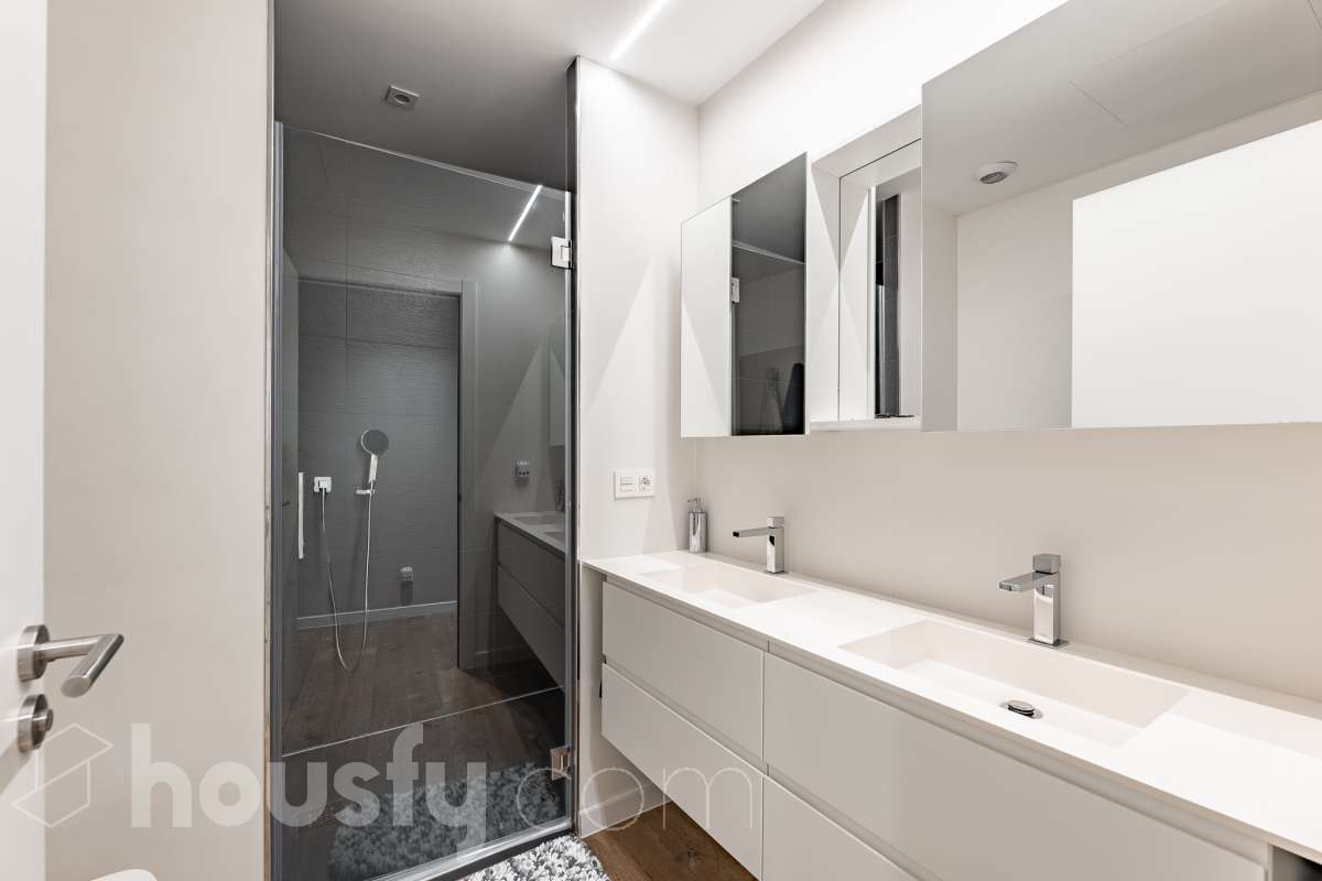 Fantástica planta baja de 152m² habitables, con terraza privada de 80m², zona comunitaria con piscina, parking y trastero. Housfy presenta esta impresionante planta baja, construida en el año 2016 en una de las zonas residenciales más modernas, cotizadas y tranquilas de Sant Feliu de Llobregat, la Ciudad Deportiva Joan Gamper. Se trata de una propiedad única que redefine el concepto de amplitud, destacando por un diseño vanguardista de revista y una espectacular terraza privativa de 80m2 . La vivienda mide 152 m² (verificados con la Dirección General de Catastro) y dispone de parking y trastero en el mismo edificio. La zona de día te enamorará desde el primer instante gracias a un salón-comedor extremadamente grande y diáfano, inundado de luz natural a través de sus enormes ventanales de suelo a techo. En este espacio se integra a la perfección una cocina de concepto abierto con una espectacular isla central en tonos antracita, ideal para los amantes de la gastronomía y la vida social. Toda la estancia se prolonga hacia el exterior conectando directamente con una espectacular terraza privada de más de 80 m² llanos, perfectamente acondicionada con una zona de comedor bajo pérgola y un área de solárium con césped artificial que garantiza un auténtico oasis de privacidad. La zona de descanso está compuesta por cuatro dormitorios amplios y versátiles, perfectos para la familia, invitados o para teletrabajar. Entre ellos destaca la suite principal, un espacio de ensueño que cuenta con su propio vestidor independiente y un baño completo integrado. El confort en toda la vivienda está asegurado con acabados de alta gama, suelos de parquet que aportan calidez, persianas eléctricas, sistema de calefacción, aire acondicionado por conductos y tecnología domótica. La propiedad se encuentra dentro de un exclusivo complejo residencial que ofrece a sus vecinos el acceso a un recinto privado con amplias zonas verdes, árboles maduros y una magnífica piscina comunitaria para disfrutar del verano. Para tu total comodidad, el precio incluye una plaza de garaje de muy fácil acceso en la misma finca y un trastero independiente, todo ello en un edificio moderno equipado con ascensor. Ubicada en un entorno estratégico de Sant Feliu de Llobregat, esta vivienda ofrece una calidad de vida inmejorable. Te encontrarás en una zona residencial muy tranquila y rodeada de parques, pero con la ventaja de tener todos los servicios, comercios y colegios a un paso, además de disfrutar de unas conexiones excelentes con Barcelona tanto en transporte público como por carretera. Una oportunidad de alto standing lista para entrar a vivir que no puedes dejar escapar. Aviso legal El precio de venta no incluye gastos de la compraventa como notaría, registro, impuestos, ni tampoco honorarios agencia. Esta publicación no es vinculante. Consulta siempre la nota simple con Housfy antes de formalizar la compraventa. Sobre nosotros Housfy es la plataforma integral de servicios inmobiliarios. Nuestra combinación de expertos y tecnología pone al alcance de todo el mundo servicios cómodos, claros y seguros. AICAT número: 7922. Nos encargamos de la gestión y asesoramiento de la compra. ¡Olvídate de todo! Hacemos los trámites por ti. Y, si además necesitas financiación, ponemos a tu disposición un bróker hipotecario para ayudarte a conseguir las mejores condiciones para tu perfil económico. ¿Quieres visitarla? Contacta con Housfy y agenda tu visita sin compromiso. Más información en: housfy.com En cumplimiento de la Ley 8/2026 en Cataluña, el certificado de presencia o ausencia de amianto se encuentra en proceso de tramitación.-34