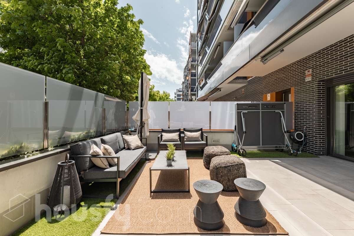 Fantástica planta baja de 152m² habitables, con terraza privada de 80m², zona comunitaria con piscina, parking y trastero. Housfy presenta esta impresionante planta baja, construida en el año 2016 en una de las zonas residenciales más modernas, cotizadas y tranquilas de Sant Feliu de Llobregat, la Ciudad Deportiva Joan Gamper. Se trata de una propiedad única que redefine el concepto de amplitud, destacando por un diseño vanguardista de revista y una espectacular terraza privativa de 80m2 . La vivienda mide 152 m² (verificados con la Dirección General de Catastro) y dispone de parking y trastero en el mismo edificio. La zona de día te enamorará desde el primer instante gracias a un salón-comedor extremadamente grande y diáfano, inundado de luz natural a través de sus enormes ventanales de suelo a techo. En este espacio se integra a la perfección una cocina de concepto abierto con una espectacular isla central en tonos antracita, ideal para los amantes de la gastronomía y la vida social. Toda la estancia se prolonga hacia el exterior conectando directamente con una espectacular terraza privada de más de 80 m² llanos, perfectamente acondicionada con una zona de comedor bajo pérgola y un área de solárium con césped artificial que garantiza un auténtico oasis de privacidad. La zona de descanso está compuesta por cuatro dormitorios amplios y versátiles, perfectos para la familia, invitados o para teletrabajar. Entre ellos destaca la suite principal, un espacio de ensueño que cuenta con su propio vestidor independiente y un baño completo integrado. El confort en toda la vivienda está asegurado con acabados de alta gama, suelos de parquet que aportan calidez, persianas eléctricas, sistema de calefacción, aire acondicionado por conductos y tecnología domótica. La propiedad se encuentra dentro de un exclusivo complejo residencial que ofrece a sus vecinos el acceso a un recinto privado con amplias zonas verdes, árboles maduros y una magnífica piscina comunitaria para disfrutar del verano. Para tu total comodidad, el precio incluye una plaza de garaje de muy fácil acceso en la misma finca y un trastero independiente, todo ello en un edificio moderno equipado con ascensor. Ubicada en un entorno estratégico de Sant Feliu de Llobregat, esta vivienda ofrece una calidad de vida inmejorable. Te encontrarás en una zona residencial muy tranquila y rodeada de parques, pero con la ventaja de tener todos los servicios, comercios y colegios a un paso, además de disfrutar de unas conexiones excelentes con Barcelona tanto en transporte público como por carretera. Una oportunidad de alto standing lista para entrar a vivir que no puedes dejar escapar. Aviso legal El precio de venta no incluye gastos de la compraventa como notaría, registro, impuestos, ni tampoco honorarios agencia. Esta publicación no es vinculante. Consulta siempre la nota simple con Housfy antes de formalizar la compraventa. Sobre nosotros Housfy es la plataforma integral de servicios inmobiliarios. Nuestra combinación de expertos y tecnología pone al alcance de todo el mundo servicios cómodos, claros y seguros. AICAT número: 7922. Nos encargamos de la gestión y asesoramiento de la compra. ¡Olvídate de todo! Hacemos los trámites por ti. Y, si además necesitas financiación, ponemos a tu disposición un bróker hipotecario para ayudarte a conseguir las mejores condiciones para tu perfil económico. ¿Quieres visitarla? Contacta con Housfy y agenda tu visita sin compromiso. Más información en: housfy.com En cumplimiento de la Ley 8/2026 en Cataluña, el certificado de presencia o ausencia de amianto se encuentra en proceso de tramitación.-19