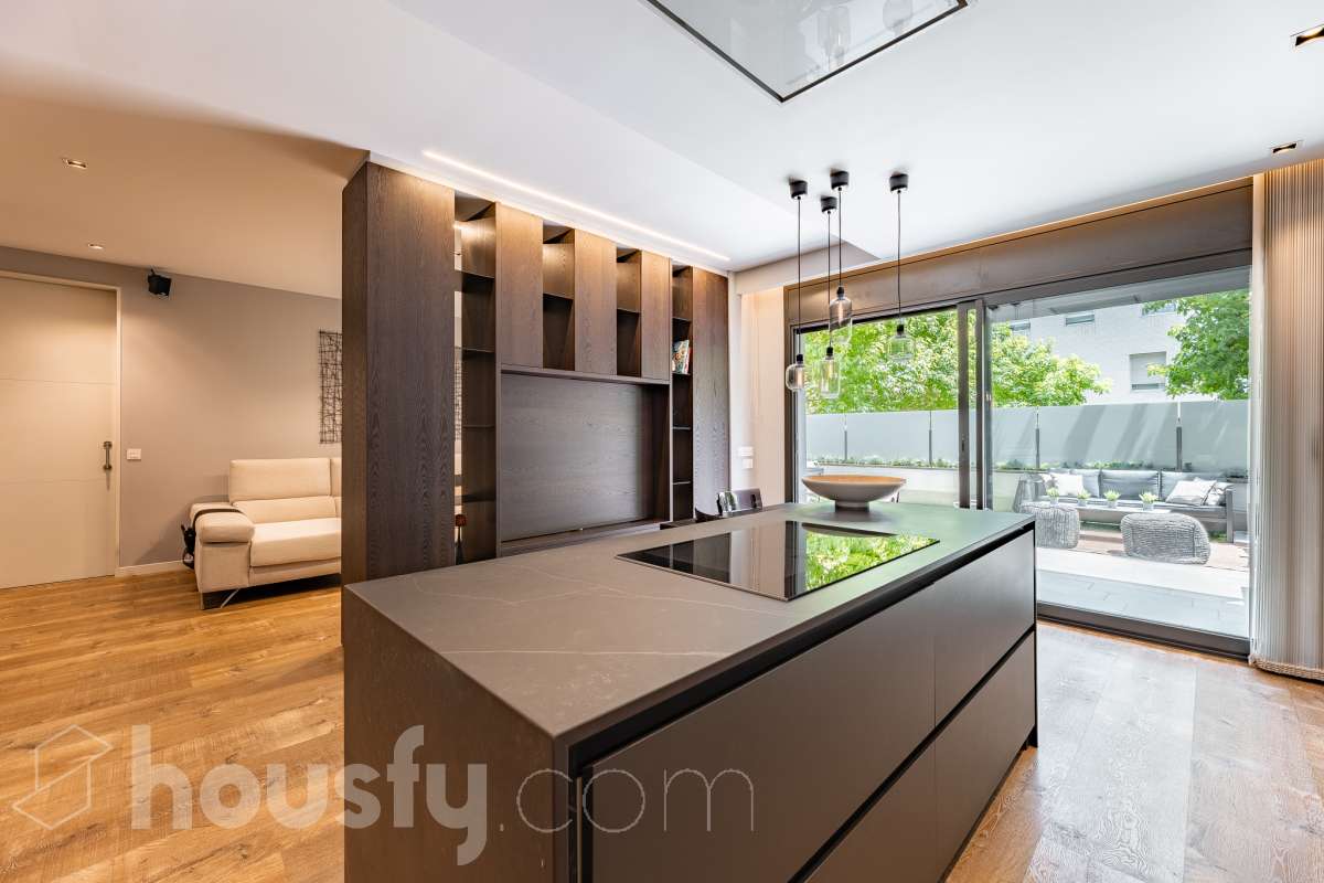 Fantástica planta baja de 152m² habitables, con terraza privada de 80m², zona comunitaria con piscina, parking y trastero. Housfy presenta esta impresionante planta baja, construida en el año 2016 en una de las zonas residenciales más modernas, cotizadas y tranquilas de Sant Feliu de Llobregat, la Ciudad Deportiva Joan Gamper. Se trata de una propiedad única que redefine el concepto de amplitud, destacando por un diseño vanguardista de revista y una espectacular terraza privativa de 80m2 . La vivienda mide 152 m² (verificados con la Dirección General de Catastro) y dispone de parking y trastero en el mismo edificio. La zona de día te enamorará desde el primer instante gracias a un salón-comedor extremadamente grande y diáfano, inundado de luz natural a través de sus enormes ventanales de suelo a techo. En este espacio se integra a la perfección una cocina de concepto abierto con una espectacular isla central en tonos antracita, ideal para los amantes de la gastronomía y la vida social. Toda la estancia se prolonga hacia el exterior conectando directamente con una espectacular terraza privada de más de 80 m² llanos, perfectamente acondicionada con una zona de comedor bajo pérgola y un área de solárium con césped artificial que garantiza un auténtico oasis de privacidad. La zona de descanso está compuesta por cuatro dormitorios amplios y versátiles, perfectos para la familia, invitados o para teletrabajar. Entre ellos destaca la suite principal, un espacio de ensueño que cuenta con su propio vestidor independiente y un baño completo integrado. El confort en toda la vivienda está asegurado con acabados de alta gama, suelos de parquet que aportan calidez, persianas eléctricas, sistema de calefacción, aire acondicionado por conductos y tecnología domótica. La propiedad se encuentra dentro de un exclusivo complejo residencial que ofrece a sus vecinos el acceso a un recinto privado con amplias zonas verdes, árboles maduros y una magnífica piscina comunitaria para disfrutar del verano. Para tu total comodidad, el precio incluye una plaza de garaje de muy fácil acceso en la misma finca y un trastero independiente, todo ello en un edificio moderno equipado con ascensor. Ubicada en un entorno estratégico de Sant Feliu de Llobregat, esta vivienda ofrece una calidad de vida inmejorable. Te encontrarás en una zona residencial muy tranquila y rodeada de parques, pero con la ventaja de tener todos los servicios, comercios y colegios a un paso, además de disfrutar de unas conexiones excelentes con Barcelona tanto en transporte público como por carretera. Una oportunidad de alto standing lista para entrar a vivir que no puedes dejar escapar. Aviso legal El precio de venta no incluye gastos de la compraventa como notaría, registro, impuestos, ni tampoco honorarios agencia. Esta publicación no es vinculante. Consulta siempre la nota simple con Housfy antes de formalizar la compraventa. Sobre nosotros Housfy es la plataforma integral de servicios inmobiliarios. Nuestra combinación de expertos y tecnología pone al alcance de todo el mundo servicios cómodos, claros y seguros. AICAT número: 7922. Nos encargamos de la gestión y asesoramiento de la compra. ¡Olvídate de todo! Hacemos los trámites por ti. Y, si además necesitas financiación, ponemos a tu disposición un bróker hipotecario para ayudarte a conseguir las mejores condiciones para tu perfil económico. ¿Quieres visitarla? Contacta con Housfy y agenda tu visita sin compromiso. Más información en: housfy.com En cumplimiento de la Ley 8/2026 en Cataluña, el certificado de presencia o ausencia de amianto se encuentra en proceso de tramitación.-4