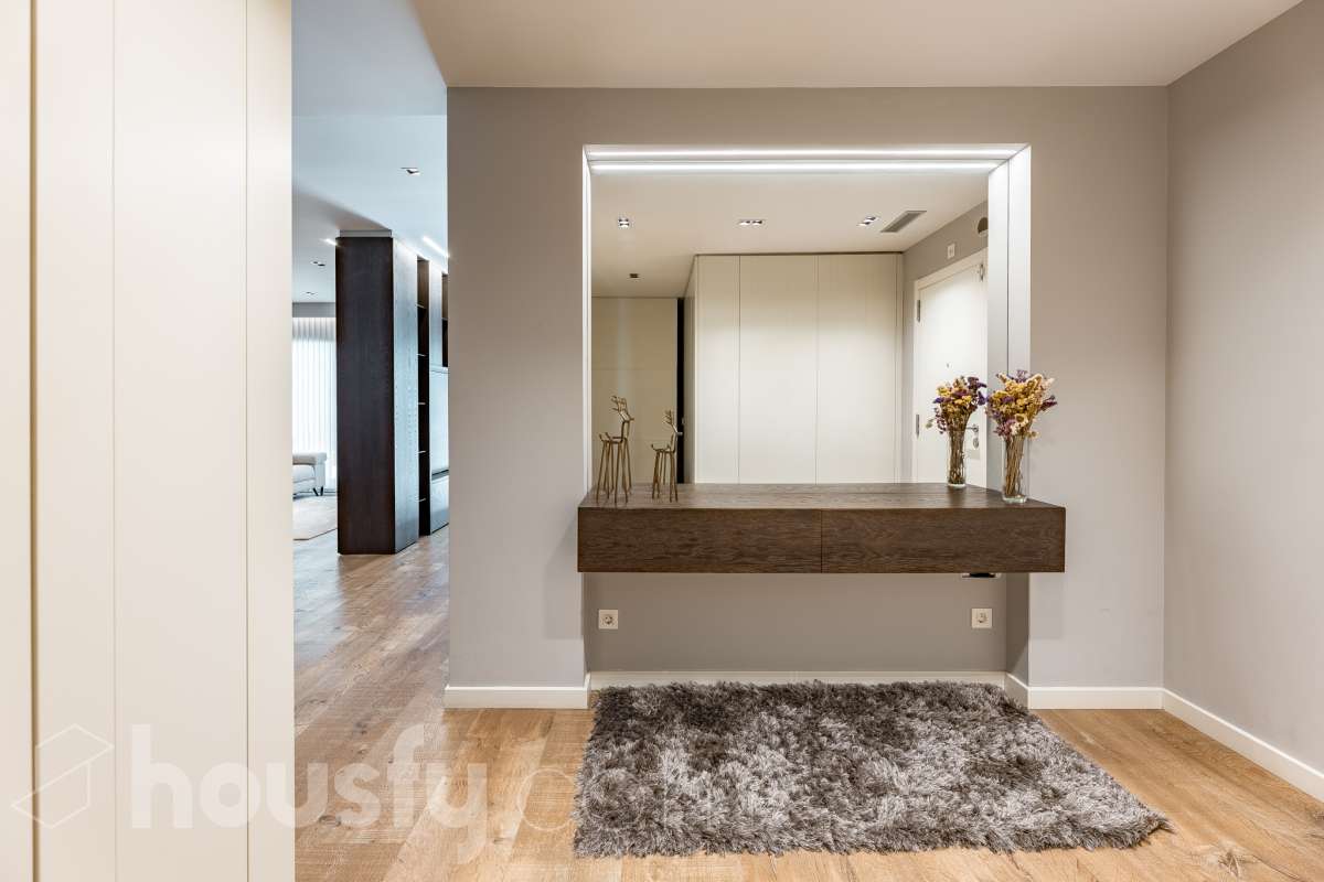Fantástica planta baja de 152m² habitables, con terraza privada de 80m², zona comunitaria con piscina, parking y trastero. Housfy presenta esta impresionante planta baja, construida en el año 2016 en una de las zonas residenciales más modernas, cotizadas y tranquilas de Sant Feliu de Llobregat, la Ciudad Deportiva Joan Gamper. Se trata de una propiedad única que redefine el concepto de amplitud, destacando por un diseño vanguardista de revista y una espectacular terraza privativa de 80m2 . La vivienda mide 152 m² (verificados con la Dirección General de Catastro) y dispone de parking y trastero en el mismo edificio. La zona de día te enamorará desde el primer instante gracias a un salón-comedor extremadamente grande y diáfano, inundado de luz natural a través de sus enormes ventanales de suelo a techo. En este espacio se integra a la perfección una cocina de concepto abierto con una espectacular isla central en tonos antracita, ideal para los amantes de la gastronomía y la vida social. Toda la estancia se prolonga hacia el exterior conectando directamente con una espectacular terraza privada de más de 80 m² llanos, perfectamente acondicionada con una zona de comedor bajo pérgola y un área de solárium con césped artificial que garantiza un auténtico oasis de privacidad. La zona de descanso está compuesta por cuatro dormitorios amplios y versátiles, perfectos para la familia, invitados o para teletrabajar. Entre ellos destaca la suite principal, un espacio de ensueño que cuenta con su propio vestidor independiente y un baño completo integrado. El confort en toda la vivienda está asegurado con acabados de alta gama, suelos de parquet que aportan calidez, persianas eléctricas, sistema de calefacción, aire acondicionado por conductos y tecnología domótica. La propiedad se encuentra dentro de un exclusivo complejo residencial que ofrece a sus vecinos el acceso a un recinto privado con amplias zonas verdes, árboles maduros y una magnífica piscina comunitaria para disfrutar del verano. Para tu total comodidad, el precio incluye una plaza de garaje de muy fácil acceso en la misma finca y un trastero independiente, todo ello en un edificio moderno equipado con ascensor. Ubicada en un entorno estratégico de Sant Feliu de Llobregat, esta vivienda ofrece una calidad de vida inmejorable. Te encontrarás en una zona residencial muy tranquila y rodeada de parques, pero con la ventaja de tener todos los servicios, comercios y colegios a un paso, además de disfrutar de unas conexiones excelentes con Barcelona tanto en transporte público como por carretera. Una oportunidad de alto standing lista para entrar a vivir que no puedes dejar escapar. Aviso legal El precio de venta no incluye gastos de la compraventa como notaría, registro, impuestos, ni tampoco honorarios agencia. Esta publicación no es vinculante. Consulta siempre la nota simple con Housfy antes de formalizar la compraventa. Sobre nosotros Housfy es la plataforma integral de servicios inmobiliarios. Nuestra combinación de expertos y tecnología pone al alcance de todo el mundo servicios cómodos, claros y seguros. AICAT número: 7922. Nos encargamos de la gestión y asesoramiento de la compra. ¡Olvídate de todo! Hacemos los trámites por ti. Y, si además necesitas financiación, ponemos a tu disposición un bróker hipotecario para ayudarte a conseguir las mejores condiciones para tu perfil económico. ¿Quieres visitarla? Contacta con Housfy y agenda tu visita sin compromiso. Más información en: housfy.com En cumplimiento de la Ley 8/2026 en Cataluña, el certificado de presencia o ausencia de amianto se encuentra en proceso de tramitación.-27