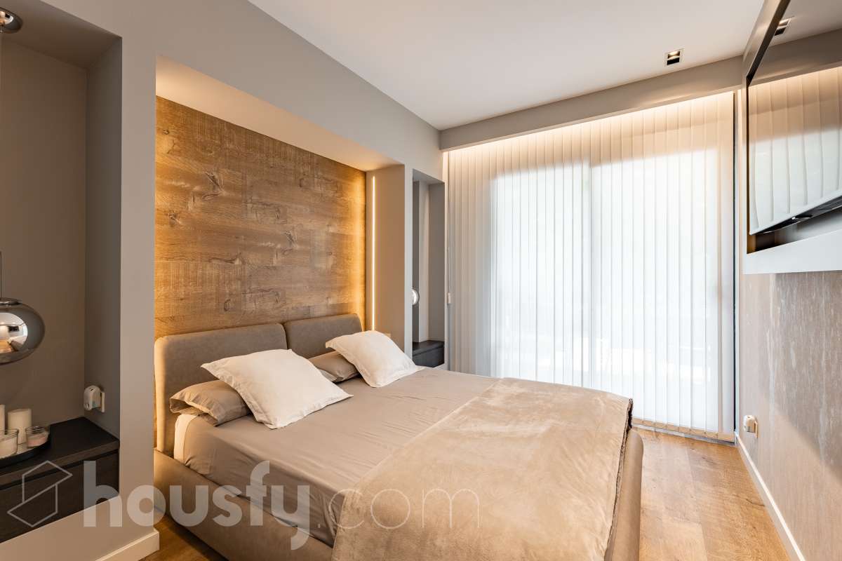 Fantástica planta baja de 152m² habitables, con terraza privada de 80m², zona comunitaria con piscina, parking y trastero. Housfy presenta esta impresionante planta baja, construida en el año 2016 en una de las zonas residenciales más modernas, cotizadas y tranquilas de Sant Feliu de Llobregat, la Ciudad Deportiva Joan Gamper. Se trata de una propiedad única que redefine el concepto de amplitud, destacando por un diseño vanguardista de revista y una espectacular terraza privativa de 80m2 . La vivienda mide 152 m² (verificados con la Dirección General de Catastro) y dispone de parking y trastero en el mismo edificio. La zona de día te enamorará desde el primer instante gracias a un salón-comedor extremadamente grande y diáfano, inundado de luz natural a través de sus enormes ventanales de suelo a techo. En este espacio se integra a la perfección una cocina de concepto abierto con una espectacular isla central en tonos antracita, ideal para los amantes de la gastronomía y la vida social. Toda la estancia se prolonga hacia el exterior conectando directamente con una espectacular terraza privada de más de 80 m² llanos, perfectamente acondicionada con una zona de comedor bajo pérgola y un área de solárium con césped artificial que garantiza un auténtico oasis de privacidad. La zona de descanso está compuesta por cuatro dormitorios amplios y versátiles, perfectos para la familia, invitados o para teletrabajar. Entre ellos destaca la suite principal, un espacio de ensueño que cuenta con su propio vestidor independiente y un baño completo integrado. El confort en toda la vivienda está asegurado con acabados de alta gama, suelos de parquet que aportan calidez, persianas eléctricas, sistema de calefacción, aire acondicionado por conductos y tecnología domótica. La propiedad se encuentra dentro de un exclusivo complejo residencial que ofrece a sus vecinos el acceso a un recinto privado con amplias zonas verdes, árboles maduros y una magnífica piscina comunitaria para disfrutar del verano. Para tu total comodidad, el precio incluye una plaza de garaje de muy fácil acceso en la misma finca y un trastero independiente, todo ello en un edificio moderno equipado con ascensor. Ubicada en un entorno estratégico de Sant Feliu de Llobregat, esta vivienda ofrece una calidad de vida inmejorable. Te encontrarás en una zona residencial muy tranquila y rodeada de parques, pero con la ventaja de tener todos los servicios, comercios y colegios a un paso, además de disfrutar de unas conexiones excelentes con Barcelona tanto en transporte público como por carretera. Una oportunidad de alto standing lista para entrar a vivir que no puedes dejar escapar. Aviso legal El precio de venta no incluye gastos de la compraventa como notaría, registro, impuestos, ni tampoco honorarios agencia. Esta publicación no es vinculante. Consulta siempre la nota simple con Housfy antes de formalizar la compraventa. Sobre nosotros Housfy es la plataforma integral de servicios inmobiliarios. Nuestra combinación de expertos y tecnología pone al alcance de todo el mundo servicios cómodos, claros y seguros. AICAT número: 7922. Nos encargamos de la gestión y asesoramiento de la compra. ¡Olvídate de todo! Hacemos los trámites por ti. Y, si además necesitas financiación, ponemos a tu disposición un bróker hipotecario para ayudarte a conseguir las mejores condiciones para tu perfil económico. ¿Quieres visitarla? Contacta con Housfy y agenda tu visita sin compromiso. Más información en: housfy.com En cumplimiento de la Ley 8/2026 en Cataluña, el certificado de presencia o ausencia de amianto se encuentra en proceso de tramitación.-30
