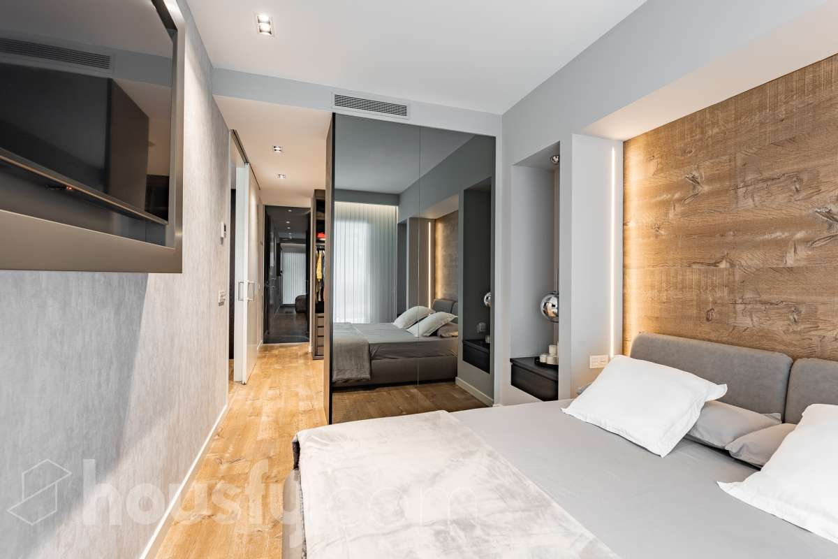 Fantástica planta baja de 152m² habitables, con terraza privada de 80m², zona comunitaria con piscina, parking y trastero. Housfy presenta esta impresionante planta baja, construida en el año 2016 en una de las zonas residenciales más modernas, cotizadas y tranquilas de Sant Feliu de Llobregat, la Ciudad Deportiva Joan Gamper. Se trata de una propiedad única que redefine el concepto de amplitud, destacando por un diseño vanguardista de revista y una espectacular terraza privativa de 80m2 . La vivienda mide 152 m² (verificados con la Dirección General de Catastro) y dispone de parking y trastero en el mismo edificio. La zona de día te enamorará desde el primer instante gracias a un salón-comedor extremadamente grande y diáfano, inundado de luz natural a través de sus enormes ventanales de suelo a techo. En este espacio se integra a la perfección una cocina de concepto abierto con una espectacular isla central en tonos antracita, ideal para los amantes de la gastronomía y la vida social. Toda la estancia se prolonga hacia el exterior conectando directamente con una espectacular terraza privada de más de 80 m² llanos, perfectamente acondicionada con una zona de comedor bajo pérgola y un área de solárium con césped artificial que garantiza un auténtico oasis de privacidad. La zona de descanso está compuesta por cuatro dormitorios amplios y versátiles, perfectos para la familia, invitados o para teletrabajar. Entre ellos destaca la suite principal, un espacio de ensueño que cuenta con su propio vestidor independiente y un baño completo integrado. El confort en toda la vivienda está asegurado con acabados de alta gama, suelos de parquet que aportan calidez, persianas eléctricas, sistema de calefacción, aire acondicionado por conductos y tecnología domótica. La propiedad se encuentra dentro de un exclusivo complejo residencial que ofrece a sus vecinos el acceso a un recinto privado con amplias zonas verdes, árboles maduros y una magnífica piscina comunitaria para disfrutar del verano. Para tu total comodidad, el precio incluye una plaza de garaje de muy fácil acceso en la misma finca y un trastero independiente, todo ello en un edificio moderno equipado con ascensor. Ubicada en un entorno estratégico de Sant Feliu de Llobregat, esta vivienda ofrece una calidad de vida inmejorable. Te encontrarás en una zona residencial muy tranquila y rodeada de parques, pero con la ventaja de tener todos los servicios, comercios y colegios a un paso, además de disfrutar de unas conexiones excelentes con Barcelona tanto en transporte público como por carretera. Una oportunidad de alto standing lista para entrar a vivir que no puedes dejar escapar. Aviso legal El precio de venta no incluye gastos de la compraventa como notaría, registro, impuestos, ni tampoco honorarios agencia. Esta publicación no es vinculante. Consulta siempre la nota simple con Housfy antes de formalizar la compraventa. Sobre nosotros Housfy es la plataforma integral de servicios inmobiliarios. Nuestra combinación de expertos y tecnología pone al alcance de todo el mundo servicios cómodos, claros y seguros. AICAT número: 7922. Nos encargamos de la gestión y asesoramiento de la compra. ¡Olvídate de todo! Hacemos los trámites por ti. Y, si además necesitas financiación, ponemos a tu disposición un bróker hipotecario para ayudarte a conseguir las mejores condiciones para tu perfil económico. ¿Quieres visitarla? Contacta con Housfy y agenda tu visita sin compromiso. Más información en: housfy.com En cumplimiento de la Ley 8/2026 en Cataluña, el certificado de presencia o ausencia de amianto se encuentra en proceso de tramitación.-29