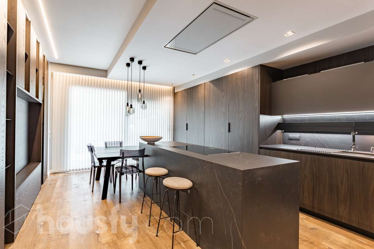Fantástica planta baja de 152m² habitables, con terraza privada de 80m², zona comunitaria con piscina, parking y trastero. Housfy presenta esta impresionante planta baja, construida en el año 2016 en una de las zonas residenciales más modernas, cotizadas y tranquilas de Sant Feliu de Llobregat, la Ciudad Deportiva Joan Gamper. Se trata de una propiedad única que redefine el concepto de amplitud, destacando por un diseño vanguardista de revista y una espectacular terraza privativa de 80m2 . La vivienda mide 152 m² (verificados con la Dirección General de Catastro) y dispone de parking y trastero en el mismo edificio. La zona de día te enamorará desde el primer instante gracias a un salón-comedor extremadamente grande y diáfano, inundado de luz natural a través de sus enormes ventanales de suelo a techo. En este espacio se integra a la perfección una cocina de concepto abierto con una espectacular isla central en tonos antracita, ideal para los amantes de la gastronomía y la vida social. Toda la estancia se prolonga hacia el exterior conectando directamente con una espectacular terraza privada de más de 80 m² llanos, perfectamente acondicionada con una zona de comedor bajo pérgola y un área de solárium con césped artificial que garantiza un auténtico oasis de privacidad. La zona de descanso está compuesta por cuatro dormitorios amplios y versátiles, perfectos para la familia, invitados o para teletrabajar. Entre ellos destaca la suite principal, un espacio de ensueño que cuenta con su propio vestidor independiente y un baño completo integrado. El confort en toda la vivienda está asegurado con acabados de alta gama, suelos de parquet que aportan calidez, persianas eléctricas, sistema de calefacción, aire acondicionado por conductos y tecnología domótica. La propiedad se encuentra dentro de un exclusivo complejo residencial que ofrece a sus vecinos el acceso a un recinto privado con amplias zonas verdes, árboles maduros y una magnífica piscina comunitaria para disfrutar del verano. Para tu total comodidad, el precio incluye una plaza de garaje de muy fácil acceso en la misma finca y un trastero independiente, todo ello en un edificio moderno equipado con ascensor. Ubicada en un entorno estratégico de Sant Feliu de Llobregat, esta vivienda ofrece una calidad de vida inmejorable. Te encontrarás en una zona residencial muy tranquila y rodeada de parques, pero con la ventaja de tener todos los servicios, comercios y colegios a un paso, además de disfrutar de unas conexiones excelentes con Barcelona tanto en transporte público como por carretera. Una oportunidad de alto standing lista para entrar a vivir que no puedes dejar escapar. Aviso legal El precio de venta no incluye gastos de la compraventa como notaría, registro, impuestos, ni tampoco honorarios agencia. Esta publicación no es vinculante. Consulta siempre la nota simple con Housfy antes de formalizar la compraventa. Sobre nosotros Housfy es la plataforma integral de servicios inmobiliarios. Nuestra combinación de expertos y tecnología pone al alcance de todo el mundo servicios cómodos, claros y seguros. AICAT número: 7922. Nos encargamos de la gestión y asesoramiento de la compra. ¡Olvídate de todo! Hacemos los trámites por ti. Y, si además necesitas financiación, ponemos a tu disposición un bróker hipotecario para ayudarte a conseguir las mejores condiciones para tu perfil económico. ¿Quieres visitarla? Contacta con Housfy y agenda tu visita sin compromiso. Más información en: housfy.com En cumplimiento de la Ley 8/2026 en Cataluña, el certificado de presencia o ausencia de amianto se encuentra en proceso de tramitación.-14