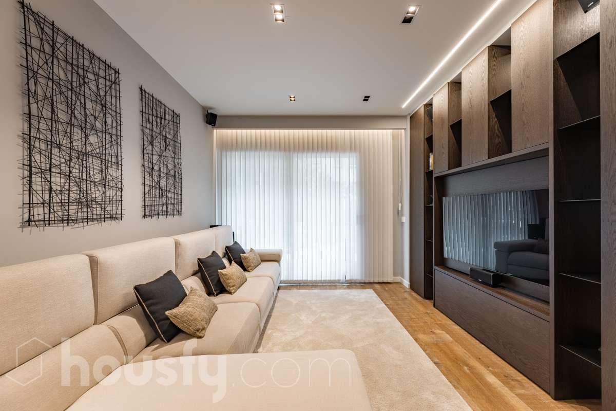 Fantástica planta baja de 152m² habitables, con terraza privada de 80m², zona comunitaria con piscina, parking y trastero. Housfy presenta esta impresionante planta baja, construida en el año 2016 en una de las zonas residenciales más modernas, cotizadas y tranquilas de Sant Feliu de Llobregat, la Ciudad Deportiva Joan Gamper. Se trata de una propiedad única que redefine el concepto de amplitud, destacando por un diseño vanguardista de revista y una espectacular terraza privativa de 80m2 . La vivienda mide 152 m² (verificados con la Dirección General de Catastro) y dispone de parking y trastero en el mismo edificio. La zona de día te enamorará desde el primer instante gracias a un salón-comedor extremadamente grande y diáfano, inundado de luz natural a través de sus enormes ventanales de suelo a techo. En este espacio se integra a la perfección una cocina de concepto abierto con una espectacular isla central en tonos antracita, ideal para los amantes de la gastronomía y la vida social. Toda la estancia se prolonga hacia el exterior conectando directamente con una espectacular terraza privada de más de 80 m² llanos, perfectamente acondicionada con una zona de comedor bajo pérgola y un área de solárium con césped artificial que garantiza un auténtico oasis de privacidad. La zona de descanso está compuesta por cuatro dormitorios amplios y versátiles, perfectos para la familia, invitados o para teletrabajar. Entre ellos destaca la suite principal, un espacio de ensueño que cuenta con su propio vestidor independiente y un baño completo integrado. El confort en toda la vivienda está asegurado con acabados de alta gama, suelos de parquet que aportan calidez, persianas eléctricas, sistema de calefacción, aire acondicionado por conductos y tecnología domótica. La propiedad se encuentra dentro de un exclusivo complejo residencial que ofrece a sus vecinos el acceso a un recinto privado con amplias zonas verdes, árboles maduros y una magnífica piscina comunitaria para disfrutar del verano. Para tu total comodidad, el precio incluye una plaza de garaje de muy fácil acceso en la misma finca y un trastero independiente, todo ello en un edificio moderno equipado con ascensor. Ubicada en un entorno estratégico de Sant Feliu de Llobregat, esta vivienda ofrece una calidad de vida inmejorable. Te encontrarás en una zona residencial muy tranquila y rodeada de parques, pero con la ventaja de tener todos los servicios, comercios y colegios a un paso, además de disfrutar de unas conexiones excelentes con Barcelona tanto en transporte público como por carretera. Una oportunidad de alto standing lista para entrar a vivir que no puedes dejar escapar. Aviso legal El precio de venta no incluye gastos de la compraventa como notaría, registro, impuestos, ni tampoco honorarios agencia. Esta publicación no es vinculante. Consulta siempre la nota simple con Housfy antes de formalizar la compraventa. Sobre nosotros Housfy es la plataforma integral de servicios inmobiliarios. Nuestra combinación de expertos y tecnología pone al alcance de todo el mundo servicios cómodos, claros y seguros. AICAT número: 7922. Nos encargamos de la gestión y asesoramiento de la compra. ¡Olvídate de todo! Hacemos los trámites por ti. Y, si además necesitas financiación, ponemos a tu disposición un bróker hipotecario para ayudarte a conseguir las mejores condiciones para tu perfil económico. ¿Quieres visitarla? Contacta con Housfy y agenda tu visita sin compromiso. Más información en: housfy.com En cumplimiento de la Ley 8/2026 en Cataluña, el certificado de presencia o ausencia de amianto se encuentra en proceso de tramitación.-8