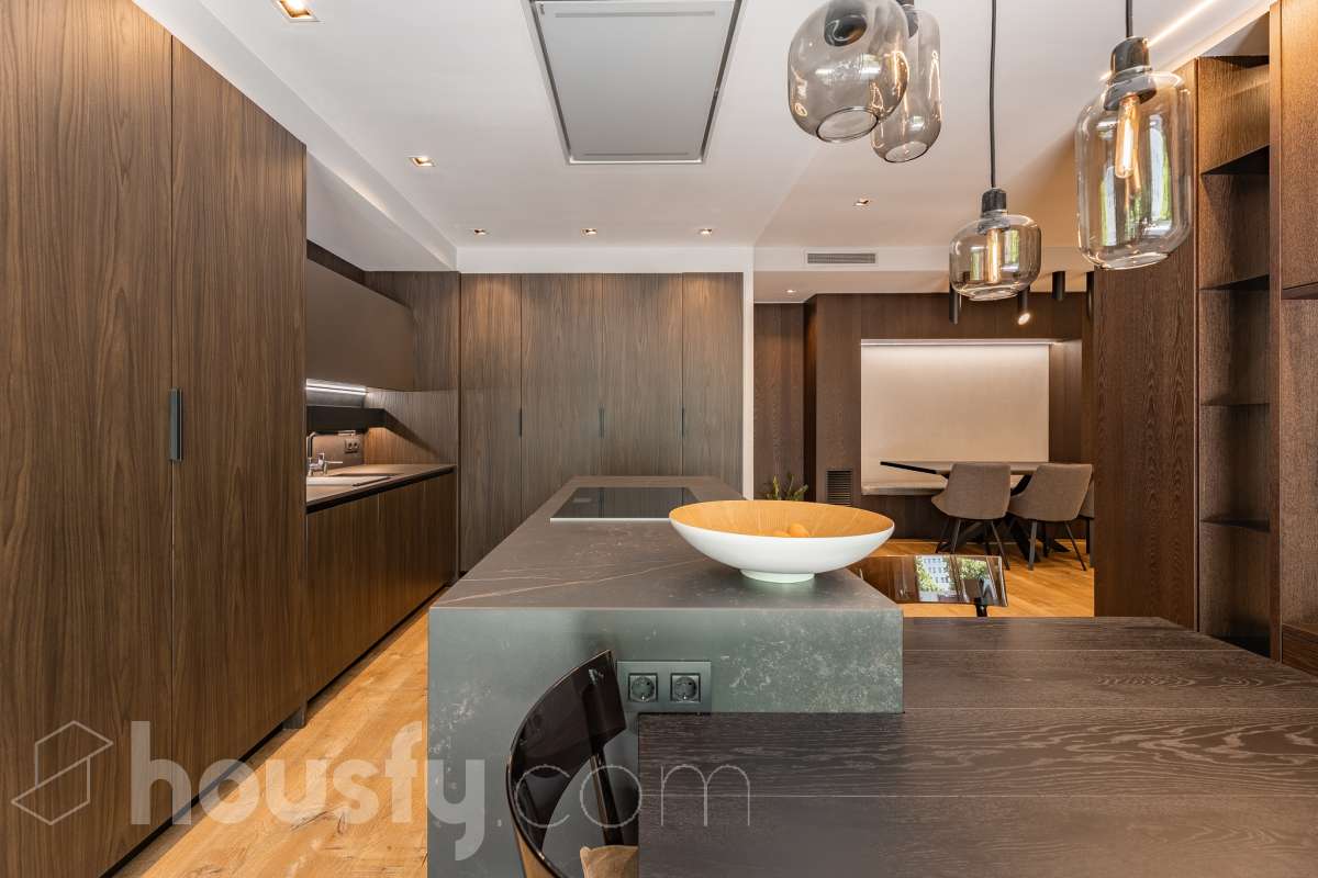 Fantástica planta baja de 152m² habitables, con terraza privada de 80m², zona comunitaria con piscina, parking y trastero. Housfy presenta esta impresionante planta baja, construida en el año 2016 en una de las zonas residenciales más modernas, cotizadas y tranquilas de Sant Feliu de Llobregat, la Ciudad Deportiva Joan Gamper. Se trata de una propiedad única que redefine el concepto de amplitud, destacando por un diseño vanguardista de revista y una espectacular terraza privativa de 80m2 . La vivienda mide 152 m² (verificados con la Dirección General de Catastro) y dispone de parking y trastero en el mismo edificio. La zona de día te enamorará desde el primer instante gracias a un salón-comedor extremadamente grande y diáfano, inundado de luz natural a través de sus enormes ventanales de suelo a techo. En este espacio se integra a la perfección una cocina de concepto abierto con una espectacular isla central en tonos antracita, ideal para los amantes de la gastronomía y la vida social. Toda la estancia se prolonga hacia el exterior conectando directamente con una espectacular terraza privada de más de 80 m² llanos, perfectamente acondicionada con una zona de comedor bajo pérgola y un área de solárium con césped artificial que garantiza un auténtico oasis de privacidad. La zona de descanso está compuesta por cuatro dormitorios amplios y versátiles, perfectos para la familia, invitados o para teletrabajar. Entre ellos destaca la suite principal, un espacio de ensueño que cuenta con su propio vestidor independiente y un baño completo integrado. El confort en toda la vivienda está asegurado con acabados de alta gama, suelos de parquet que aportan calidez, persianas eléctricas, sistema de calefacción, aire acondicionado por conductos y tecnología domótica. La propiedad se encuentra dentro de un exclusivo complejo residencial que ofrece a sus vecinos el acceso a un recinto privado con amplias zonas verdes, árboles maduros y una magnífica piscina comunitaria para disfrutar del verano. Para tu total comodidad, el precio incluye una plaza de garaje de muy fácil acceso en la misma finca y un trastero independiente, todo ello en un edificio moderno equipado con ascensor. Ubicada en un entorno estratégico de Sant Feliu de Llobregat, esta vivienda ofrece una calidad de vida inmejorable. Te encontrarás en una zona residencial muy tranquila y rodeada de parques, pero con la ventaja de tener todos los servicios, comercios y colegios a un paso, además de disfrutar de unas conexiones excelentes con Barcelona tanto en transporte público como por carretera. Una oportunidad de alto standing lista para entrar a vivir que no puedes dejar escapar. Aviso legal El precio de venta no incluye gastos de la compraventa como notaría, registro, impuestos, ni tampoco honorarios agencia. Esta publicación no es vinculante. Consulta siempre la nota simple con Housfy antes de formalizar la compraventa. Sobre nosotros Housfy es la plataforma integral de servicios inmobiliarios. Nuestra combinación de expertos y tecnología pone al alcance de todo el mundo servicios cómodos, claros y seguros. AICAT número: 7922. Nos encargamos de la gestión y asesoramiento de la compra. ¡Olvídate de todo! Hacemos los trámites por ti. Y, si además necesitas financiación, ponemos a tu disposición un bróker hipotecario para ayudarte a conseguir las mejores condiciones para tu perfil económico. ¿Quieres visitarla? Contacta con Housfy y agenda tu visita sin compromiso. Más información en: housfy.com En cumplimiento de la Ley 8/2026 en Cataluña, el certificado de presencia o ausencia de amianto se encuentra en proceso de tramitación.-17