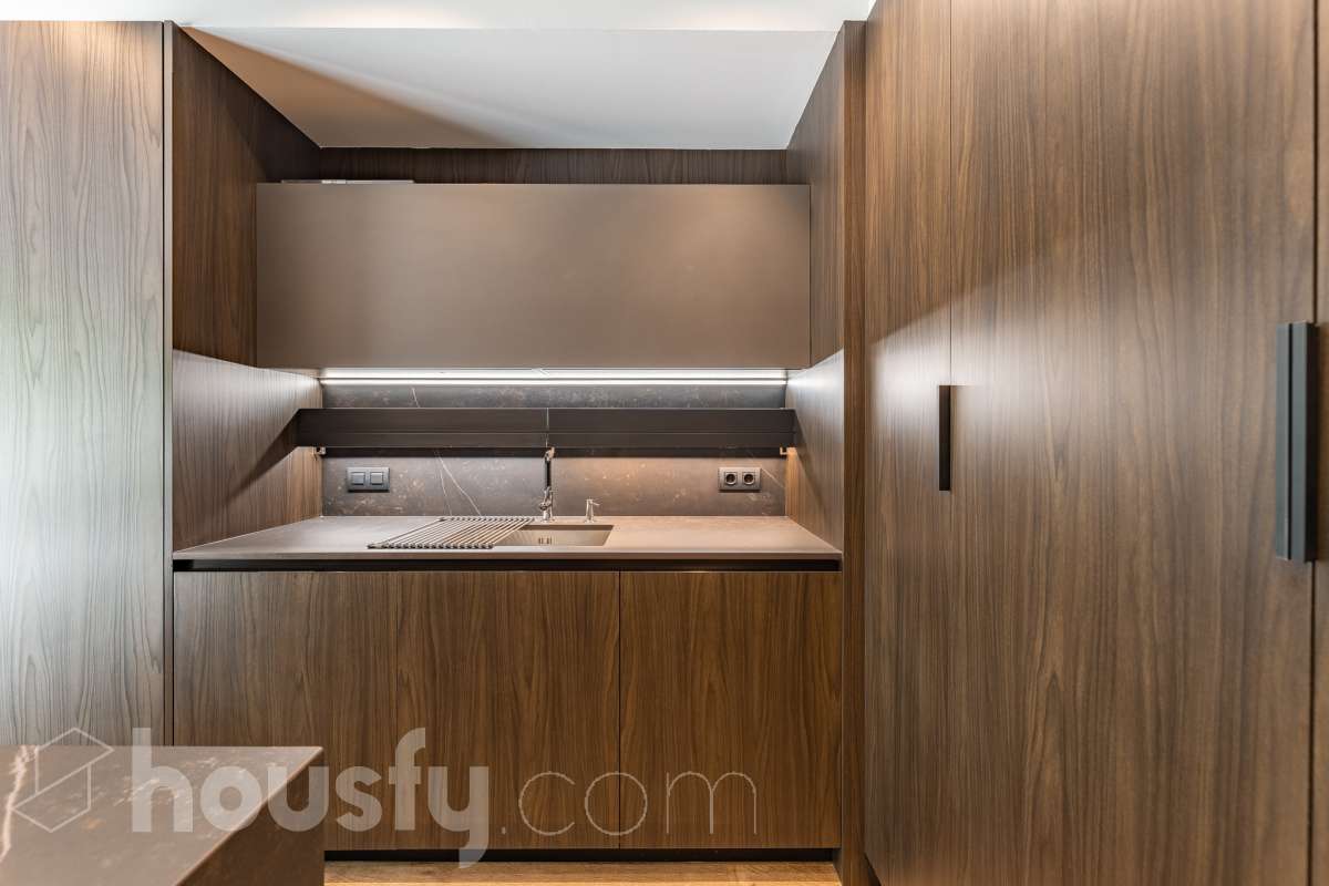 Fantástica planta baja de 152m² habitables, con terraza privada de 80m², zona comunitaria con piscina, parking y trastero. Housfy presenta esta impresionante planta baja, construida en el año 2016 en una de las zonas residenciales más modernas, cotizadas y tranquilas de Sant Feliu de Llobregat, la Ciudad Deportiva Joan Gamper. Se trata de una propiedad única que redefine el concepto de amplitud, destacando por un diseño vanguardista de revista y una espectacular terraza privativa de 80m2 . La vivienda mide 152 m² (verificados con la Dirección General de Catastro) y dispone de parking y trastero en el mismo edificio. La zona de día te enamorará desde el primer instante gracias a un salón-comedor extremadamente grande y diáfano, inundado de luz natural a través de sus enormes ventanales de suelo a techo. En este espacio se integra a la perfección una cocina de concepto abierto con una espectacular isla central en tonos antracita, ideal para los amantes de la gastronomía y la vida social. Toda la estancia se prolonga hacia el exterior conectando directamente con una espectacular terraza privada de más de 80 m² llanos, perfectamente acondicionada con una zona de comedor bajo pérgola y un área de solárium con césped artificial que garantiza un auténtico oasis de privacidad. La zona de descanso está compuesta por cuatro dormitorios amplios y versátiles, perfectos para la familia, invitados o para teletrabajar. Entre ellos destaca la suite principal, un espacio de ensueño que cuenta con su propio vestidor independiente y un baño completo integrado. El confort en toda la vivienda está asegurado con acabados de alta gama, suelos de parquet que aportan calidez, persianas eléctricas, sistema de calefacción, aire acondicionado por conductos y tecnología domótica. La propiedad se encuentra dentro de un exclusivo complejo residencial que ofrece a sus vecinos el acceso a un recinto privado con amplias zonas verdes, árboles maduros y una magnífica piscina comunitaria para disfrutar del verano. Para tu total comodidad, el precio incluye una plaza de garaje de muy fácil acceso en la misma finca y un trastero independiente, todo ello en un edificio moderno equipado con ascensor. Ubicada en un entorno estratégico de Sant Feliu de Llobregat, esta vivienda ofrece una calidad de vida inmejorable. Te encontrarás en una zona residencial muy tranquila y rodeada de parques, pero con la ventaja de tener todos los servicios, comercios y colegios a un paso, además de disfrutar de unas conexiones excelentes con Barcelona tanto en transporte público como por carretera. Una oportunidad de alto standing lista para entrar a vivir que no puedes dejar escapar. Aviso legal El precio de venta no incluye gastos de la compraventa como notaría, registro, impuestos, ni tampoco honorarios agencia. Esta publicación no es vinculante. Consulta siempre la nota simple con Housfy antes de formalizar la compraventa. Sobre nosotros Housfy es la plataforma integral de servicios inmobiliarios. Nuestra combinación de expertos y tecnología pone al alcance de todo el mundo servicios cómodos, claros y seguros. AICAT número: 7922. Nos encargamos de la gestión y asesoramiento de la compra. ¡Olvídate de todo! Hacemos los trámites por ti. Y, si además necesitas financiación, ponemos a tu disposición un bróker hipotecario para ayudarte a conseguir las mejores condiciones para tu perfil económico. ¿Quieres visitarla? Contacta con Housfy y agenda tu visita sin compromiso. Más información en: housfy.com En cumplimiento de la Ley 8/2026 en Cataluña, el certificado de presencia o ausencia de amianto se encuentra en proceso de tramitación.-15