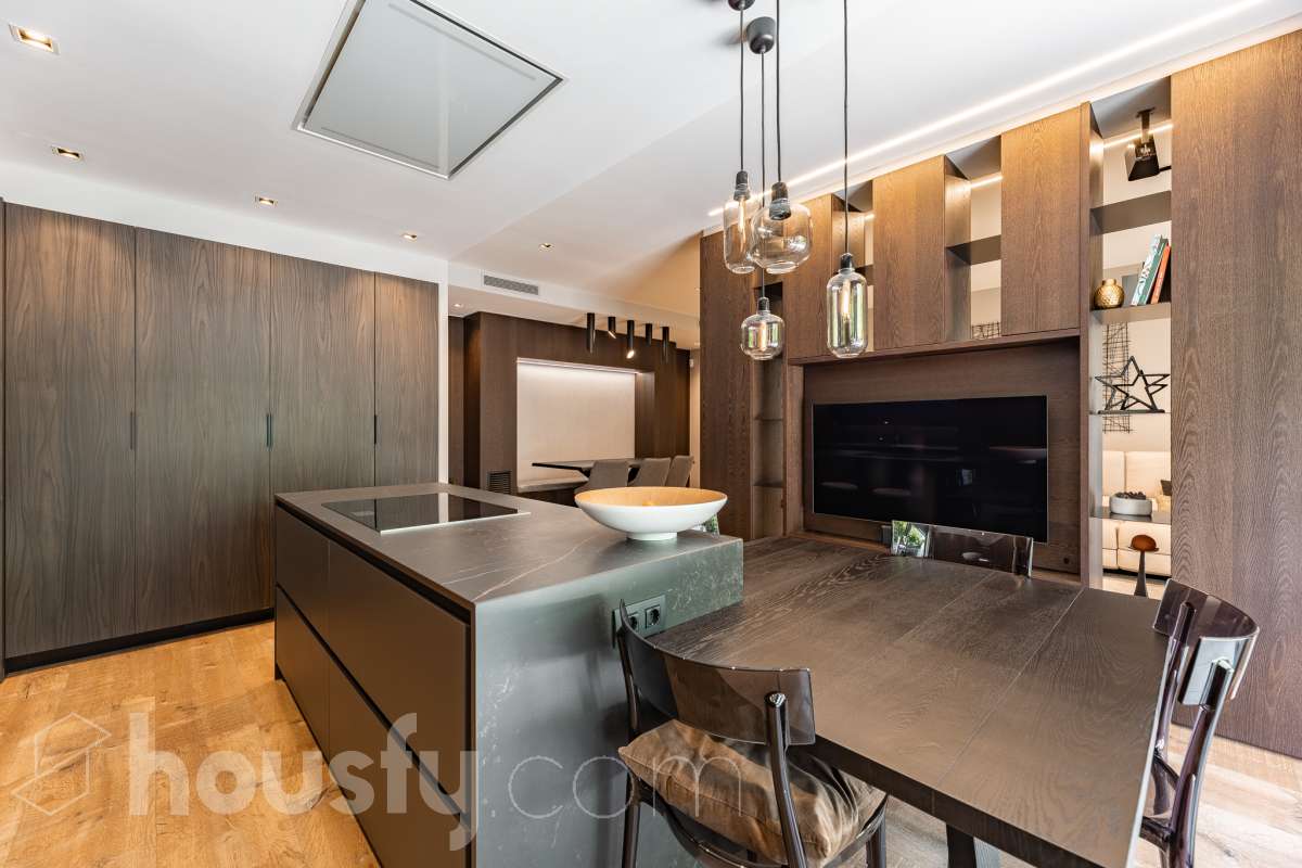 Fantástica planta baja de 152m² habitables, con terraza privada de 80m², zona comunitaria con piscina, parking y trastero. Housfy presenta esta impresionante planta baja, construida en el año 2016 en una de las zonas residenciales más modernas, cotizadas y tranquilas de Sant Feliu de Llobregat, la Ciudad Deportiva Joan Gamper. Se trata de una propiedad única que redefine el concepto de amplitud, destacando por un diseño vanguardista de revista y una espectacular terraza privativa de 80m2 . La vivienda mide 152 m² (verificados con la Dirección General de Catastro) y dispone de parking y trastero en el mismo edificio. La zona de día te enamorará desde el primer instante gracias a un salón-comedor extremadamente grande y diáfano, inundado de luz natural a través de sus enormes ventanales de suelo a techo. En este espacio se integra a la perfección una cocina de concepto abierto con una espectacular isla central en tonos antracita, ideal para los amantes de la gastronomía y la vida social. Toda la estancia se prolonga hacia el exterior conectando directamente con una espectacular terraza privada de más de 80 m² llanos, perfectamente acondicionada con una zona de comedor bajo pérgola y un área de solárium con césped artificial que garantiza un auténtico oasis de privacidad. La zona de descanso está compuesta por cuatro dormitorios amplios y versátiles, perfectos para la familia, invitados o para teletrabajar. Entre ellos destaca la suite principal, un espacio de ensueño que cuenta con su propio vestidor independiente y un baño completo integrado. El confort en toda la vivienda está asegurado con acabados de alta gama, suelos de parquet que aportan calidez, persianas eléctricas, sistema de calefacción, aire acondicionado por conductos y tecnología domótica. La propiedad se encuentra dentro de un exclusivo complejo residencial que ofrece a sus vecinos el acceso a un recinto privado con amplias zonas verdes, árboles maduros y una magnífica piscina comunitaria para disfrutar del verano. Para tu total comodidad, el precio incluye una plaza de garaje de muy fácil acceso en la misma finca y un trastero independiente, todo ello en un edificio moderno equipado con ascensor. Ubicada en un entorno estratégico de Sant Feliu de Llobregat, esta vivienda ofrece una calidad de vida inmejorable. Te encontrarás en una zona residencial muy tranquila y rodeada de parques, pero con la ventaja de tener todos los servicios, comercios y colegios a un paso, además de disfrutar de unas conexiones excelentes con Barcelona tanto en transporte público como por carretera. Una oportunidad de alto standing lista para entrar a vivir que no puedes dejar escapar. Aviso legal El precio de venta no incluye gastos de la compraventa como notaría, registro, impuestos, ni tampoco honorarios agencia. Esta publicación no es vinculante. Consulta siempre la nota simple con Housfy antes de formalizar la compraventa. Sobre nosotros Housfy es la plataforma integral de servicios inmobiliarios. Nuestra combinación de expertos y tecnología pone al alcance de todo el mundo servicios cómodos, claros y seguros. AICAT número: 7922. Nos encargamos de la gestión y asesoramiento de la compra. ¡Olvídate de todo! Hacemos los trámites por ti. Y, si además necesitas financiación, ponemos a tu disposición un bróker hipotecario para ayudarte a conseguir las mejores condiciones para tu perfil económico. ¿Quieres visitarla? Contacta con Housfy y agenda tu visita sin compromiso. Más información en: housfy.com En cumplimiento de la Ley 8/2026 en Cataluña, el certificado de presencia o ausencia de amianto se encuentra en proceso de tramitación.-16