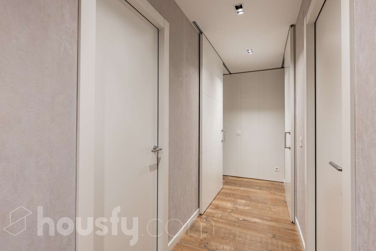 Fantástica planta baja de 152m² habitables, con terraza privada de 80m², zona comunitaria con piscina, parking y trastero. Housfy presenta esta impresionante planta baja, construida en el año 2016 en una de las zonas residenciales más modernas, cotizadas y tranquilas de Sant Feliu de Llobregat, la Ciudad Deportiva Joan Gamper. Se trata de una propiedad única que redefine el concepto de amplitud, destacando por un diseño vanguardista de revista y una espectacular terraza privativa de 80m2 . La vivienda mide 152 m² (verificados con la Dirección General de Catastro) y dispone de parking y trastero en el mismo edificio. La zona de día te enamorará desde el primer instante gracias a un salón-comedor extremadamente grande y diáfano, inundado de luz natural a través de sus enormes ventanales de suelo a techo. En este espacio se integra a la perfección una cocina de concepto abierto con una espectacular isla central en tonos antracita, ideal para los amantes de la gastronomía y la vida social. Toda la estancia se prolonga hacia el exterior conectando directamente con una espectacular terraza privada de más de 80 m² llanos, perfectamente acondicionada con una zona de comedor bajo pérgola y un área de solárium con césped artificial que garantiza un auténtico oasis de privacidad. La zona de descanso está compuesta por cuatro dormitorios amplios y versátiles, perfectos para la familia, invitados o para teletrabajar. Entre ellos destaca la suite principal, un espacio de ensueño que cuenta con su propio vestidor independiente y un baño completo integrado. El confort en toda la vivienda está asegurado con acabados de alta gama, suelos de parquet que aportan calidez, persianas eléctricas, sistema de calefacción, aire acondicionado por conductos y tecnología domótica. La propiedad se encuentra dentro de un exclusivo complejo residencial que ofrece a sus vecinos el acceso a un recinto privado con amplias zonas verdes, árboles maduros y una magnífica piscina comunitaria para disfrutar del verano. Para tu total comodidad, el precio incluye una plaza de garaje de muy fácil acceso en la misma finca y un trastero independiente, todo ello en un edificio moderno equipado con ascensor. Ubicada en un entorno estratégico de Sant Feliu de Llobregat, esta vivienda ofrece una calidad de vida inmejorable. Te encontrarás en una zona residencial muy tranquila y rodeada de parques, pero con la ventaja de tener todos los servicios, comercios y colegios a un paso, además de disfrutar de unas conexiones excelentes con Barcelona tanto en transporte público como por carretera. Una oportunidad de alto standing lista para entrar a vivir que no puedes dejar escapar. Aviso legal El precio de venta no incluye gastos de la compraventa como notaría, registro, impuestos, ni tampoco honorarios agencia. Esta publicación no es vinculante. Consulta siempre la nota simple con Housfy antes de formalizar la compraventa. Sobre nosotros Housfy es la plataforma integral de servicios inmobiliarios. Nuestra combinación de expertos y tecnología pone al alcance de todo el mundo servicios cómodos, claros y seguros. AICAT número: 7922. Nos encargamos de la gestión y asesoramiento de la compra. ¡Olvídate de todo! Hacemos los trámites por ti. Y, si además necesitas financiación, ponemos a tu disposición un bróker hipotecario para ayudarte a conseguir las mejores condiciones para tu perfil económico. ¿Quieres visitarla? Contacta con Housfy y agenda tu visita sin compromiso. Más información en: housfy.com En cumplimiento de la Ley 8/2026 en Cataluña, el certificado de presencia o ausencia de amianto se encuentra en proceso de tramitación.-28