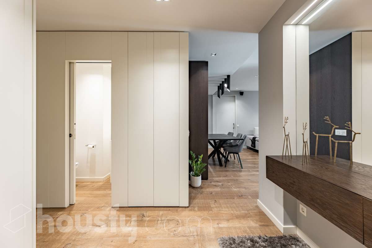 Fantástica planta baja de 152m² habitables, con terraza privada de 80m², zona comunitaria con piscina, parking y trastero. Housfy presenta esta impresionante planta baja, construida en el año 2016 en una de las zonas residenciales más modernas, cotizadas y tranquilas de Sant Feliu de Llobregat, la Ciudad Deportiva Joan Gamper. Se trata de una propiedad única que redefine el concepto de amplitud, destacando por un diseño vanguardista de revista y una espectacular terraza privativa de 80m2 . La vivienda mide 152 m² (verificados con la Dirección General de Catastro) y dispone de parking y trastero en el mismo edificio. La zona de día te enamorará desde el primer instante gracias a un salón-comedor extremadamente grande y diáfano, inundado de luz natural a través de sus enormes ventanales de suelo a techo. En este espacio se integra a la perfección una cocina de concepto abierto con una espectacular isla central en tonos antracita, ideal para los amantes de la gastronomía y la vida social. Toda la estancia se prolonga hacia el exterior conectando directamente con una espectacular terraza privada de más de 80 m² llanos, perfectamente acondicionada con una zona de comedor bajo pérgola y un área de solárium con césped artificial que garantiza un auténtico oasis de privacidad. La zona de descanso está compuesta por cuatro dormitorios amplios y versátiles, perfectos para la familia, invitados o para teletrabajar. Entre ellos destaca la suite principal, un espacio de ensueño que cuenta con su propio vestidor independiente y un baño completo integrado. El confort en toda la vivienda está asegurado con acabados de alta gama, suelos de parquet que aportan calidez, persianas eléctricas, sistema de calefacción, aire acondicionado por conductos y tecnología domótica. La propiedad se encuentra dentro de un exclusivo complejo residencial que ofrece a sus vecinos el acceso a un recinto privado con amplias zonas verdes, árboles maduros y una magnífica piscina comunitaria para disfrutar del verano. Para tu total comodidad, el precio incluye una plaza de garaje de muy fácil acceso en la misma finca y un trastero independiente, todo ello en un edificio moderno equipado con ascensor. Ubicada en un entorno estratégico de Sant Feliu de Llobregat, esta vivienda ofrece una calidad de vida inmejorable. Te encontrarás en una zona residencial muy tranquila y rodeada de parques, pero con la ventaja de tener todos los servicios, comercios y colegios a un paso, además de disfrutar de unas conexiones excelentes con Barcelona tanto en transporte público como por carretera. Una oportunidad de alto standing lista para entrar a vivir que no puedes dejar escapar. Aviso legal El precio de venta no incluye gastos de la compraventa como notaría, registro, impuestos, ni tampoco honorarios agencia. Esta publicación no es vinculante. Consulta siempre la nota simple con Housfy antes de formalizar la compraventa. Sobre nosotros Housfy es la plataforma integral de servicios inmobiliarios. Nuestra combinación de expertos y tecnología pone al alcance de todo el mundo servicios cómodos, claros y seguros. AICAT número: 7922. Nos encargamos de la gestión y asesoramiento de la compra. ¡Olvídate de todo! Hacemos los trámites por ti. Y, si además necesitas financiación, ponemos a tu disposición un bróker hipotecario para ayudarte a conseguir las mejores condiciones para tu perfil económico. ¿Quieres visitarla? Contacta con Housfy y agenda tu visita sin compromiso. Más información en: housfy.com En cumplimiento de la Ley 8/2026 en Cataluña, el certificado de presencia o ausencia de amianto se encuentra en proceso de tramitación.-26