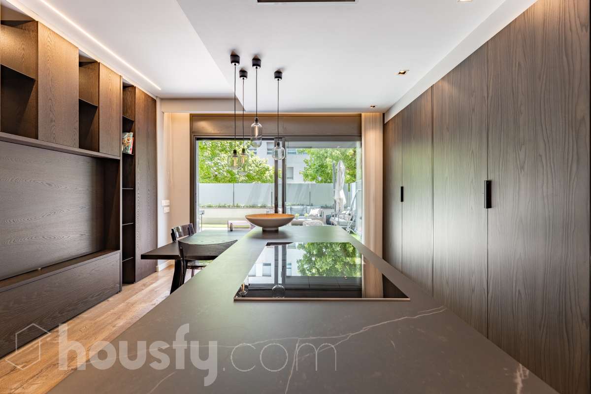 Fantástica planta baja de 152m² habitables, con terraza privada de 80m², zona comunitaria con piscina, parking y trastero. Housfy presenta esta impresionante planta baja, construida en el año 2016 en una de las zonas residenciales más modernas, cotizadas y tranquilas de Sant Feliu de Llobregat, la Ciudad Deportiva Joan Gamper. Se trata de una propiedad única que redefine el concepto de amplitud, destacando por un diseño vanguardista de revista y una espectacular terraza privativa de 80m2 . La vivienda mide 152 m² (verificados con la Dirección General de Catastro) y dispone de parking y trastero en el mismo edificio. La zona de día te enamorará desde el primer instante gracias a un salón-comedor extremadamente grande y diáfano, inundado de luz natural a través de sus enormes ventanales de suelo a techo. En este espacio se integra a la perfección una cocina de concepto abierto con una espectacular isla central en tonos antracita, ideal para los amantes de la gastronomía y la vida social. Toda la estancia se prolonga hacia el exterior conectando directamente con una espectacular terraza privada de más de 80 m² llanos, perfectamente acondicionada con una zona de comedor bajo pérgola y un área de solárium con césped artificial que garantiza un auténtico oasis de privacidad. La zona de descanso está compuesta por cuatro dormitorios amplios y versátiles, perfectos para la familia, invitados o para teletrabajar. Entre ellos destaca la suite principal, un espacio de ensueño que cuenta con su propio vestidor independiente y un baño completo integrado. El confort en toda la vivienda está asegurado con acabados de alta gama, suelos de parquet que aportan calidez, persianas eléctricas, sistema de calefacción, aire acondicionado por conductos y tecnología domótica. La propiedad se encuentra dentro de un exclusivo complejo residencial que ofrece a sus vecinos el acceso a un recinto privado con amplias zonas verdes, árboles maduros y una magnífica piscina comunitaria para disfrutar del verano. Para tu total comodidad, el precio incluye una plaza de garaje de muy fácil acceso en la misma finca y un trastero independiente, todo ello en un edificio moderno equipado con ascensor. Ubicada en un entorno estratégico de Sant Feliu de Llobregat, esta vivienda ofrece una calidad de vida inmejorable. Te encontrarás en una zona residencial muy tranquila y rodeada de parques, pero con la ventaja de tener todos los servicios, comercios y colegios a un paso, además de disfrutar de unas conexiones excelentes con Barcelona tanto en transporte público como por carretera. Una oportunidad de alto standing lista para entrar a vivir que no puedes dejar escapar. Aviso legal El precio de venta no incluye gastos de la compraventa como notaría, registro, impuestos, ni tampoco honorarios agencia. Esta publicación no es vinculante. Consulta siempre la nota simple con Housfy antes de formalizar la compraventa. Sobre nosotros Housfy es la plataforma integral de servicios inmobiliarios. Nuestra combinación de expertos y tecnología pone al alcance de todo el mundo servicios cómodos, claros y seguros. AICAT número: 7922. Nos encargamos de la gestión y asesoramiento de la compra. ¡Olvídate de todo! Hacemos los trámites por ti. Y, si además necesitas financiación, ponemos a tu disposición un bróker hipotecario para ayudarte a conseguir las mejores condiciones para tu perfil económico. ¿Quieres visitarla? Contacta con Housfy y agenda tu visita sin compromiso. Más información en: housfy.com En cumplimiento de la Ley 8/2026 en Cataluña, el certificado de presencia o ausencia de amianto se encuentra en proceso de tramitación.-18
