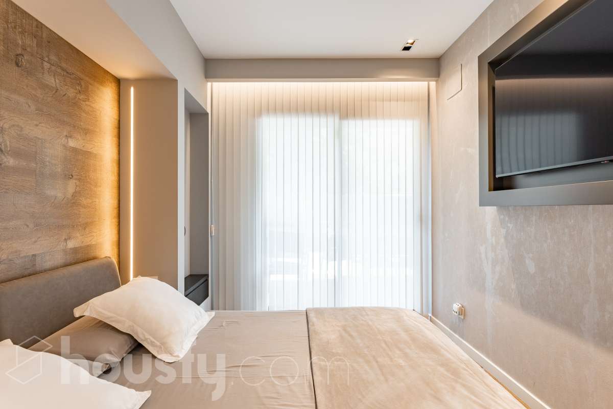 Fantástica planta baja de 152m² habitables, con terraza privada de 80m², zona comunitaria con piscina, parking y trastero. Housfy presenta esta impresionante planta baja, construida en el año 2016 en una de las zonas residenciales más modernas, cotizadas y tranquilas de Sant Feliu de Llobregat, la Ciudad Deportiva Joan Gamper. Se trata de una propiedad única que redefine el concepto de amplitud, destacando por un diseño vanguardista de revista y una espectacular terraza privativa de 80m2 . La vivienda mide 152 m² (verificados con la Dirección General de Catastro) y dispone de parking y trastero en el mismo edificio. La zona de día te enamorará desde el primer instante gracias a un salón-comedor extremadamente grande y diáfano, inundado de luz natural a través de sus enormes ventanales de suelo a techo. En este espacio se integra a la perfección una cocina de concepto abierto con una espectacular isla central en tonos antracita, ideal para los amantes de la gastronomía y la vida social. Toda la estancia se prolonga hacia el exterior conectando directamente con una espectacular terraza privada de más de 80 m² llanos, perfectamente acondicionada con una zona de comedor bajo pérgola y un área de solárium con césped artificial que garantiza un auténtico oasis de privacidad. La zona de descanso está compuesta por cuatro dormitorios amplios y versátiles, perfectos para la familia, invitados o para teletrabajar. Entre ellos destaca la suite principal, un espacio de ensueño que cuenta con su propio vestidor independiente y un baño completo integrado. El confort en toda la vivienda está asegurado con acabados de alta gama, suelos de parquet que aportan calidez, persianas eléctricas, sistema de calefacción, aire acondicionado por conductos y tecnología domótica. La propiedad se encuentra dentro de un exclusivo complejo residencial que ofrece a sus vecinos el acceso a un recinto privado con amplias zonas verdes, árboles maduros y una magnífica piscina comunitaria para disfrutar del verano. Para tu total comodidad, el precio incluye una plaza de garaje de muy fácil acceso en la misma finca y un trastero independiente, todo ello en un edificio moderno equipado con ascensor. Ubicada en un entorno estratégico de Sant Feliu de Llobregat, esta vivienda ofrece una calidad de vida inmejorable. Te encontrarás en una zona residencial muy tranquila y rodeada de parques, pero con la ventaja de tener todos los servicios, comercios y colegios a un paso, además de disfrutar de unas conexiones excelentes con Barcelona tanto en transporte público como por carretera. Una oportunidad de alto standing lista para entrar a vivir que no puedes dejar escapar. Aviso legal El precio de venta no incluye gastos de la compraventa como notaría, registro, impuestos, ni tampoco honorarios agencia. Esta publicación no es vinculante. Consulta siempre la nota simple con Housfy antes de formalizar la compraventa. Sobre nosotros Housfy es la plataforma integral de servicios inmobiliarios. Nuestra combinación de expertos y tecnología pone al alcance de todo el mundo servicios cómodos, claros y seguros. AICAT número: 7922. Nos encargamos de la gestión y asesoramiento de la compra. ¡Olvídate de todo! Hacemos los trámites por ti. Y, si además necesitas financiación, ponemos a tu disposición un bróker hipotecario para ayudarte a conseguir las mejores condiciones para tu perfil económico. ¿Quieres visitarla? Contacta con Housfy y agenda tu visita sin compromiso. Más información en: housfy.com En cumplimiento de la Ley 8/2026 en Cataluña, el certificado de presencia o ausencia de amianto se encuentra en proceso de tramitación.-31