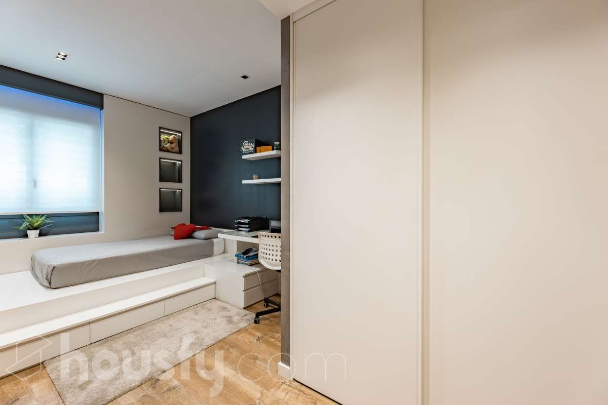 Fantástica planta baja de 152m² habitables, con terraza privada de 80m², zona comunitaria con piscina, parking y trastero. Housfy presenta esta impresionante planta baja, construida en el año 2016 en una de las zonas residenciales más modernas, cotizadas y tranquilas de Sant Feliu de Llobregat, la Ciudad Deportiva Joan Gamper. Se trata de una propiedad única que redefine el concepto de amplitud, destacando por un diseño vanguardista de revista y una espectacular terraza privativa de 80m2 . La vivienda mide 152 m² (verificados con la Dirección General de Catastro) y dispone de parking y trastero en el mismo edificio. La zona de día te enamorará desde el primer instante gracias a un salón-comedor extremadamente grande y diáfano, inundado de luz natural a través de sus enormes ventanales de suelo a techo. En este espacio se integra a la perfección una cocina de concepto abierto con una espectacular isla central en tonos antracita, ideal para los amantes de la gastronomía y la vida social. Toda la estancia se prolonga hacia el exterior conectando directamente con una espectacular terraza privada de más de 80 m² llanos, perfectamente acondicionada con una zona de comedor bajo pérgola y un área de solárium con césped artificial que garantiza un auténtico oasis de privacidad. La zona de descanso está compuesta por cuatro dormitorios amplios y versátiles, perfectos para la familia, invitados o para teletrabajar. Entre ellos destaca la suite principal, un espacio de ensueño que cuenta con su propio vestidor independiente y un baño completo integrado. El confort en toda la vivienda está asegurado con acabados de alta gama, suelos de parquet que aportan calidez, persianas eléctricas, sistema de calefacción, aire acondicionado por conductos y tecnología domótica. La propiedad se encuentra dentro de un exclusivo complejo residencial que ofrece a sus vecinos el acceso a un recinto privado con amplias zonas verdes, árboles maduros y una magnífica piscina comunitaria para disfrutar del verano. Para tu total comodidad, el precio incluye una plaza de garaje de muy fácil acceso en la misma finca y un trastero independiente, todo ello en un edificio moderno equipado con ascensor. Ubicada en un entorno estratégico de Sant Feliu de Llobregat, esta vivienda ofrece una calidad de vida inmejorable. Te encontrarás en una zona residencial muy tranquila y rodeada de parques, pero con la ventaja de tener todos los servicios, comercios y colegios a un paso, además de disfrutar de unas conexiones excelentes con Barcelona tanto en transporte público como por carretera. Una oportunidad de alto standing lista para entrar a vivir que no puedes dejar escapar. Aviso legal El precio de venta no incluye gastos de la compraventa como notaría, registro, impuestos, ni tampoco honorarios agencia. Esta publicación no es vinculante. Consulta siempre la nota simple con Housfy antes de formalizar la compraventa. Sobre nosotros Housfy es la plataforma integral de servicios inmobiliarios. Nuestra combinación de expertos y tecnología pone al alcance de todo el mundo servicios cómodos, claros y seguros. AICAT número: 7922. Nos encargamos de la gestión y asesoramiento de la compra. ¡Olvídate de todo! Hacemos los trámites por ti. Y, si además necesitas financiación, ponemos a tu disposición un bróker hipotecario para ayudarte a conseguir las mejores condiciones para tu perfil económico. ¿Quieres visitarla? Contacta con Housfy y agenda tu visita sin compromiso. Más información en: housfy.com En cumplimiento de la Ley 8/2026 en Cataluña, el certificado de presencia o ausencia de amianto se encuentra en proceso de tramitación.-33