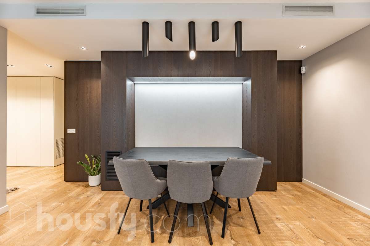 Fantástica planta baja de 152m² habitables, con terraza privada de 80m², zona comunitaria con piscina, parking y trastero. Housfy presenta esta impresionante planta baja, construida en el año 2016 en una de las zonas residenciales más modernas, cotizadas y tranquilas de Sant Feliu de Llobregat, la Ciudad Deportiva Joan Gamper. Se trata de una propiedad única que redefine el concepto de amplitud, destacando por un diseño vanguardista de revista y una espectacular terraza privativa de 80m2 . La vivienda mide 152 m² (verificados con la Dirección General de Catastro) y dispone de parking y trastero en el mismo edificio. La zona de día te enamorará desde el primer instante gracias a un salón-comedor extremadamente grande y diáfano, inundado de luz natural a través de sus enormes ventanales de suelo a techo. En este espacio se integra a la perfección una cocina de concepto abierto con una espectacular isla central en tonos antracita, ideal para los amantes de la gastronomía y la vida social. Toda la estancia se prolonga hacia el exterior conectando directamente con una espectacular terraza privada de más de 80 m² llanos, perfectamente acondicionada con una zona de comedor bajo pérgola y un área de solárium con césped artificial que garantiza un auténtico oasis de privacidad. La zona de descanso está compuesta por cuatro dormitorios amplios y versátiles, perfectos para la familia, invitados o para teletrabajar. Entre ellos destaca la suite principal, un espacio de ensueño que cuenta con su propio vestidor independiente y un baño completo integrado. El confort en toda la vivienda está asegurado con acabados de alta gama, suelos de parquet que aportan calidez, persianas eléctricas, sistema de calefacción, aire acondicionado por conductos y tecnología domótica. La propiedad se encuentra dentro de un exclusivo complejo residencial que ofrece a sus vecinos el acceso a un recinto privado con amplias zonas verdes, árboles maduros y una magnífica piscina comunitaria para disfrutar del verano. Para tu total comodidad, el precio incluye una plaza de garaje de muy fácil acceso en la misma finca y un trastero independiente, todo ello en un edificio moderno equipado con ascensor. Ubicada en un entorno estratégico de Sant Feliu de Llobregat, esta vivienda ofrece una calidad de vida inmejorable. Te encontrarás en una zona residencial muy tranquila y rodeada de parques, pero con la ventaja de tener todos los servicios, comercios y colegios a un paso, además de disfrutar de unas conexiones excelentes con Barcelona tanto en transporte público como por carretera. Una oportunidad de alto standing lista para entrar a vivir que no puedes dejar escapar. Aviso legal El precio de venta no incluye gastos de la compraventa como notaría, registro, impuestos, ni tampoco honorarios agencia. Esta publicación no es vinculante. Consulta siempre la nota simple con Housfy antes de formalizar la compraventa. Sobre nosotros Housfy es la plataforma integral de servicios inmobiliarios. Nuestra combinación de expertos y tecnología pone al alcance de todo el mundo servicios cómodos, claros y seguros. AICAT número: 7922. Nos encargamos de la gestión y asesoramiento de la compra. ¡Olvídate de todo! Hacemos los trámites por ti. Y, si además necesitas financiación, ponemos a tu disposición un bróker hipotecario para ayudarte a conseguir las mejores condiciones para tu perfil económico. ¿Quieres visitarla? Contacta con Housfy y agenda tu visita sin compromiso. Más información en: housfy.com En cumplimiento de la Ley 8/2026 en Cataluña, el certificado de presencia o ausencia de amianto se encuentra en proceso de tramitación.-10