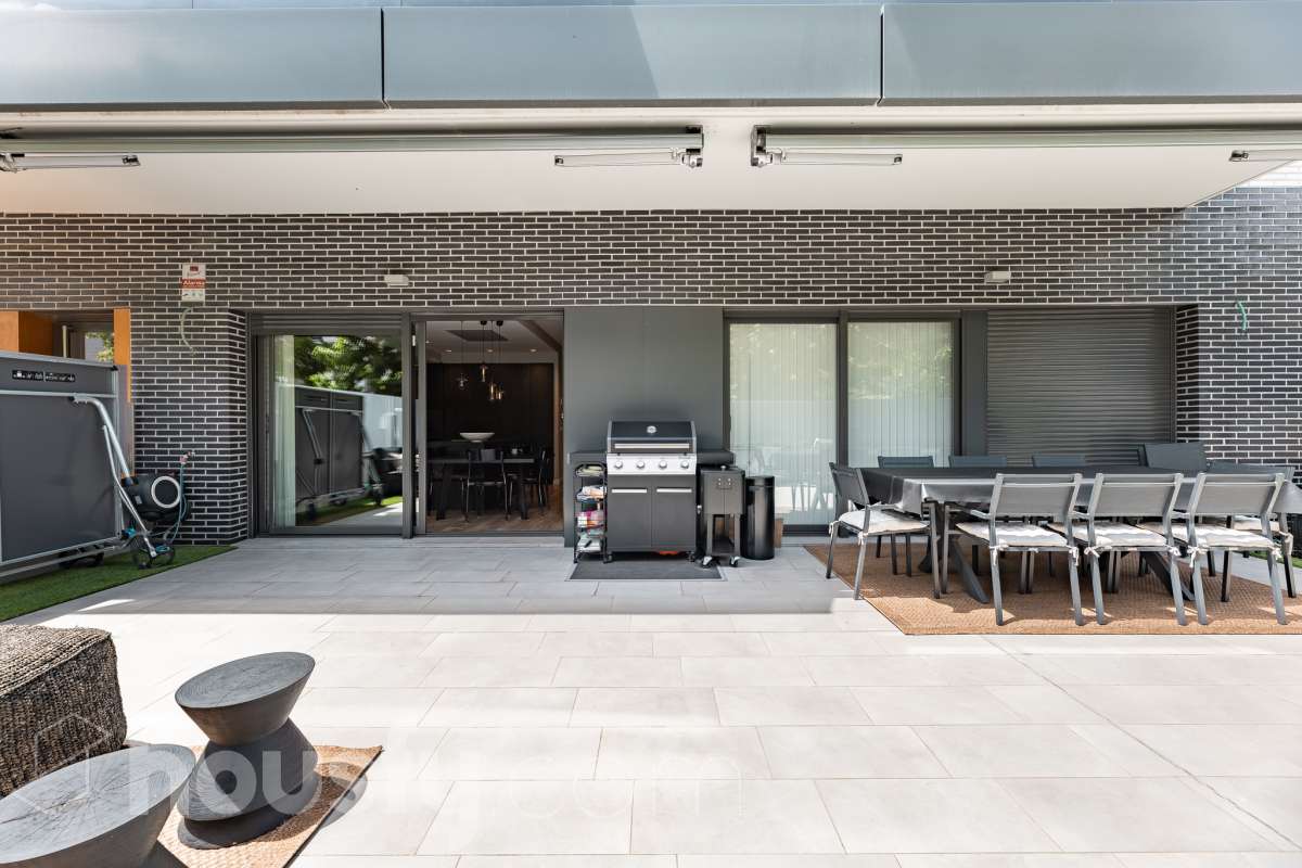 Fantástica planta baja de 152m² habitables, con terraza privada de 80m², zona comunitaria con piscina, parking y trastero. Housfy presenta esta impresionante planta baja, construida en el año 2016 en una de las zonas residenciales más modernas, cotizadas y tranquilas de Sant Feliu de Llobregat, la Ciudad Deportiva Joan Gamper. Se trata de una propiedad única que redefine el concepto de amplitud, destacando por un diseño vanguardista de revista y una espectacular terraza privativa de 80m2 . La vivienda mide 152 m² (verificados con la Dirección General de Catastro) y dispone de parking y trastero en el mismo edificio. La zona de día te enamorará desde el primer instante gracias a un salón-comedor extremadamente grande y diáfano, inundado de luz natural a través de sus enormes ventanales de suelo a techo. En este espacio se integra a la perfección una cocina de concepto abierto con una espectacular isla central en tonos antracita, ideal para los amantes de la gastronomía y la vida social. Toda la estancia se prolonga hacia el exterior conectando directamente con una espectacular terraza privada de más de 80 m² llanos, perfectamente acondicionada con una zona de comedor bajo pérgola y un área de solárium con césped artificial que garantiza un auténtico oasis de privacidad. La zona de descanso está compuesta por cuatro dormitorios amplios y versátiles, perfectos para la familia, invitados o para teletrabajar. Entre ellos destaca la suite principal, un espacio de ensueño que cuenta con su propio vestidor independiente y un baño completo integrado. El confort en toda la vivienda está asegurado con acabados de alta gama, suelos de parquet que aportan calidez, persianas eléctricas, sistema de calefacción, aire acondicionado por conductos y tecnología domótica. La propiedad se encuentra dentro de un exclusivo complejo residencial que ofrece a sus vecinos el acceso a un recinto privado con amplias zonas verdes, árboles maduros y una magnífica piscina comunitaria para disfrutar del verano. Para tu total comodidad, el precio incluye una plaza de garaje de muy fácil acceso en la misma finca y un trastero independiente, todo ello en un edificio moderno equipado con ascensor. Ubicada en un entorno estratégico de Sant Feliu de Llobregat, esta vivienda ofrece una calidad de vida inmejorable. Te encontrarás en una zona residencial muy tranquila y rodeada de parques, pero con la ventaja de tener todos los servicios, comercios y colegios a un paso, además de disfrutar de unas conexiones excelentes con Barcelona tanto en transporte público como por carretera. Una oportunidad de alto standing lista para entrar a vivir que no puedes dejar escapar. Aviso legal El precio de venta no incluye gastos de la compraventa como notaría, registro, impuestos, ni tampoco honorarios agencia. Esta publicación no es vinculante. Consulta siempre la nota simple con Housfy antes de formalizar la compraventa. Sobre nosotros Housfy es la plataforma integral de servicios inmobiliarios. Nuestra combinación de expertos y tecnología pone al alcance de todo el mundo servicios cómodos, claros y seguros. AICAT número: 7922. Nos encargamos de la gestión y asesoramiento de la compra. ¡Olvídate de todo! Hacemos los trámites por ti. Y, si además necesitas financiación, ponemos a tu disposición un bróker hipotecario para ayudarte a conseguir las mejores condiciones para tu perfil económico. ¿Quieres visitarla? Contacta con Housfy y agenda tu visita sin compromiso. Más información en: housfy.com En cumplimiento de la Ley 8/2026 en Cataluña, el certificado de presencia o ausencia de amianto se encuentra en proceso de tramitación.-23