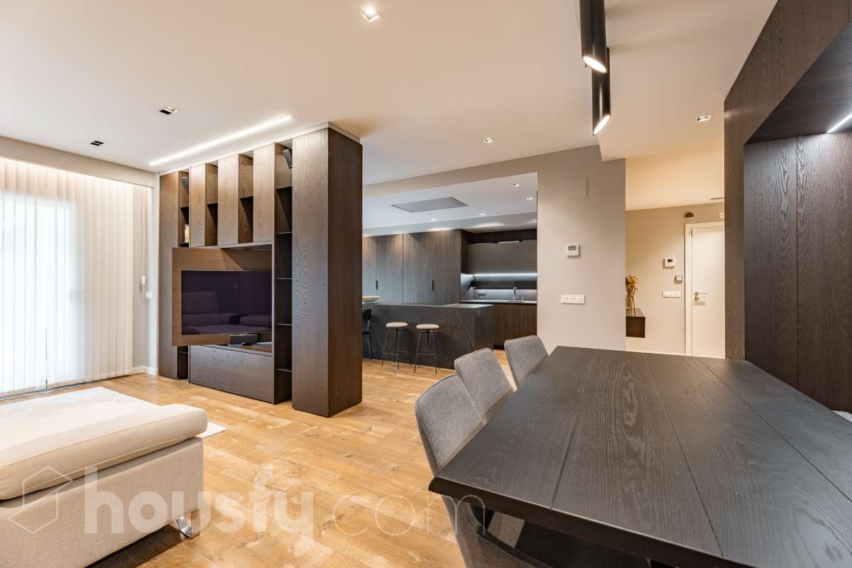 Fantástica planta baja de 152m² habitables, con terraza privada de 80m², zona comunitaria con piscina, parking y trastero. Housfy presenta esta impresionante planta baja, construida en el año 2016 en una de las zonas residenciales más modernas, cotizadas y tranquilas de Sant Feliu de Llobregat, la Ciudad Deportiva Joan Gamper. Se trata de una propiedad única que redefine el concepto de amplitud, destacando por un diseño vanguardista de revista y una espectacular terraza privativa de 80m2 . La vivienda mide 152 m² (verificados con la Dirección General de Catastro) y dispone de parking y trastero en el mismo edificio. La zona de día te enamorará desde el primer instante gracias a un salón-comedor extremadamente grande y diáfano, inundado de luz natural a través de sus enormes ventanales de suelo a techo. En este espacio se integra a la perfección una cocina de concepto abierto con una espectacular isla central en tonos antracita, ideal para los amantes de la gastronomía y la vida social. Toda la estancia se prolonga hacia el exterior conectando directamente con una espectacular terraza privada de más de 80 m² llanos, perfectamente acondicionada con una zona de comedor bajo pérgola y un área de solárium con césped artificial que garantiza un auténtico oasis de privacidad. La zona de descanso está compuesta por cuatro dormitorios amplios y versátiles, perfectos para la familia, invitados o para teletrabajar. Entre ellos destaca la suite principal, un espacio de ensueño que cuenta con su propio vestidor independiente y un baño completo integrado. El confort en toda la vivienda está asegurado con acabados de alta gama, suelos de parquet que aportan calidez, persianas eléctricas, sistema de calefacción, aire acondicionado por conductos y tecnología domótica. La propiedad se encuentra dentro de un exclusivo complejo residencial que ofrece a sus vecinos el acceso a un recinto privado con amplias zonas verdes, árboles maduros y una magnífica piscina comunitaria para disfrutar del verano. Para tu total comodidad, el precio incluye una plaza de garaje de muy fácil acceso en la misma finca y un trastero independiente, todo ello en un edificio moderno equipado con ascensor. Ubicada en un entorno estratégico de Sant Feliu de Llobregat, esta vivienda ofrece una calidad de vida inmejorable. Te encontrarás en una zona residencial muy tranquila y rodeada de parques, pero con la ventaja de tener todos los servicios, comercios y colegios a un paso, además de disfrutar de unas conexiones excelentes con Barcelona tanto en transporte público como por carretera. Una oportunidad de alto standing lista para entrar a vivir que no puedes dejar escapar. Aviso legal El precio de venta no incluye gastos de la compraventa como notaría, registro, impuestos, ni tampoco honorarios agencia. Esta publicación no es vinculante. Consulta siempre la nota simple con Housfy antes de formalizar la compraventa. Sobre nosotros Housfy es la plataforma integral de servicios inmobiliarios. Nuestra combinación de expertos y tecnología pone al alcance de todo el mundo servicios cómodos, claros y seguros. AICAT número: 7922. Nos encargamos de la gestión y asesoramiento de la compra. ¡Olvídate de todo! Hacemos los trámites por ti. Y, si además necesitas financiación, ponemos a tu disposición un bróker hipotecario para ayudarte a conseguir las mejores condiciones para tu perfil económico. ¿Quieres visitarla? Contacta con Housfy y agenda tu visita sin compromiso. Más información en: housfy.com En cumplimiento de la Ley 8/2026 en Cataluña, el certificado de presencia o ausencia de amianto se encuentra en proceso de tramitación.-5