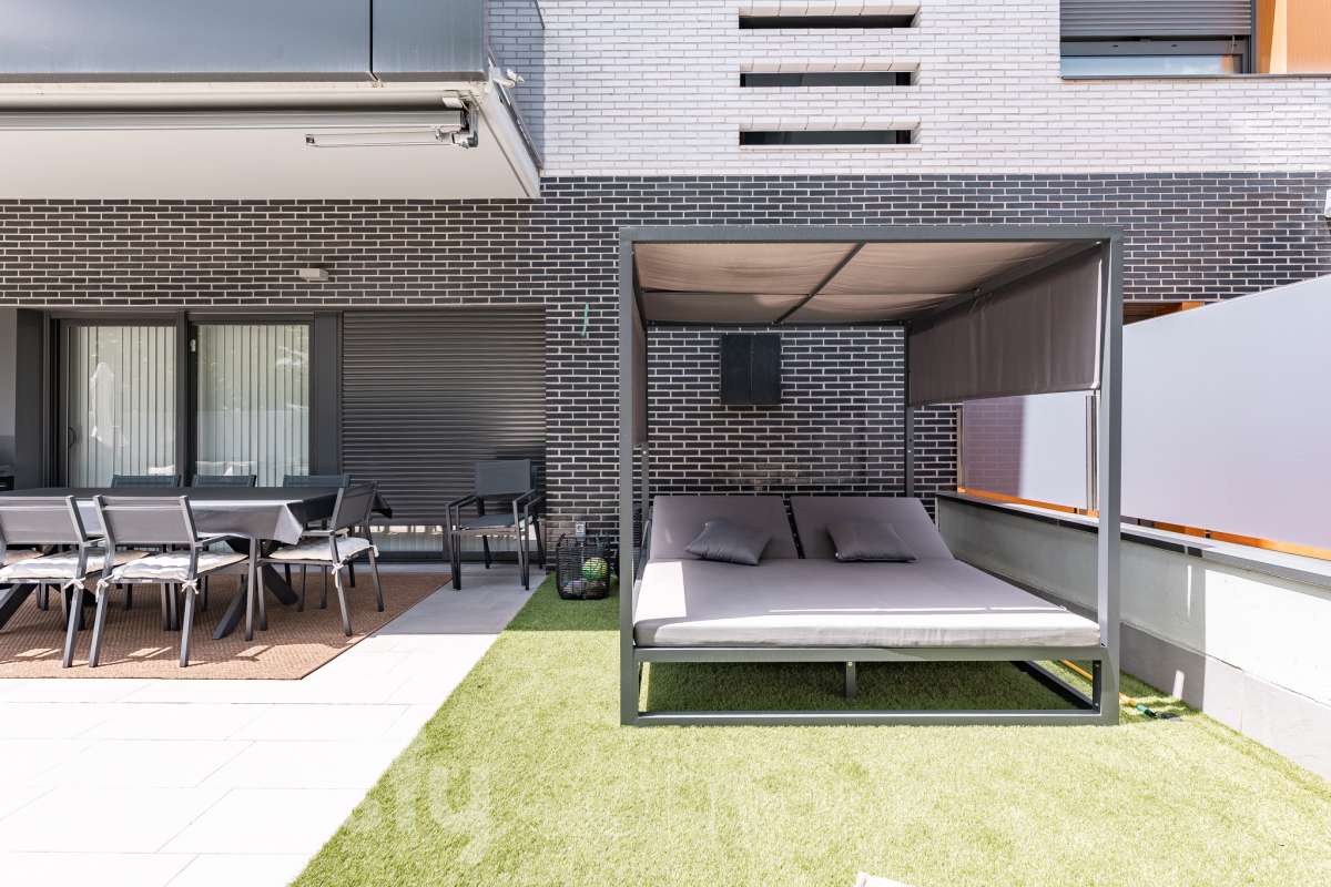 Fantástica planta baja de 152m² habitables, con terraza privada de 80m², zona comunitaria con piscina, parking y trastero. Housfy presenta esta impresionante planta baja, construida en el año 2016 en una de las zonas residenciales más modernas, cotizadas y tranquilas de Sant Feliu de Llobregat, la Ciudad Deportiva Joan Gamper. Se trata de una propiedad única que redefine el concepto de amplitud, destacando por un diseño vanguardista de revista y una espectacular terraza privativa de 80m2 . La vivienda mide 152 m² (verificados con la Dirección General de Catastro) y dispone de parking y trastero en el mismo edificio. La zona de día te enamorará desde el primer instante gracias a un salón-comedor extremadamente grande y diáfano, inundado de luz natural a través de sus enormes ventanales de suelo a techo. En este espacio se integra a la perfección una cocina de concepto abierto con una espectacular isla central en tonos antracita, ideal para los amantes de la gastronomía y la vida social. Toda la estancia se prolonga hacia el exterior conectando directamente con una espectacular terraza privada de más de 80 m² llanos, perfectamente acondicionada con una zona de comedor bajo pérgola y un área de solárium con césped artificial que garantiza un auténtico oasis de privacidad. La zona de descanso está compuesta por cuatro dormitorios amplios y versátiles, perfectos para la familia, invitados o para teletrabajar. Entre ellos destaca la suite principal, un espacio de ensueño que cuenta con su propio vestidor independiente y un baño completo integrado. El confort en toda la vivienda está asegurado con acabados de alta gama, suelos de parquet que aportan calidez, persianas eléctricas, sistema de calefacción, aire acondicionado por conductos y tecnología domótica. La propiedad se encuentra dentro de un exclusivo complejo residencial que ofrece a sus vecinos el acceso a un recinto privado con amplias zonas verdes, árboles maduros y una magnífica piscina comunitaria para disfrutar del verano. Para tu total comodidad, el precio incluye una plaza de garaje de muy fácil acceso en la misma finca y un trastero independiente, todo ello en un edificio moderno equipado con ascensor. Ubicada en un entorno estratégico de Sant Feliu de Llobregat, esta vivienda ofrece una calidad de vida inmejorable. Te encontrarás en una zona residencial muy tranquila y rodeada de parques, pero con la ventaja de tener todos los servicios, comercios y colegios a un paso, además de disfrutar de unas conexiones excelentes con Barcelona tanto en transporte público como por carretera. Una oportunidad de alto standing lista para entrar a vivir que no puedes dejar escapar. Aviso legal El precio de venta no incluye gastos de la compraventa como notaría, registro, impuestos, ni tampoco honorarios agencia. Esta publicación no es vinculante. Consulta siempre la nota simple con Housfy antes de formalizar la compraventa. Sobre nosotros Housfy es la plataforma integral de servicios inmobiliarios. Nuestra combinación de expertos y tecnología pone al alcance de todo el mundo servicios cómodos, claros y seguros. AICAT número: 7922. Nos encargamos de la gestión y asesoramiento de la compra. ¡Olvídate de todo! Hacemos los trámites por ti. Y, si además necesitas financiación, ponemos a tu disposición un bróker hipotecario para ayudarte a conseguir las mejores condiciones para tu perfil económico. ¿Quieres visitarla? Contacta con Housfy y agenda tu visita sin compromiso. Más información en: housfy.com En cumplimiento de la Ley 8/2026 en Cataluña, el certificado de presencia o ausencia de amianto se encuentra en proceso de tramitación.-21
