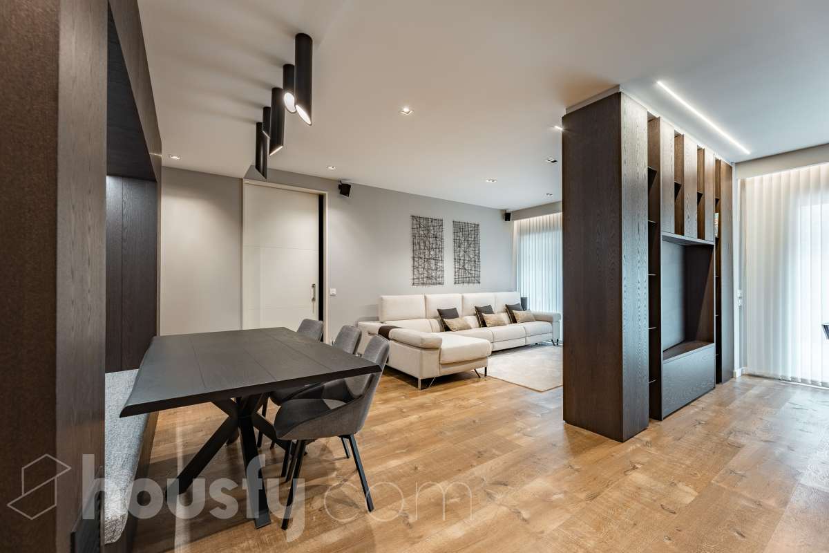 Fantástica planta baja de 152m² habitables, con terraza privada de 80m², zona comunitaria con piscina, parking y trastero. Housfy presenta esta impresionante planta baja, construida en el año 2016 en una de las zonas residenciales más modernas, cotizadas y tranquilas de Sant Feliu de Llobregat, la Ciudad Deportiva Joan Gamper. Se trata de una propiedad única que redefine el concepto de amplitud, destacando por un diseño vanguardista de revista y una espectacular terraza privativa de 80m2 . La vivienda mide 152 m² (verificados con la Dirección General de Catastro) y dispone de parking y trastero en el mismo edificio. La zona de día te enamorará desde el primer instante gracias a un salón-comedor extremadamente grande y diáfano, inundado de luz natural a través de sus enormes ventanales de suelo a techo. En este espacio se integra a la perfección una cocina de concepto abierto con una espectacular isla central en tonos antracita, ideal para los amantes de la gastronomía y la vida social. Toda la estancia se prolonga hacia el exterior conectando directamente con una espectacular terraza privada de más de 80 m² llanos, perfectamente acondicionada con una zona de comedor bajo pérgola y un área de solárium con césped artificial que garantiza un auténtico oasis de privacidad. La zona de descanso está compuesta por cuatro dormitorios amplios y versátiles, perfectos para la familia, invitados o para teletrabajar. Entre ellos destaca la suite principal, un espacio de ensueño que cuenta con su propio vestidor independiente y un baño completo integrado. El confort en toda la vivienda está asegurado con acabados de alta gama, suelos de parquet que aportan calidez, persianas eléctricas, sistema de calefacción, aire acondicionado por conductos y tecnología domótica. La propiedad se encuentra dentro de un exclusivo complejo residencial que ofrece a sus vecinos el acceso a un recinto privado con amplias zonas verdes, árboles maduros y una magnífica piscina comunitaria para disfrutar del verano. Para tu total comodidad, el precio incluye una plaza de garaje de muy fácil acceso en la misma finca y un trastero independiente, todo ello en un edificio moderno equipado con ascensor. Ubicada en un entorno estratégico de Sant Feliu de Llobregat, esta vivienda ofrece una calidad de vida inmejorable. Te encontrarás en una zona residencial muy tranquila y rodeada de parques, pero con la ventaja de tener todos los servicios, comercios y colegios a un paso, además de disfrutar de unas conexiones excelentes con Barcelona tanto en transporte público como por carretera. Una oportunidad de alto standing lista para entrar a vivir que no puedes dejar escapar. Aviso legal El precio de venta no incluye gastos de la compraventa como notaría, registro, impuestos, ni tampoco honorarios agencia. Esta publicación no es vinculante. Consulta siempre la nota simple con Housfy antes de formalizar la compraventa. Sobre nosotros Housfy es la plataforma integral de servicios inmobiliarios. Nuestra combinación de expertos y tecnología pone al alcance de todo el mundo servicios cómodos, claros y seguros. AICAT número: 7922. Nos encargamos de la gestión y asesoramiento de la compra. ¡Olvídate de todo! Hacemos los trámites por ti. Y, si además necesitas financiación, ponemos a tu disposición un bróker hipotecario para ayudarte a conseguir las mejores condiciones para tu perfil económico. ¿Quieres visitarla? Contacta con Housfy y agenda tu visita sin compromiso. Más información en: housfy.com En cumplimiento de la Ley 8/2026 en Cataluña, el certificado de presencia o ausencia de amianto se encuentra en proceso de tramitación.-11