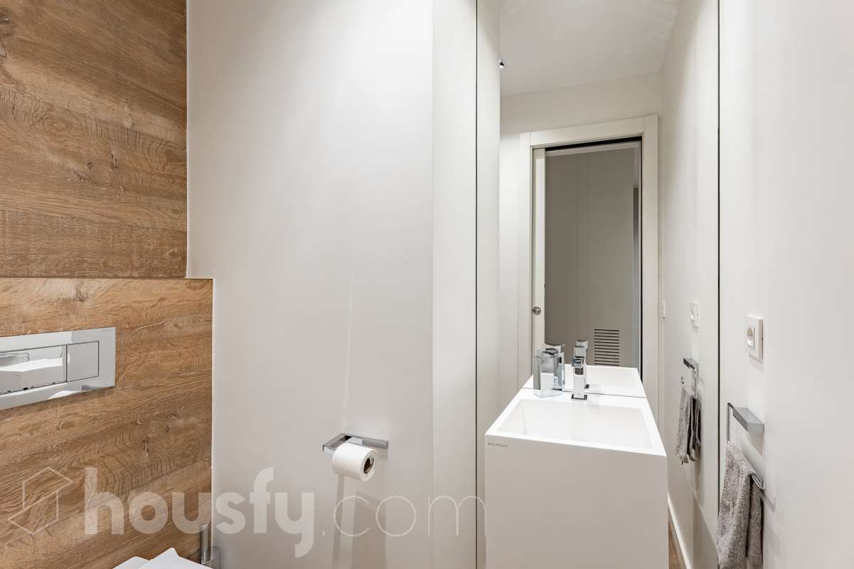 Fantástica planta baja de 152m² habitables, con terraza privada de 80m², zona comunitaria con piscina, parking y trastero. Housfy presenta esta impresionante planta baja, construida en el año 2016 en una de las zonas residenciales más modernas, cotizadas y tranquilas de Sant Feliu de Llobregat, la Ciudad Deportiva Joan Gamper. Se trata de una propiedad única que redefine el concepto de amplitud, destacando por un diseño vanguardista de revista y una espectacular terraza privativa de 80m2 . La vivienda mide 152 m² (verificados con la Dirección General de Catastro) y dispone de parking y trastero en el mismo edificio. La zona de día te enamorará desde el primer instante gracias a un salón-comedor extremadamente grande y diáfano, inundado de luz natural a través de sus enormes ventanales de suelo a techo. En este espacio se integra a la perfección una cocina de concepto abierto con una espectacular isla central en tonos antracita, ideal para los amantes de la gastronomía y la vida social. Toda la estancia se prolonga hacia el exterior conectando directamente con una espectacular terraza privada de más de 80 m² llanos, perfectamente acondicionada con una zona de comedor bajo pérgola y un área de solárium con césped artificial que garantiza un auténtico oasis de privacidad. La zona de descanso está compuesta por cuatro dormitorios amplios y versátiles, perfectos para la familia, invitados o para teletrabajar. Entre ellos destaca la suite principal, un espacio de ensueño que cuenta con su propio vestidor independiente y un baño completo integrado. El confort en toda la vivienda está asegurado con acabados de alta gama, suelos de parquet que aportan calidez, persianas eléctricas, sistema de calefacción, aire acondicionado por conductos y tecnología domótica. La propiedad se encuentra dentro de un exclusivo complejo residencial que ofrece a sus vecinos el acceso a un recinto privado con amplias zonas verdes, árboles maduros y una magnífica piscina comunitaria para disfrutar del verano. Para tu total comodidad, el precio incluye una plaza de garaje de muy fácil acceso en la misma finca y un trastero independiente, todo ello en un edificio moderno equipado con ascensor. Ubicada en un entorno estratégico de Sant Feliu de Llobregat, esta vivienda ofrece una calidad de vida inmejorable. Te encontrarás en una zona residencial muy tranquila y rodeada de parques, pero con la ventaja de tener todos los servicios, comercios y colegios a un paso, además de disfrutar de unas conexiones excelentes con Barcelona tanto en transporte público como por carretera. Una oportunidad de alto standing lista para entrar a vivir que no puedes dejar escapar. Aviso legal El precio de venta no incluye gastos de la compraventa como notaría, registro, impuestos, ni tampoco honorarios agencia. Esta publicación no es vinculante. Consulta siempre la nota simple con Housfy antes de formalizar la compraventa. Sobre nosotros Housfy es la plataforma integral de servicios inmobiliarios. Nuestra combinación de expertos y tecnología pone al alcance de todo el mundo servicios cómodos, claros y seguros. AICAT número: 7922. Nos encargamos de la gestión y asesoramiento de la compra. ¡Olvídate de todo! Hacemos los trámites por ti. Y, si además necesitas financiación, ponemos a tu disposición un bróker hipotecario para ayudarte a conseguir las mejores condiciones para tu perfil económico. ¿Quieres visitarla? Contacta con Housfy y agenda tu visita sin compromiso. Más información en: housfy.com En cumplimiento de la Ley 8/2026 en Cataluña, el certificado de presencia o ausencia de amianto se encuentra en proceso de tramitación.-38
