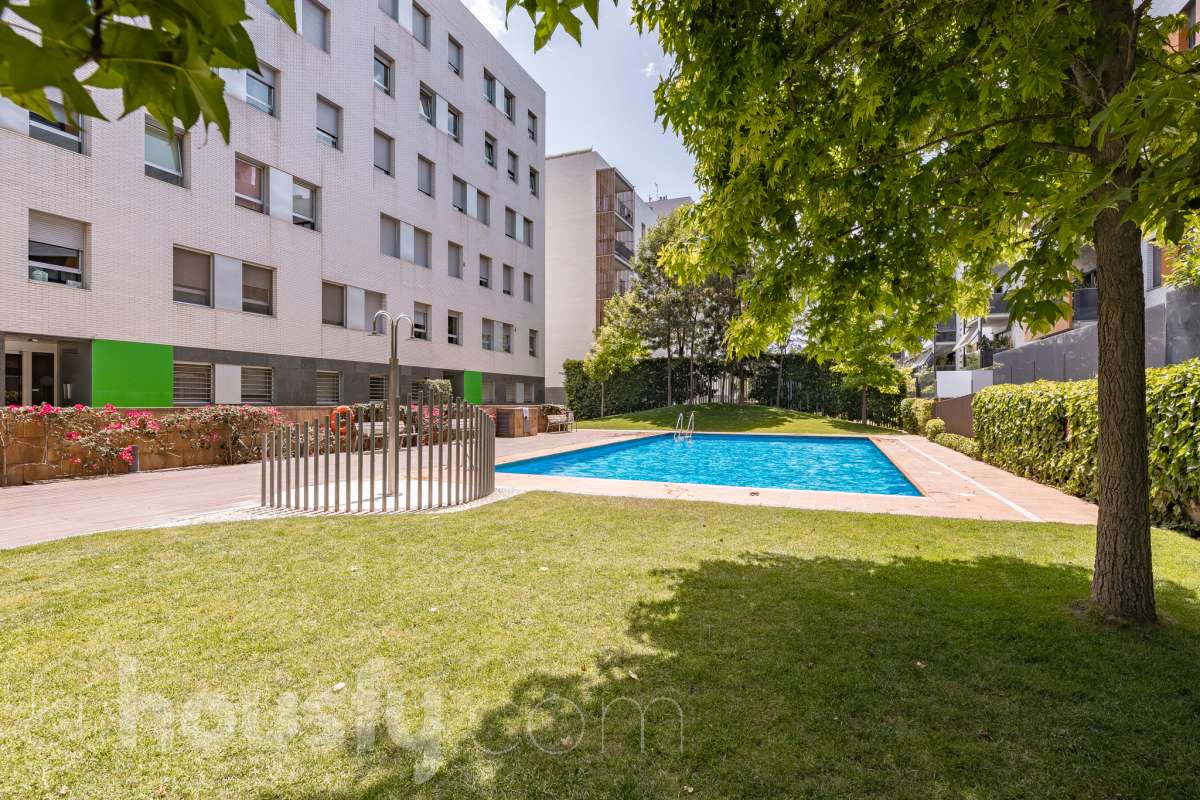 Fantástica planta baja de 152m² habitables, con terraza privada de 80m², zona comunitaria con piscina, parking y trastero. Housfy presenta esta impresionante planta baja, construida en el año 2016 en una de las zonas residenciales más modernas, cotizadas y tranquilas de Sant Feliu de Llobregat, la Ciudad Deportiva Joan Gamper. Se trata de una propiedad única que redefine el concepto de amplitud, destacando por un diseño vanguardista de revista y una espectacular terraza privativa de 80m2 . La vivienda mide 152 m² (verificados con la Dirección General de Catastro) y dispone de parking y trastero en el mismo edificio. La zona de día te enamorará desde el primer instante gracias a un salón-comedor extremadamente grande y diáfano, inundado de luz natural a través de sus enormes ventanales de suelo a techo. En este espacio se integra a la perfección una cocina de concepto abierto con una espectacular isla central en tonos antracita, ideal para los amantes de la gastronomía y la vida social. Toda la estancia se prolonga hacia el exterior conectando directamente con una espectacular terraza privada de más de 80 m² llanos, perfectamente acondicionada con una zona de comedor bajo pérgola y un área de solárium con césped artificial que garantiza un auténtico oasis de privacidad. La zona de descanso está compuesta por cuatro dormitorios amplios y versátiles, perfectos para la familia, invitados o para teletrabajar. Entre ellos destaca la suite principal, un espacio de ensueño que cuenta con su propio vestidor independiente y un baño completo integrado. El confort en toda la vivienda está asegurado con acabados de alta gama, suelos de parquet que aportan calidez, persianas eléctricas, sistema de calefacción, aire acondicionado por conductos y tecnología domótica. La propiedad se encuentra dentro de un exclusivo complejo residencial que ofrece a sus vecinos el acceso a un recinto privado con amplias zonas verdes, árboles maduros y una magnífica piscina comunitaria para disfrutar del verano. Para tu total comodidad, el precio incluye una plaza de garaje de muy fácil acceso en la misma finca y un trastero independiente, todo ello en un edificio moderno equipado con ascensor. Ubicada en un entorno estratégico de Sant Feliu de Llobregat, esta vivienda ofrece una calidad de vida inmejorable. Te encontrarás en una zona residencial muy tranquila y rodeada de parques, pero con la ventaja de tener todos los servicios, comercios y colegios a un paso, además de disfrutar de unas conexiones excelentes con Barcelona tanto en transporte público como por carretera. Una oportunidad de alto standing lista para entrar a vivir que no puedes dejar escapar. Aviso legal El precio de venta no incluye gastos de la compraventa como notaría, registro, impuestos, ni tampoco honorarios agencia. Esta publicación no es vinculante. Consulta siempre la nota simple con Housfy antes de formalizar la compraventa. Sobre nosotros Housfy es la plataforma integral de servicios inmobiliarios. Nuestra combinación de expertos y tecnología pone al alcance de todo el mundo servicios cómodos, claros y seguros. AICAT número: 7922. Nos encargamos de la gestión y asesoramiento de la compra. ¡Olvídate de todo! Hacemos los trámites por ti. Y, si además necesitas financiación, ponemos a tu disposición un bróker hipotecario para ayudarte a conseguir las mejores condiciones para tu perfil económico. ¿Quieres visitarla? Contacta con Housfy y agenda tu visita sin compromiso. Más información en: housfy.com En cumplimiento de la Ley 8/2026 en Cataluña, el certificado de presencia o ausencia de amianto se encuentra en proceso de tramitación.-24