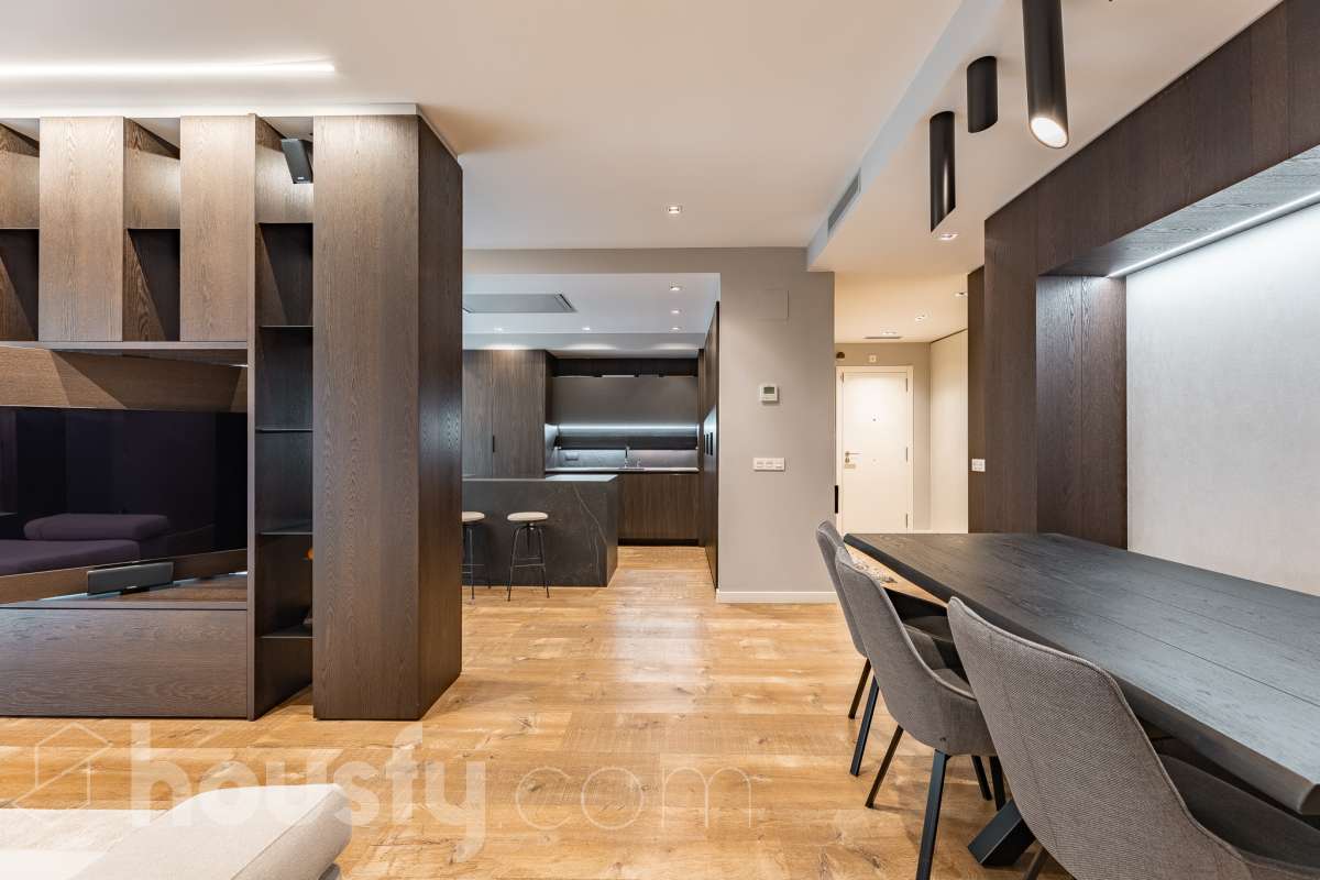 Fantástica planta baja de 152m² habitables, con terraza privada de 80m², zona comunitaria con piscina, parking y trastero. Housfy presenta esta impresionante planta baja, construida en el año 2016 en una de las zonas residenciales más modernas, cotizadas y tranquilas de Sant Feliu de Llobregat, la Ciudad Deportiva Joan Gamper. Se trata de una propiedad única que redefine el concepto de amplitud, destacando por un diseño vanguardista de revista y una espectacular terraza privativa de 80m2 . La vivienda mide 152 m² (verificados con la Dirección General de Catastro) y dispone de parking y trastero en el mismo edificio. La zona de día te enamorará desde el primer instante gracias a un salón-comedor extremadamente grande y diáfano, inundado de luz natural a través de sus enormes ventanales de suelo a techo. En este espacio se integra a la perfección una cocina de concepto abierto con una espectacular isla central en tonos antracita, ideal para los amantes de la gastronomía y la vida social. Toda la estancia se prolonga hacia el exterior conectando directamente con una espectacular terraza privada de más de 80 m² llanos, perfectamente acondicionada con una zona de comedor bajo pérgola y un área de solárium con césped artificial que garantiza un auténtico oasis de privacidad. La zona de descanso está compuesta por cuatro dormitorios amplios y versátiles, perfectos para la familia, invitados o para teletrabajar. Entre ellos destaca la suite principal, un espacio de ensueño que cuenta con su propio vestidor independiente y un baño completo integrado. El confort en toda la vivienda está asegurado con acabados de alta gama, suelos de parquet que aportan calidez, persianas eléctricas, sistema de calefacción, aire acondicionado por conductos y tecnología domótica. La propiedad se encuentra dentro de un exclusivo complejo residencial que ofrece a sus vecinos el acceso a un recinto privado con amplias zonas verdes, árboles maduros y una magnífica piscina comunitaria para disfrutar del verano. Para tu total comodidad, el precio incluye una plaza de garaje de muy fácil acceso en la misma finca y un trastero independiente, todo ello en un edificio moderno equipado con ascensor. Ubicada en un entorno estratégico de Sant Feliu de Llobregat, esta vivienda ofrece una calidad de vida inmejorable. Te encontrarás en una zona residencial muy tranquila y rodeada de parques, pero con la ventaja de tener todos los servicios, comercios y colegios a un paso, además de disfrutar de unas conexiones excelentes con Barcelona tanto en transporte público como por carretera. Una oportunidad de alto standing lista para entrar a vivir que no puedes dejar escapar. Aviso legal El precio de venta no incluye gastos de la compraventa como notaría, registro, impuestos, ni tampoco honorarios agencia. Esta publicación no es vinculante. Consulta siempre la nota simple con Housfy antes de formalizar la compraventa. Sobre nosotros Housfy es la plataforma integral de servicios inmobiliarios. Nuestra combinación de expertos y tecnología pone al alcance de todo el mundo servicios cómodos, claros y seguros. AICAT número: 7922. Nos encargamos de la gestión y asesoramiento de la compra. ¡Olvídate de todo! Hacemos los trámites por ti. Y, si además necesitas financiación, ponemos a tu disposición un bróker hipotecario para ayudarte a conseguir las mejores condiciones para tu perfil económico. ¿Quieres visitarla? Contacta con Housfy y agenda tu visita sin compromiso. Más información en: housfy.com En cumplimiento de la Ley 8/2026 en Cataluña, el certificado de presencia o ausencia de amianto se encuentra en proceso de tramitación.-12