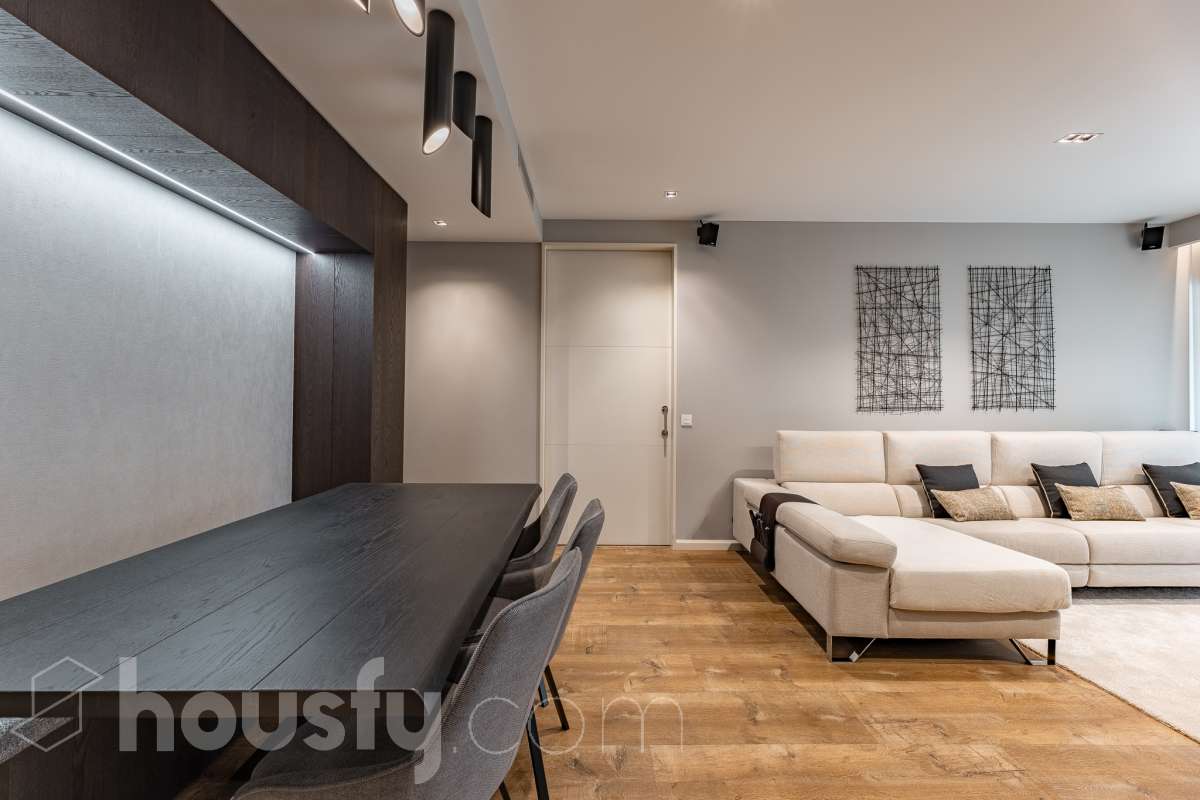 Fantástica planta baja de 152m² habitables, con terraza privada de 80m², zona comunitaria con piscina, parking y trastero. Housfy presenta esta impresionante planta baja, construida en el año 2016 en una de las zonas residenciales más modernas, cotizadas y tranquilas de Sant Feliu de Llobregat, la Ciudad Deportiva Joan Gamper. Se trata de una propiedad única que redefine el concepto de amplitud, destacando por un diseño vanguardista de revista y una espectacular terraza privativa de 80m2 . La vivienda mide 152 m² (verificados con la Dirección General de Catastro) y dispone de parking y trastero en el mismo edificio. La zona de día te enamorará desde el primer instante gracias a un salón-comedor extremadamente grande y diáfano, inundado de luz natural a través de sus enormes ventanales de suelo a techo. En este espacio se integra a la perfección una cocina de concepto abierto con una espectacular isla central en tonos antracita, ideal para los amantes de la gastronomía y la vida social. Toda la estancia se prolonga hacia el exterior conectando directamente con una espectacular terraza privada de más de 80 m² llanos, perfectamente acondicionada con una zona de comedor bajo pérgola y un área de solárium con césped artificial que garantiza un auténtico oasis de privacidad. La zona de descanso está compuesta por cuatro dormitorios amplios y versátiles, perfectos para la familia, invitados o para teletrabajar. Entre ellos destaca la suite principal, un espacio de ensueño que cuenta con su propio vestidor independiente y un baño completo integrado. El confort en toda la vivienda está asegurado con acabados de alta gama, suelos de parquet que aportan calidez, persianas eléctricas, sistema de calefacción, aire acondicionado por conductos y tecnología domótica. La propiedad se encuentra dentro de un exclusivo complejo residencial que ofrece a sus vecinos el acceso a un recinto privado con amplias zonas verdes, árboles maduros y una magnífica piscina comunitaria para disfrutar del verano. Para tu total comodidad, el precio incluye una plaza de garaje de muy fácil acceso en la misma finca y un trastero independiente, todo ello en un edificio moderno equipado con ascensor. Ubicada en un entorno estratégico de Sant Feliu de Llobregat, esta vivienda ofrece una calidad de vida inmejorable. Te encontrarás en una zona residencial muy tranquila y rodeada de parques, pero con la ventaja de tener todos los servicios, comercios y colegios a un paso, además de disfrutar de unas conexiones excelentes con Barcelona tanto en transporte público como por carretera. Una oportunidad de alto standing lista para entrar a vivir que no puedes dejar escapar. Aviso legal El precio de venta no incluye gastos de la compraventa como notaría, registro, impuestos, ni tampoco honorarios agencia. Esta publicación no es vinculante. Consulta siempre la nota simple con Housfy antes de formalizar la compraventa. Sobre nosotros Housfy es la plataforma integral de servicios inmobiliarios. Nuestra combinación de expertos y tecnología pone al alcance de todo el mundo servicios cómodos, claros y seguros. AICAT número: 7922. Nos encargamos de la gestión y asesoramiento de la compra. ¡Olvídate de todo! Hacemos los trámites por ti. Y, si además necesitas financiación, ponemos a tu disposición un bróker hipotecario para ayudarte a conseguir las mejores condiciones para tu perfil económico. ¿Quieres visitarla? Contacta con Housfy y agenda tu visita sin compromiso. Más información en: housfy.com En cumplimiento de la Ley 8/2026 en Cataluña, el certificado de presencia o ausencia de amianto se encuentra en proceso de tramitación.-6