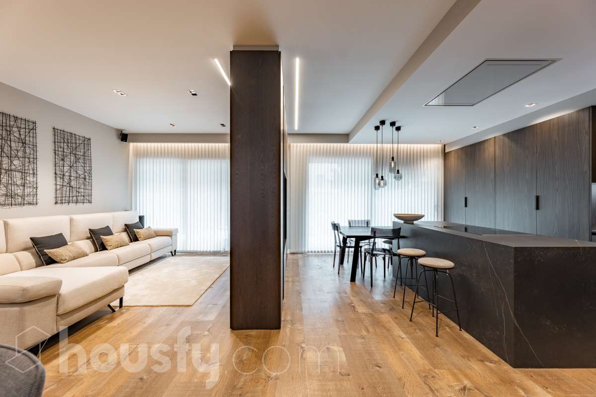 Fantástica planta baja de 152m² habitables, con terraza privada de 80m², zona comunitaria con piscina, parking y trastero. Housfy presenta esta impresionante planta baja, construida en el año 2016 en una de las zonas residenciales más modernas, cotizadas y tranquilas de Sant Feliu de Llobregat, la Ciudad Deportiva Joan Gamper. Se trata de una propiedad única que redefine el concepto de amplitud, destacando por un diseño vanguardista de revista y una espectacular terraza privativa de 80m2 . La vivienda mide 152 m² (verificados con la Dirección General de Catastro) y dispone de parking y trastero en el mismo edificio. La zona de día te enamorará desde el primer instante gracias a un salón-comedor extremadamente grande y diáfano, inundado de luz natural a través de sus enormes ventanales de suelo a techo. En este espacio se integra a la perfección una cocina de concepto abierto con una espectacular isla central en tonos antracita, ideal para los amantes de la gastronomía y la vida social. Toda la estancia se prolonga hacia el exterior conectando directamente con una espectacular terraza privada de más de 80 m² llanos, perfectamente acondicionada con una zona de comedor bajo pérgola y un área de solárium con césped artificial que garantiza un auténtico oasis de privacidad. La zona de descanso está compuesta por cuatro dormitorios amplios y versátiles, perfectos para la familia, invitados o para teletrabajar. Entre ellos destaca la suite principal, un espacio de ensueño que cuenta con su propio vestidor independiente y un baño completo integrado. El confort en toda la vivienda está asegurado con acabados de alta gama, suelos de parquet que aportan calidez, persianas eléctricas, sistema de calefacción, aire acondicionado por conductos y tecnología domótica. La propiedad se encuentra dentro de un exclusivo complejo residencial que ofrece a sus vecinos el acceso a un recinto privado con amplias zonas verdes, árboles maduros y una magnífica piscina comunitaria para disfrutar del verano. Para tu total comodidad, el precio incluye una plaza de garaje de muy fácil acceso en la misma finca y un trastero independiente, todo ello en un edificio moderno equipado con ascensor. Ubicada en un entorno estratégico de Sant Feliu de Llobregat, esta vivienda ofrece una calidad de vida inmejorable. Te encontrarás en una zona residencial muy tranquila y rodeada de parques, pero con la ventaja de tener todos los servicios, comercios y colegios a un paso, además de disfrutar de unas conexiones excelentes con Barcelona tanto en transporte público como por carretera. Una oportunidad de alto standing lista para entrar a vivir que no puedes dejar escapar. Aviso legal El precio de venta no incluye gastos de la compraventa como notaría, registro, impuestos, ni tampoco honorarios agencia. Esta publicación no es vinculante. Consulta siempre la nota simple con Housfy antes de formalizar la compraventa. Sobre nosotros Housfy es la plataforma integral de servicios inmobiliarios. Nuestra combinación de expertos y tecnología pone al alcance de todo el mundo servicios cómodos, claros y seguros. AICAT número: 7922. Nos encargamos de la gestión y asesoramiento de la compra. ¡Olvídate de todo! Hacemos los trámites por ti. Y, si además necesitas financiación, ponemos a tu disposición un bróker hipotecario para ayudarte a conseguir las mejores condiciones para tu perfil económico. ¿Quieres visitarla? Contacta con Housfy y agenda tu visita sin compromiso. Más información en: housfy.com En cumplimiento de la Ley 8/2026 en Cataluña, el certificado de presencia o ausencia de amianto se encuentra en proceso de tramitación.-13