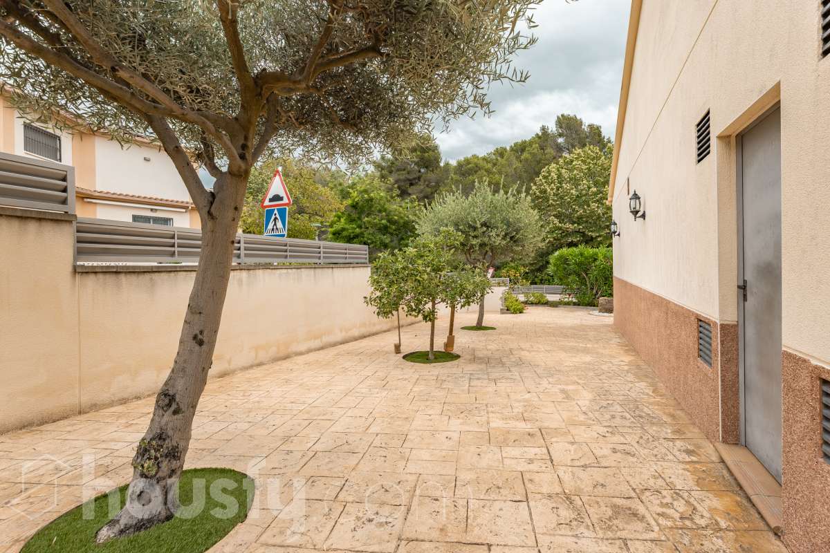 Housfy vende 🏡 fantástica casa ubicada en Sant Pere de Ribes, la cuál consta de 308 m² útiles (verificados con la Dirección General de Catastro). Construida en el año: 2007. Distribución de estancias -Salón-comedor -7 Dormitorios -4 Baños -Cocina equipada Características específicas -Ascensor -Armario empotrado -Aire acondicionado -Suite con baño -Trastero -Altillo -Calefacción -Domótica -Electrodomésticos -Gres/cerámica -Se aceptan mascotas -Parquet -Balcón -Terraza privada -Patio -Vistas a la montaña -Piscina privada -Jardín privado -Chimenea -Despacho -Lavadero -Plaza de garaje Zona y entorno Respecto a la ubicación, se sitúa en Sant Pere de Ribes, municipio de Barcelona. Esta propiedad se encuentra cerca de transporte público, colegios, supermercados y farmacias. Aviso legal El precio de venta no incluye gastos de la compraventa como notaría, registro, impuestos, ni tampoco honorarios agencia. Esta publicación no es vinculante. Consulta siempre la nota simple con Housfy antes de formalizar la compraventa. Sobre nosotros Housfy es la plataforma integral de servicios inmobiliarios. Nuestra combinación de expertos y tecnología pone al alcance de todo el mundo servicios cómodos, claros y seguros. AICAT número: 7922. Nos encargamos de la gestión y asesoramiento de la compra. ¡Olvídate de todo! Hacemos los trámites por ti. Y, si además necesitas financiación, ponemos a tu disposición un bróker hipotecario para ayudarte a conseguir las mejores condiciones para tu perfil económico. ¿Quieres visitarla? Contacta con Housfy y agenda tu visita sin compromiso. Más información en: housfy.com-63