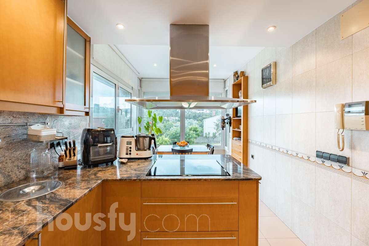 Housfy vende 🏡 fantástica casa ubicada en Sant Pere de Ribes, la cuál consta de 308 m² útiles (verificados con la Dirección General de Catastro). Construida en el año: 2007. Distribución de estancias -Salón-comedor -7 Dormitorios -4 Baños -Cocina equipada Características específicas -Ascensor -Armario empotrado -Aire acondicionado -Suite con baño -Trastero -Altillo -Calefacción -Domótica -Electrodomésticos -Gres/cerámica -Se aceptan mascotas -Parquet -Balcón -Terraza privada -Patio -Vistas a la montaña -Piscina privada -Jardín privado -Chimenea -Despacho -Lavadero -Plaza de garaje Zona y entorno Respecto a la ubicación, se sitúa en Sant Pere de Ribes, municipio de Barcelona. Esta propiedad se encuentra cerca de transporte público, colegios, supermercados y farmacias. Aviso legal El precio de venta no incluye gastos de la compraventa como notaría, registro, impuestos, ni tampoco honorarios agencia. Esta publicación no es vinculante. Consulta siempre la nota simple con Housfy antes de formalizar la compraventa. Sobre nosotros Housfy es la plataforma integral de servicios inmobiliarios. Nuestra combinación de expertos y tecnología pone al alcance de todo el mundo servicios cómodos, claros y seguros. AICAT número: 7922. Nos encargamos de la gestión y asesoramiento de la compra. ¡Olvídate de todo! Hacemos los trámites por ti. Y, si además necesitas financiación, ponemos a tu disposición un bróker hipotecario para ayudarte a conseguir las mejores condiciones para tu perfil económico. ¿Quieres visitarla? Contacta con Housfy y agenda tu visita sin compromiso. Más información en: housfy.com-11