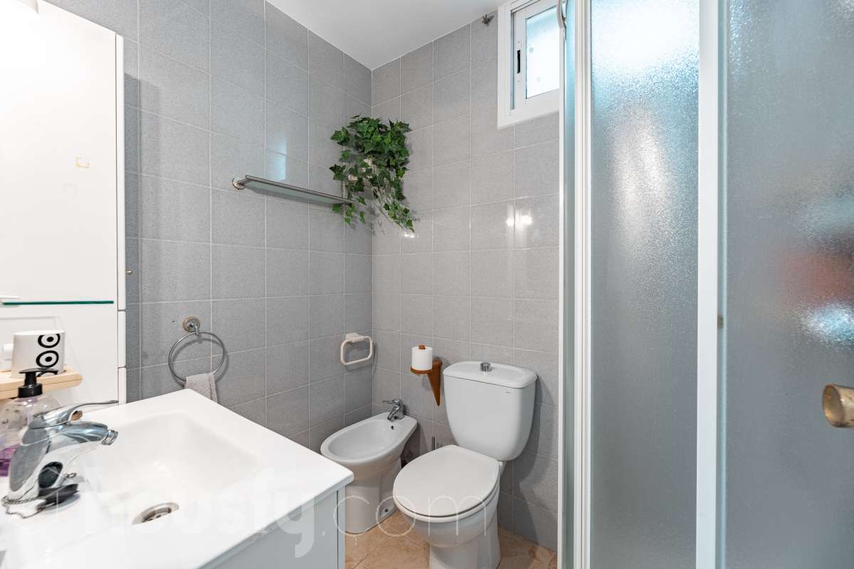 Housfy vende 🏡 fantástica casa ubicada en Sant Pere de Ribes, la cuál consta de 308 m² útiles (verificados con la Dirección General de Catastro). Construida en el año: 2007. Distribución de estancias -Salón-comedor -7 Dormitorios -4 Baños -Cocina equipada Características específicas -Ascensor -Armario empotrado -Aire acondicionado -Suite con baño -Trastero -Altillo -Calefacción -Domótica -Electrodomésticos -Gres/cerámica -Se aceptan mascotas -Parquet -Balcón -Terraza privada -Patio -Vistas a la montaña -Piscina privada -Jardín privado -Chimenea -Despacho -Lavadero -Plaza de garaje Zona y entorno Respecto a la ubicación, se sitúa en Sant Pere de Ribes, municipio de Barcelona. Esta propiedad se encuentra cerca de transporte público, colegios, supermercados y farmacias. Aviso legal El precio de venta no incluye gastos de la compraventa como notaría, registro, impuestos, ni tampoco honorarios agencia. Esta publicación no es vinculante. Consulta siempre la nota simple con Housfy antes de formalizar la compraventa. Sobre nosotros Housfy es la plataforma integral de servicios inmobiliarios. Nuestra combinación de expertos y tecnología pone al alcance de todo el mundo servicios cómodos, claros y seguros. AICAT número: 7922. Nos encargamos de la gestión y asesoramiento de la compra. ¡Olvídate de todo! Hacemos los trámites por ti. Y, si además necesitas financiación, ponemos a tu disposición un bróker hipotecario para ayudarte a conseguir las mejores condiciones para tu perfil económico. ¿Quieres visitarla? Contacta con Housfy y agenda tu visita sin compromiso. Más información en: housfy.com-47