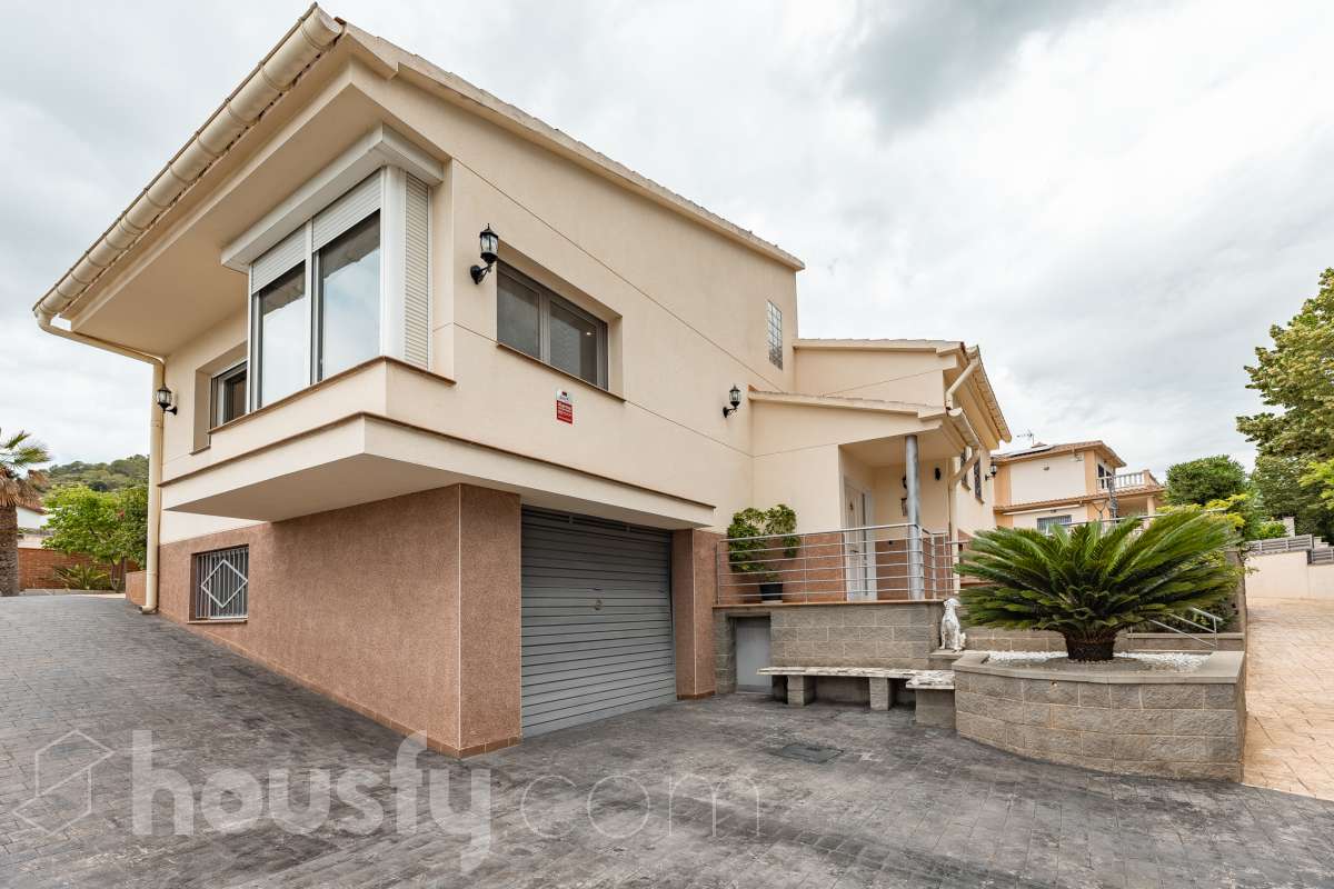 Housfy vende 🏡 fantástica casa ubicada en Sant Pere de Ribes, la cuál consta de 308 m² útiles (verificados con la Dirección General de Catastro). Construida en el año: 2007. Distribución de estancias -Salón-comedor -7 Dormitorios -4 Baños -Cocina equipada Características específicas -Ascensor -Armario empotrado -Aire acondicionado -Suite con baño -Trastero -Altillo -Calefacción -Domótica -Electrodomésticos -Gres/cerámica -Se aceptan mascotas -Parquet -Balcón -Terraza privada -Patio -Vistas a la montaña -Piscina privada -Jardín privado -Chimenea -Despacho -Lavadero -Plaza de garaje Zona y entorno Respecto a la ubicación, se sitúa en Sant Pere de Ribes, municipio de Barcelona. Esta propiedad se encuentra cerca de transporte público, colegios, supermercados y farmacias. Aviso legal El precio de venta no incluye gastos de la compraventa como notaría, registro, impuestos, ni tampoco honorarios agencia. Esta publicación no es vinculante. Consulta siempre la nota simple con Housfy antes de formalizar la compraventa. Sobre nosotros Housfy es la plataforma integral de servicios inmobiliarios. Nuestra combinación de expertos y tecnología pone al alcance de todo el mundo servicios cómodos, claros y seguros. AICAT número: 7922. Nos encargamos de la gestión y asesoramiento de la compra. ¡Olvídate de todo! Hacemos los trámites por ti. Y, si además necesitas financiación, ponemos a tu disposición un bróker hipotecario para ayudarte a conseguir las mejores condiciones para tu perfil económico. ¿Quieres visitarla? Contacta con Housfy y agenda tu visita sin compromiso. Más información en: housfy.com-65