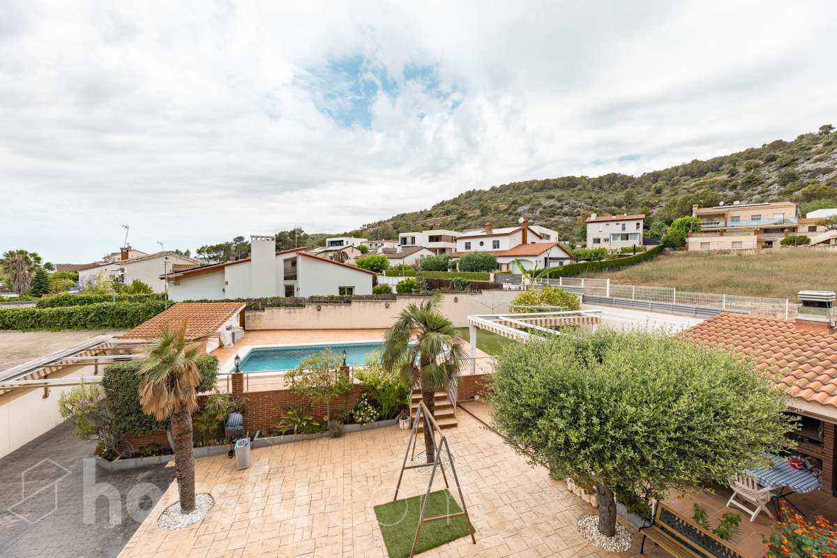 Housfy vende 🏡 fantástica casa ubicada en Sant Pere de Ribes, la cuál consta de 308 m² útiles (verificados con la Dirección General de Catastro). Construida en el año: 2007. Distribución de estancias -Salón-comedor -7 Dormitorios -4 Baños -Cocina equipada Características específicas -Ascensor -Armario empotrado -Aire acondicionado -Suite con baño -Trastero -Altillo -Calefacción -Domótica -Electrodomésticos -Gres/cerámica -Se aceptan mascotas -Parquet -Balcón -Terraza privada -Patio -Vistas a la montaña -Piscina privada -Jardín privado -Chimenea -Despacho -Lavadero -Plaza de garaje Zona y entorno Respecto a la ubicación, se sitúa en Sant Pere de Ribes, municipio de Barcelona. Esta propiedad se encuentra cerca de transporte público, colegios, supermercados y farmacias. Aviso legal El precio de venta no incluye gastos de la compraventa como notaría, registro, impuestos, ni tampoco honorarios agencia. Esta publicación no es vinculante. Consulta siempre la nota simple con Housfy antes de formalizar la compraventa. Sobre nosotros Housfy es la plataforma integral de servicios inmobiliarios. Nuestra combinación de expertos y tecnología pone al alcance de todo el mundo servicios cómodos, claros y seguros. AICAT número: 7922. Nos encargamos de la gestión y asesoramiento de la compra. ¡Olvídate de todo! Hacemos los trámites por ti. Y, si además necesitas financiación, ponemos a tu disposición un bróker hipotecario para ayudarte a conseguir las mejores condiciones para tu perfil económico. ¿Quieres visitarla? Contacta con Housfy y agenda tu visita sin compromiso. Más información en: housfy.com-38