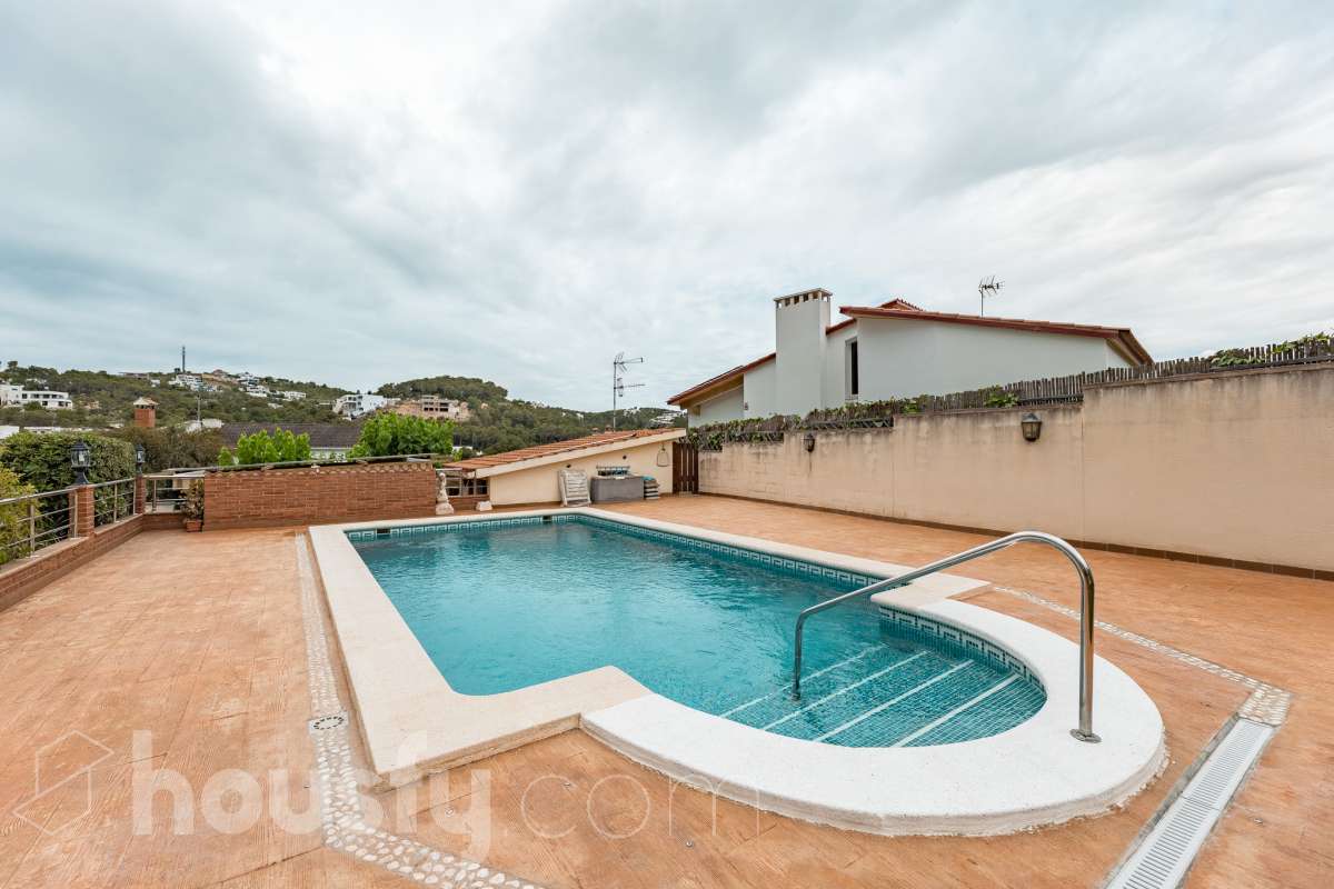 Housfy vende 🏡 fantástica casa ubicada en Sant Pere de Ribes, la cuál consta de 308 m² útiles (verificados con la Dirección General de Catastro). Construida en el año: 2007. Distribución de estancias -Salón-comedor -7 Dormitorios -4 Baños -Cocina equipada Características específicas -Ascensor -Armario empotrado -Aire acondicionado -Suite con baño -Trastero -Altillo -Calefacción -Domótica -Electrodomésticos -Gres/cerámica -Se aceptan mascotas -Parquet -Balcón -Terraza privada -Patio -Vistas a la montaña -Piscina privada -Jardín privado -Chimenea -Despacho -Lavadero -Plaza de garaje Zona y entorno Respecto a la ubicación, se sitúa en Sant Pere de Ribes, municipio de Barcelona. Esta propiedad se encuentra cerca de transporte público, colegios, supermercados y farmacias. Aviso legal El precio de venta no incluye gastos de la compraventa como notaría, registro, impuestos, ni tampoco honorarios agencia. Esta publicación no es vinculante. Consulta siempre la nota simple con Housfy antes de formalizar la compraventa. Sobre nosotros Housfy es la plataforma integral de servicios inmobiliarios. Nuestra combinación de expertos y tecnología pone al alcance de todo el mundo servicios cómodos, claros y seguros. AICAT número: 7922. Nos encargamos de la gestión y asesoramiento de la compra. ¡Olvídate de todo! Hacemos los trámites por ti. Y, si además necesitas financiación, ponemos a tu disposición un bróker hipotecario para ayudarte a conseguir las mejores condiciones para tu perfil económico. ¿Quieres visitarla? Contacta con Housfy y agenda tu visita sin compromiso. Más información en: housfy.com-57