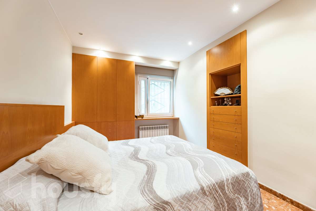 Housfy vende 🏡 fantástica casa ubicada en Sant Pere de Ribes, la cuál consta de 308 m² útiles (verificados con la Dirección General de Catastro). Construida en el año: 2007. Distribución de estancias -Salón-comedor -7 Dormitorios -4 Baños -Cocina equipada Características específicas -Ascensor -Armario empotrado -Aire acondicionado -Suite con baño -Trastero -Altillo -Calefacción -Domótica -Electrodomésticos -Gres/cerámica -Se aceptan mascotas -Parquet -Balcón -Terraza privada -Patio -Vistas a la montaña -Piscina privada -Jardín privado -Chimenea -Despacho -Lavadero -Plaza de garaje Zona y entorno Respecto a la ubicación, se sitúa en Sant Pere de Ribes, municipio de Barcelona. Esta propiedad se encuentra cerca de transporte público, colegios, supermercados y farmacias. Aviso legal El precio de venta no incluye gastos de la compraventa como notaría, registro, impuestos, ni tampoco honorarios agencia. Esta publicación no es vinculante. Consulta siempre la nota simple con Housfy antes de formalizar la compraventa. Sobre nosotros Housfy es la plataforma integral de servicios inmobiliarios. Nuestra combinación de expertos y tecnología pone al alcance de todo el mundo servicios cómodos, claros y seguros. AICAT número: 7922. Nos encargamos de la gestión y asesoramiento de la compra. ¡Olvídate de todo! Hacemos los trámites por ti. Y, si además necesitas financiación, ponemos a tu disposición un bróker hipotecario para ayudarte a conseguir las mejores condiciones para tu perfil económico. ¿Quieres visitarla? Contacta con Housfy y agenda tu visita sin compromiso. Más información en: housfy.com-17