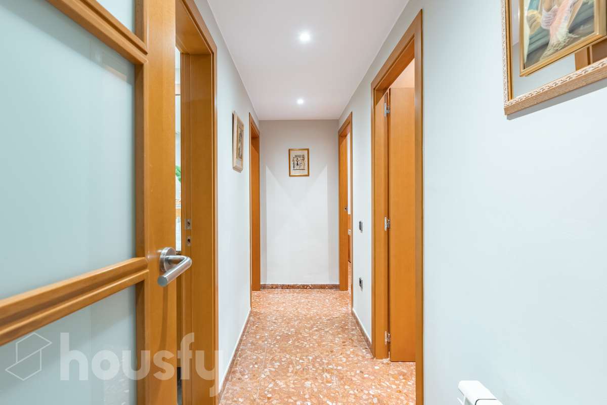Housfy vende 🏡 fantástica casa ubicada en Sant Pere de Ribes, la cuál consta de 308 m² útiles (verificados con la Dirección General de Catastro). Construida en el año: 2007. Distribución de estancias -Salón-comedor -7 Dormitorios -4 Baños -Cocina equipada Características específicas -Ascensor -Armario empotrado -Aire acondicionado -Suite con baño -Trastero -Altillo -Calefacción -Domótica -Electrodomésticos -Gres/cerámica -Se aceptan mascotas -Parquet -Balcón -Terraza privada -Patio -Vistas a la montaña -Piscina privada -Jardín privado -Chimenea -Despacho -Lavadero -Plaza de garaje Zona y entorno Respecto a la ubicación, se sitúa en Sant Pere de Ribes, municipio de Barcelona. Esta propiedad se encuentra cerca de transporte público, colegios, supermercados y farmacias. Aviso legal El precio de venta no incluye gastos de la compraventa como notaría, registro, impuestos, ni tampoco honorarios agencia. Esta publicación no es vinculante. Consulta siempre la nota simple con Housfy antes de formalizar la compraventa. Sobre nosotros Housfy es la plataforma integral de servicios inmobiliarios. Nuestra combinación de expertos y tecnología pone al alcance de todo el mundo servicios cómodos, claros y seguros. AICAT número: 7922. Nos encargamos de la gestión y asesoramiento de la compra. ¡Olvídate de todo! Hacemos los trámites por ti. Y, si además necesitas financiación, ponemos a tu disposición un bróker hipotecario para ayudarte a conseguir las mejores condiciones para tu perfil económico. ¿Quieres visitarla? Contacta con Housfy y agenda tu visita sin compromiso. Más información en: housfy.com-14