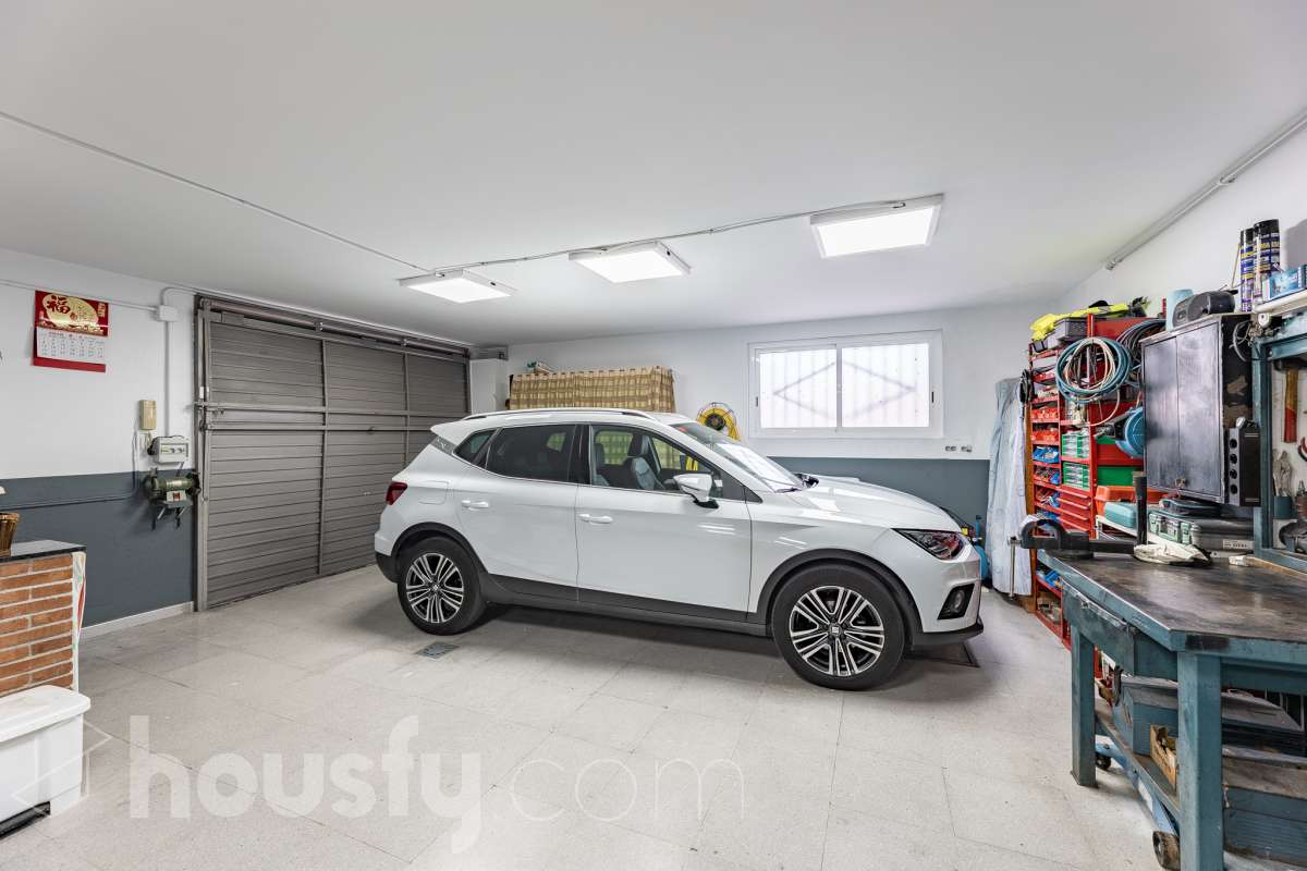 Housfy vende 🏡 fantástica casa ubicada en Sant Pere de Ribes, la cuál consta de 308 m² útiles (verificados con la Dirección General de Catastro). Construida en el año: 2007. Distribución de estancias -Salón-comedor -7 Dormitorios -4 Baños -Cocina equipada Características específicas -Ascensor -Armario empotrado -Aire acondicionado -Suite con baño -Trastero -Altillo -Calefacción -Domótica -Electrodomésticos -Gres/cerámica -Se aceptan mascotas -Parquet -Balcón -Terraza privada -Patio -Vistas a la montaña -Piscina privada -Jardín privado -Chimenea -Despacho -Lavadero -Plaza de garaje Zona y entorno Respecto a la ubicación, se sitúa en Sant Pere de Ribes, municipio de Barcelona. Esta propiedad se encuentra cerca de transporte público, colegios, supermercados y farmacias. Aviso legal El precio de venta no incluye gastos de la compraventa como notaría, registro, impuestos, ni tampoco honorarios agencia. Esta publicación no es vinculante. Consulta siempre la nota simple con Housfy antes de formalizar la compraventa. Sobre nosotros Housfy es la plataforma integral de servicios inmobiliarios. Nuestra combinación de expertos y tecnología pone al alcance de todo el mundo servicios cómodos, claros y seguros. AICAT número: 7922. Nos encargamos de la gestión y asesoramiento de la compra. ¡Olvídate de todo! Hacemos los trámites por ti. Y, si además necesitas financiación, ponemos a tu disposición un bróker hipotecario para ayudarte a conseguir las mejores condiciones para tu perfil económico. ¿Quieres visitarla? Contacta con Housfy y agenda tu visita sin compromiso. Más información en: housfy.com-39