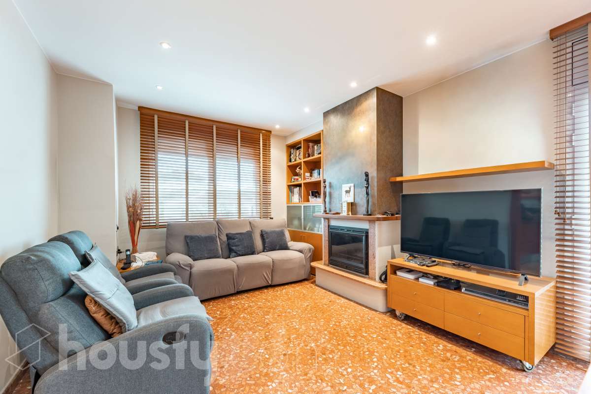 Housfy vende 🏡 fantástica casa ubicada en Sant Pere de Ribes, la cuál consta de 308 m² útiles (verificados con la Dirección General de Catastro). Construida en el año: 2007. Distribución de estancias -Salón-comedor -7 Dormitorios -4 Baños -Cocina equipada Características específicas -Ascensor -Armario empotrado -Aire acondicionado -Suite con baño -Trastero -Altillo -Calefacción -Domótica -Electrodomésticos -Gres/cerámica -Se aceptan mascotas -Parquet -Balcón -Terraza privada -Patio -Vistas a la montaña -Piscina privada -Jardín privado -Chimenea -Despacho -Lavadero -Plaza de garaje Zona y entorno Respecto a la ubicación, se sitúa en Sant Pere de Ribes, municipio de Barcelona. Esta propiedad se encuentra cerca de transporte público, colegios, supermercados y farmacias. Aviso legal El precio de venta no incluye gastos de la compraventa como notaría, registro, impuestos, ni tampoco honorarios agencia. Esta publicación no es vinculante. Consulta siempre la nota simple con Housfy antes de formalizar la compraventa. Sobre nosotros Housfy es la plataforma integral de servicios inmobiliarios. Nuestra combinación de expertos y tecnología pone al alcance de todo el mundo servicios cómodos, claros y seguros. AICAT número: 7922. Nos encargamos de la gestión y asesoramiento de la compra. ¡Olvídate de todo! Hacemos los trámites por ti. Y, si además necesitas financiación, ponemos a tu disposición un bróker hipotecario para ayudarte a conseguir las mejores condiciones para tu perfil económico. ¿Quieres visitarla? Contacta con Housfy y agenda tu visita sin compromiso. Más información en: housfy.com-8