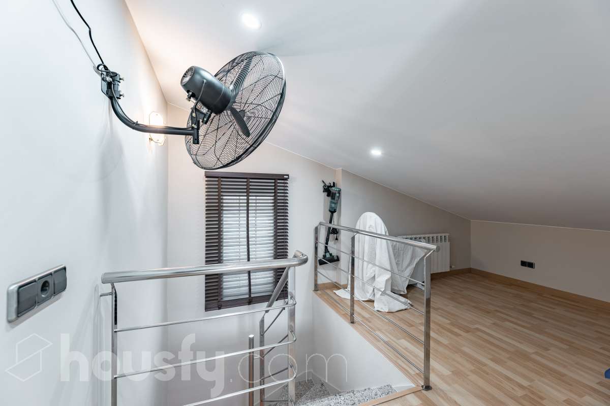 Housfy vende 🏡 fantástica casa ubicada en Sant Pere de Ribes, la cuál consta de 308 m² útiles (verificados con la Dirección General de Catastro). Construida en el año: 2007. Distribución de estancias -Salón-comedor -7 Dormitorios -4 Baños -Cocina equipada Características específicas -Ascensor -Armario empotrado -Aire acondicionado -Suite con baño -Trastero -Altillo -Calefacción -Domótica -Electrodomésticos -Gres/cerámica -Se aceptan mascotas -Parquet -Balcón -Terraza privada -Patio -Vistas a la montaña -Piscina privada -Jardín privado -Chimenea -Despacho -Lavadero -Plaza de garaje Zona y entorno Respecto a la ubicación, se sitúa en Sant Pere de Ribes, municipio de Barcelona. Esta propiedad se encuentra cerca de transporte público, colegios, supermercados y farmacias. Aviso legal El precio de venta no incluye gastos de la compraventa como notaría, registro, impuestos, ni tampoco honorarios agencia. Esta publicación no es vinculante. Consulta siempre la nota simple con Housfy antes de formalizar la compraventa. Sobre nosotros Housfy es la plataforma integral de servicios inmobiliarios. Nuestra combinación de expertos y tecnología pone al alcance de todo el mundo servicios cómodos, claros y seguros. AICAT número: 7922. Nos encargamos de la gestión y asesoramiento de la compra. ¡Olvídate de todo! Hacemos los trámites por ti. Y, si además necesitas financiación, ponemos a tu disposición un bróker hipotecario para ayudarte a conseguir las mejores condiciones para tu perfil económico. ¿Quieres visitarla? Contacta con Housfy y agenda tu visita sin compromiso. Más información en: housfy.com-27