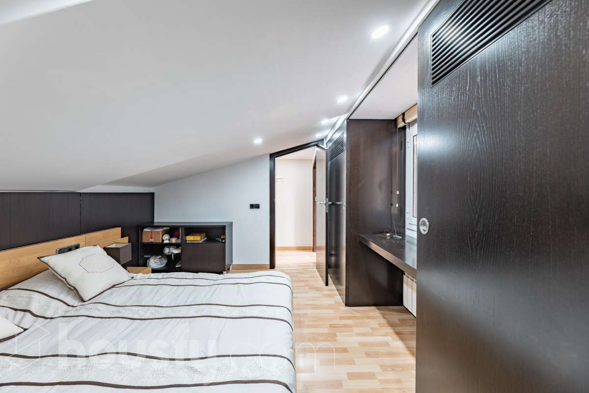 Housfy vende 🏡 fantástica casa ubicada en Sant Pere de Ribes, la cuál consta de 308 m² útiles (verificados con la Dirección General de Catastro). Construida en el año: 2007. Distribución de estancias -Salón-comedor -7 Dormitorios -4 Baños -Cocina equipada Características específicas -Ascensor -Armario empotrado -Aire acondicionado -Suite con baño -Trastero -Altillo -Calefacción -Domótica -Electrodomésticos -Gres/cerámica -Se aceptan mascotas -Parquet -Balcón -Terraza privada -Patio -Vistas a la montaña -Piscina privada -Jardín privado -Chimenea -Despacho -Lavadero -Plaza de garaje Zona y entorno Respecto a la ubicación, se sitúa en Sant Pere de Ribes, municipio de Barcelona. Esta propiedad se encuentra cerca de transporte público, colegios, supermercados y farmacias. Aviso legal El precio de venta no incluye gastos de la compraventa como notaría, registro, impuestos, ni tampoco honorarios agencia. Esta publicación no es vinculante. Consulta siempre la nota simple con Housfy antes de formalizar la compraventa. Sobre nosotros Housfy es la plataforma integral de servicios inmobiliarios. Nuestra combinación de expertos y tecnología pone al alcance de todo el mundo servicios cómodos, claros y seguros. AICAT número: 7922. Nos encargamos de la gestión y asesoramiento de la compra. ¡Olvídate de todo! Hacemos los trámites por ti. Y, si además necesitas financiación, ponemos a tu disposición un bróker hipotecario para ayudarte a conseguir las mejores condiciones para tu perfil económico. ¿Quieres visitarla? Contacta con Housfy y agenda tu visita sin compromiso. Más información en: housfy.com-30