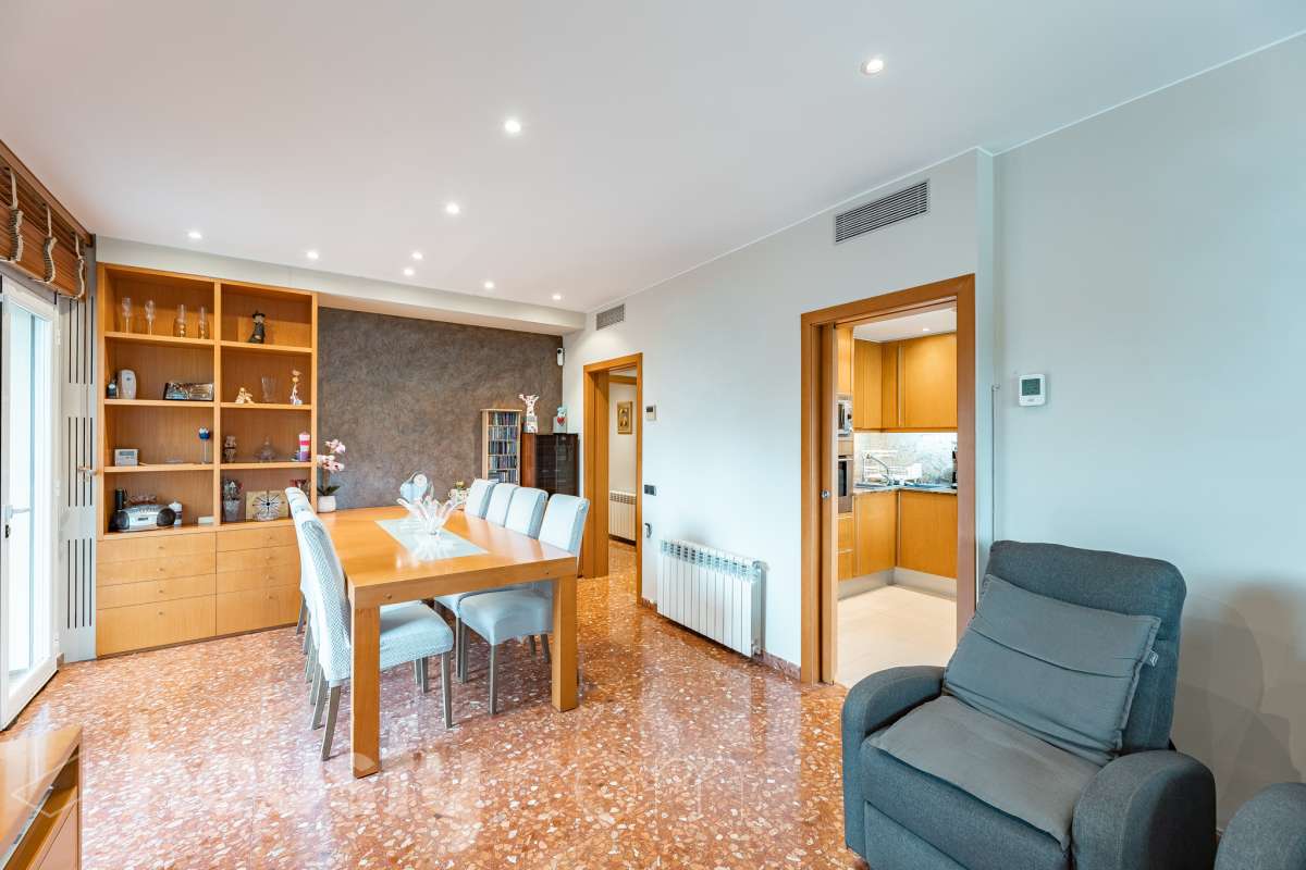 Housfy vende 🏡 fantástica casa ubicada en Sant Pere de Ribes, la cuál consta de 308 m² útiles (verificados con la Dirección General de Catastro). Construida en el año: 2007. Distribución de estancias -Salón-comedor -7 Dormitorios -4 Baños -Cocina equipada Características específicas -Ascensor -Armario empotrado -Aire acondicionado -Suite con baño -Trastero -Altillo -Calefacción -Domótica -Electrodomésticos -Gres/cerámica -Se aceptan mascotas -Parquet -Balcón -Terraza privada -Patio -Vistas a la montaña -Piscina privada -Jardín privado -Chimenea -Despacho -Lavadero -Plaza de garaje Zona y entorno Respecto a la ubicación, se sitúa en Sant Pere de Ribes, municipio de Barcelona. Esta propiedad se encuentra cerca de transporte público, colegios, supermercados y farmacias. Aviso legal El precio de venta no incluye gastos de la compraventa como notaría, registro, impuestos, ni tampoco honorarios agencia. Esta publicación no es vinculante. Consulta siempre la nota simple con Housfy antes de formalizar la compraventa. Sobre nosotros Housfy es la plataforma integral de servicios inmobiliarios. Nuestra combinación de expertos y tecnología pone al alcance de todo el mundo servicios cómodos, claros y seguros. AICAT número: 7922. Nos encargamos de la gestión y asesoramiento de la compra. ¡Olvídate de todo! Hacemos los trámites por ti. Y, si además necesitas financiación, ponemos a tu disposición un bróker hipotecario para ayudarte a conseguir las mejores condiciones para tu perfil económico. ¿Quieres visitarla? Contacta con Housfy y agenda tu visita sin compromiso. Más información en: housfy.com-2