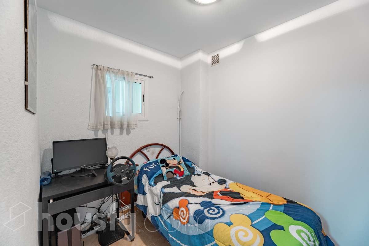 Housfy vende 🏡 fantástica casa ubicada en Sant Pere de Ribes, la cuál consta de 308 m² útiles (verificados con la Dirección General de Catastro). Construida en el año: 2007. Distribución de estancias -Salón-comedor -7 Dormitorios -4 Baños -Cocina equipada Características específicas -Ascensor -Armario empotrado -Aire acondicionado -Suite con baño -Trastero -Altillo -Calefacción -Domótica -Electrodomésticos -Gres/cerámica -Se aceptan mascotas -Parquet -Balcón -Terraza privada -Patio -Vistas a la montaña -Piscina privada -Jardín privado -Chimenea -Despacho -Lavadero -Plaza de garaje Zona y entorno Respecto a la ubicación, se sitúa en Sant Pere de Ribes, municipio de Barcelona. Esta propiedad se encuentra cerca de transporte público, colegios, supermercados y farmacias. Aviso legal El precio de venta no incluye gastos de la compraventa como notaría, registro, impuestos, ni tampoco honorarios agencia. Esta publicación no es vinculante. Consulta siempre la nota simple con Housfy antes de formalizar la compraventa. Sobre nosotros Housfy es la plataforma integral de servicios inmobiliarios. Nuestra combinación de expertos y tecnología pone al alcance de todo el mundo servicios cómodos, claros y seguros. AICAT número: 7922. Nos encargamos de la gestión y asesoramiento de la compra. ¡Olvídate de todo! Hacemos los trámites por ti. Y, si además necesitas financiación, ponemos a tu disposición un bróker hipotecario para ayudarte a conseguir las mejores condiciones para tu perfil económico. ¿Quieres visitarla? Contacta con Housfy y agenda tu visita sin compromiso. Más información en: housfy.com-44
