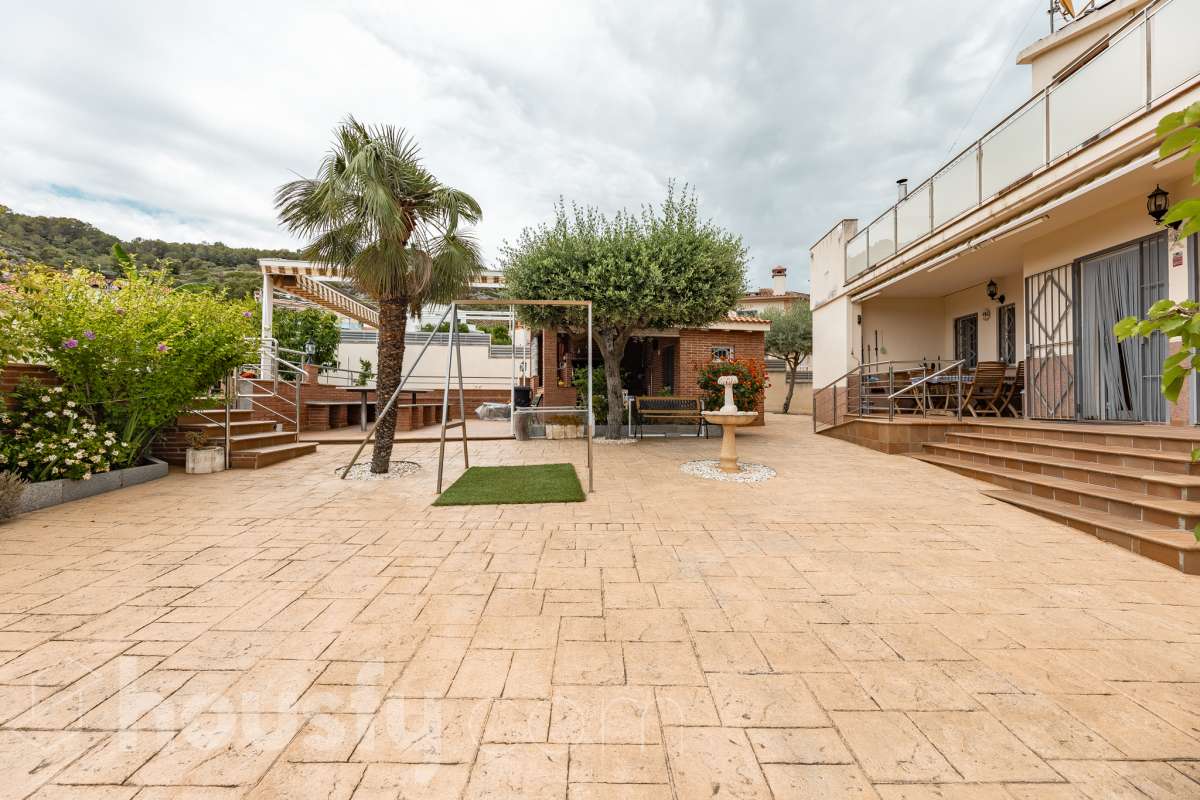 Housfy vende 🏡 fantástica casa ubicada en Sant Pere de Ribes, la cuál consta de 308 m² útiles (verificados con la Dirección General de Catastro). Construida en el año: 2007. Distribución de estancias -Salón-comedor -7 Dormitorios -4 Baños -Cocina equipada Características específicas -Ascensor -Armario empotrado -Aire acondicionado -Suite con baño -Trastero -Altillo -Calefacción -Domótica -Electrodomésticos -Gres/cerámica -Se aceptan mascotas -Parquet -Balcón -Terraza privada -Patio -Vistas a la montaña -Piscina privada -Jardín privado -Chimenea -Despacho -Lavadero -Plaza de garaje Zona y entorno Respecto a la ubicación, se sitúa en Sant Pere de Ribes, municipio de Barcelona. Esta propiedad se encuentra cerca de transporte público, colegios, supermercados y farmacias. Aviso legal El precio de venta no incluye gastos de la compraventa como notaría, registro, impuestos, ni tampoco honorarios agencia. Esta publicación no es vinculante. Consulta siempre la nota simple con Housfy antes de formalizar la compraventa. Sobre nosotros Housfy es la plataforma integral de servicios inmobiliarios. Nuestra combinación de expertos y tecnología pone al alcance de todo el mundo servicios cómodos, claros y seguros. AICAT número: 7922. Nos encargamos de la gestión y asesoramiento de la compra. ¡Olvídate de todo! Hacemos los trámites por ti. Y, si además necesitas financiación, ponemos a tu disposición un bróker hipotecario para ayudarte a conseguir las mejores condiciones para tu perfil económico. ¿Quieres visitarla? Contacta con Housfy y agenda tu visita sin compromiso. Más información en: housfy.com-49