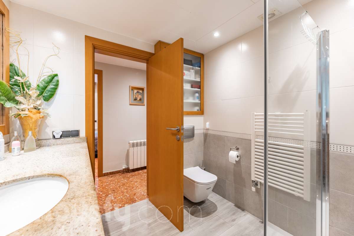 Housfy vende 🏡 fantástica casa ubicada en Sant Pere de Ribes, la cuál consta de 308 m² útiles (verificados con la Dirección General de Catastro). Construida en el año: 2007. Distribución de estancias -Salón-comedor -7 Dormitorios -4 Baños -Cocina equipada Características específicas -Ascensor -Armario empotrado -Aire acondicionado -Suite con baño -Trastero -Altillo -Calefacción -Domótica -Electrodomésticos -Gres/cerámica -Se aceptan mascotas -Parquet -Balcón -Terraza privada -Patio -Vistas a la montaña -Piscina privada -Jardín privado -Chimenea -Despacho -Lavadero -Plaza de garaje Zona y entorno Respecto a la ubicación, se sitúa en Sant Pere de Ribes, municipio de Barcelona. Esta propiedad se encuentra cerca de transporte público, colegios, supermercados y farmacias. Aviso legal El precio de venta no incluye gastos de la compraventa como notaría, registro, impuestos, ni tampoco honorarios agencia. Esta publicación no es vinculante. Consulta siempre la nota simple con Housfy antes de formalizar la compraventa. Sobre nosotros Housfy es la plataforma integral de servicios inmobiliarios. Nuestra combinación de expertos y tecnología pone al alcance de todo el mundo servicios cómodos, claros y seguros. AICAT número: 7922. Nos encargamos de la gestión y asesoramiento de la compra. ¡Olvídate de todo! Hacemos los trámites por ti. Y, si además necesitas financiación, ponemos a tu disposición un bróker hipotecario para ayudarte a conseguir las mejores condiciones para tu perfil económico. ¿Quieres visitarla? Contacta con Housfy y agenda tu visita sin compromiso. Más información en: housfy.com-23