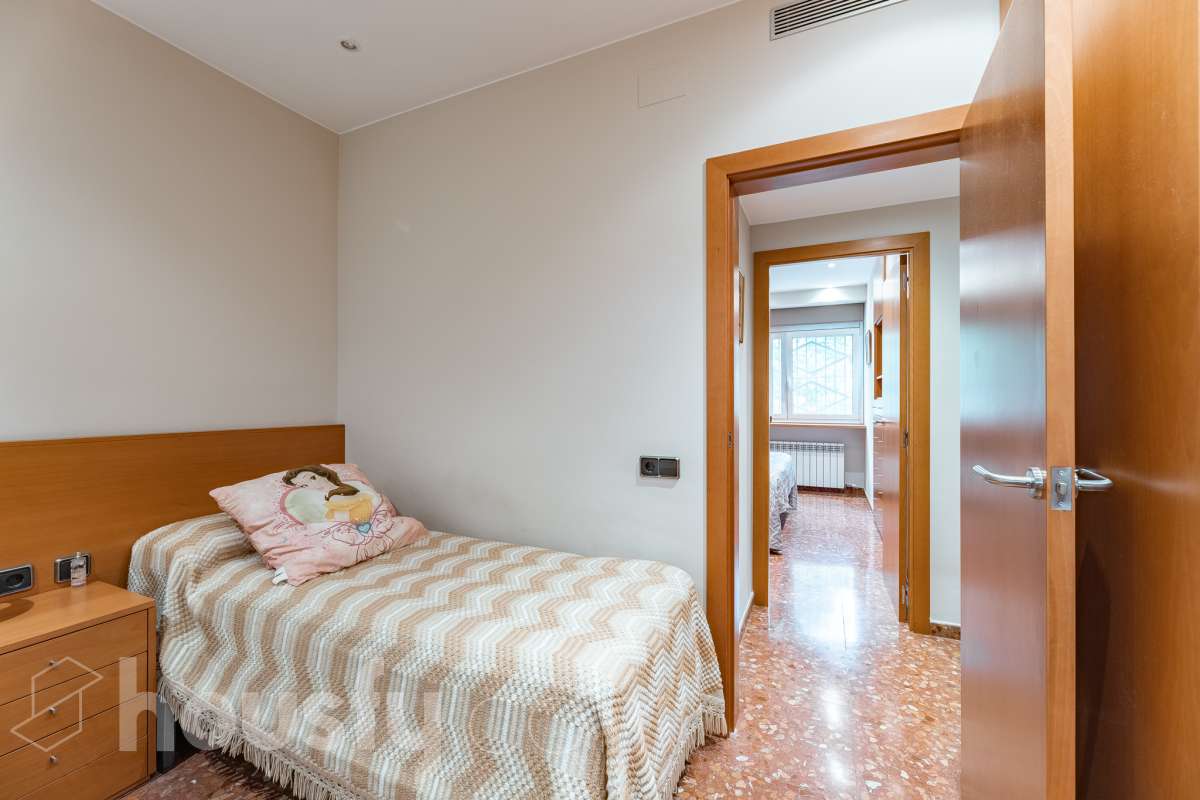 Housfy vende 🏡 fantástica casa ubicada en Sant Pere de Ribes, la cuál consta de 308 m² útiles (verificados con la Dirección General de Catastro). Construida en el año: 2007. Distribución de estancias -Salón-comedor -7 Dormitorios -4 Baños -Cocina equipada Características específicas -Ascensor -Armario empotrado -Aire acondicionado -Suite con baño -Trastero -Altillo -Calefacción -Domótica -Electrodomésticos -Gres/cerámica -Se aceptan mascotas -Parquet -Balcón -Terraza privada -Patio -Vistas a la montaña -Piscina privada -Jardín privado -Chimenea -Despacho -Lavadero -Plaza de garaje Zona y entorno Respecto a la ubicación, se sitúa en Sant Pere de Ribes, municipio de Barcelona. Esta propiedad se encuentra cerca de transporte público, colegios, supermercados y farmacias. Aviso legal El precio de venta no incluye gastos de la compraventa como notaría, registro, impuestos, ni tampoco honorarios agencia. Esta publicación no es vinculante. Consulta siempre la nota simple con Housfy antes de formalizar la compraventa. Sobre nosotros Housfy es la plataforma integral de servicios inmobiliarios. Nuestra combinación de expertos y tecnología pone al alcance de todo el mundo servicios cómodos, claros y seguros. AICAT número: 7922. Nos encargamos de la gestión y asesoramiento de la compra. ¡Olvídate de todo! Hacemos los trámites por ti. Y, si además necesitas financiación, ponemos a tu disposición un bróker hipotecario para ayudarte a conseguir las mejores condiciones para tu perfil económico. ¿Quieres visitarla? Contacta con Housfy y agenda tu visita sin compromiso. Más información en: housfy.com-21