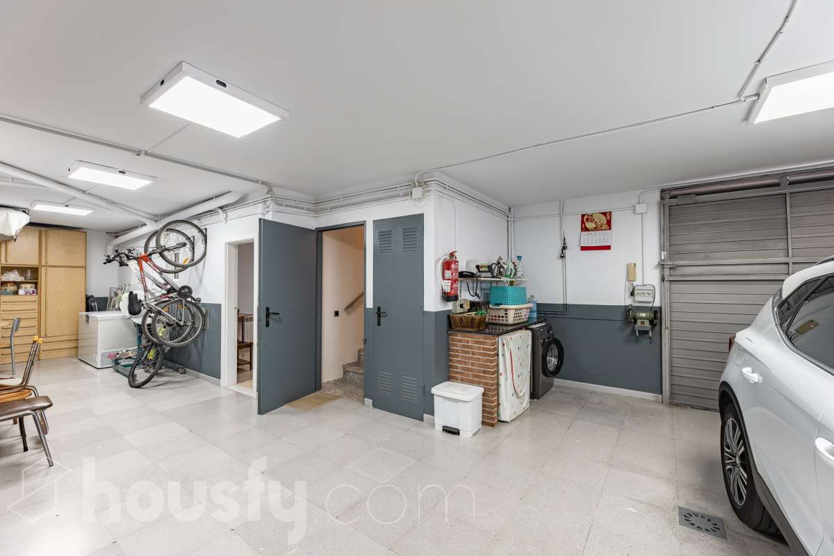 Housfy vende 🏡 fantástica casa ubicada en Sant Pere de Ribes, la cuál consta de 308 m² útiles (verificados con la Dirección General de Catastro). Construida en el año: 2007. Distribución de estancias -Salón-comedor -7 Dormitorios -4 Baños -Cocina equipada Características específicas -Ascensor -Armario empotrado -Aire acondicionado -Suite con baño -Trastero -Altillo -Calefacción -Domótica -Electrodomésticos -Gres/cerámica -Se aceptan mascotas -Parquet -Balcón -Terraza privada -Patio -Vistas a la montaña -Piscina privada -Jardín privado -Chimenea -Despacho -Lavadero -Plaza de garaje Zona y entorno Respecto a la ubicación, se sitúa en Sant Pere de Ribes, municipio de Barcelona. Esta propiedad se encuentra cerca de transporte público, colegios, supermercados y farmacias. Aviso legal El precio de venta no incluye gastos de la compraventa como notaría, registro, impuestos, ni tampoco honorarios agencia. Esta publicación no es vinculante. Consulta siempre la nota simple con Housfy antes de formalizar la compraventa. Sobre nosotros Housfy es la plataforma integral de servicios inmobiliarios. Nuestra combinación de expertos y tecnología pone al alcance de todo el mundo servicios cómodos, claros y seguros. AICAT número: 7922. Nos encargamos de la gestión y asesoramiento de la compra. ¡Olvídate de todo! Hacemos los trámites por ti. Y, si además necesitas financiación, ponemos a tu disposición un bróker hipotecario para ayudarte a conseguir las mejores condiciones para tu perfil económico. ¿Quieres visitarla? Contacta con Housfy y agenda tu visita sin compromiso. Más información en: housfy.com-40