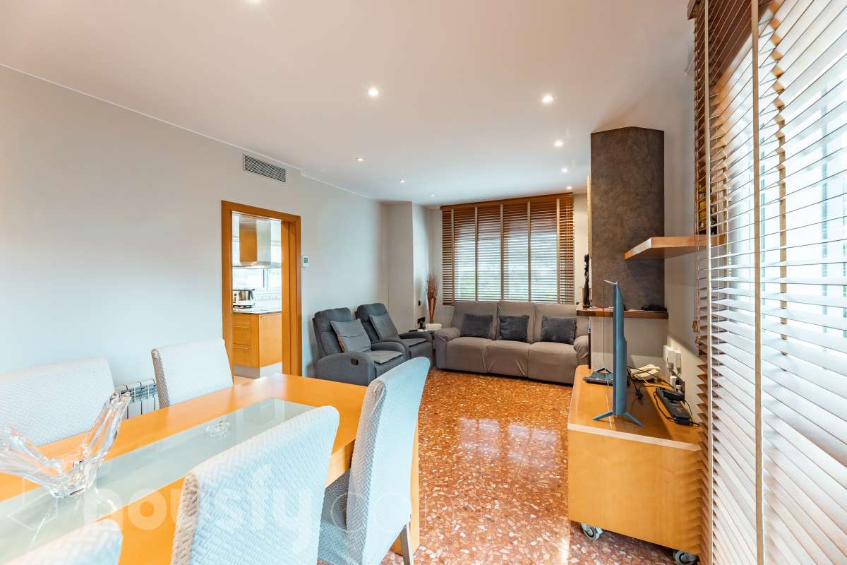 Housfy vende 🏡 fantástica casa ubicada en Sant Pere de Ribes, la cuál consta de 308 m² útiles (verificados con la Dirección General de Catastro). Construida en el año: 2007. Distribución de estancias -Salón-comedor -7 Dormitorios -4 Baños -Cocina equipada Características específicas -Ascensor -Armario empotrado -Aire acondicionado -Suite con baño -Trastero -Altillo -Calefacción -Domótica -Electrodomésticos -Gres/cerámica -Se aceptan mascotas -Parquet -Balcón -Terraza privada -Patio -Vistas a la montaña -Piscina privada -Jardín privado -Chimenea -Despacho -Lavadero -Plaza de garaje Zona y entorno Respecto a la ubicación, se sitúa en Sant Pere de Ribes, municipio de Barcelona. Esta propiedad se encuentra cerca de transporte público, colegios, supermercados y farmacias. Aviso legal El precio de venta no incluye gastos de la compraventa como notaría, registro, impuestos, ni tampoco honorarios agencia. Esta publicación no es vinculante. Consulta siempre la nota simple con Housfy antes de formalizar la compraventa. Sobre nosotros Housfy es la plataforma integral de servicios inmobiliarios. Nuestra combinación de expertos y tecnología pone al alcance de todo el mundo servicios cómodos, claros y seguros. AICAT número: 7922. Nos encargamos de la gestión y asesoramiento de la compra. ¡Olvídate de todo! Hacemos los trámites por ti. Y, si además necesitas financiación, ponemos a tu disposición un bróker hipotecario para ayudarte a conseguir las mejores condiciones para tu perfil económico. ¿Quieres visitarla? Contacta con Housfy y agenda tu visita sin compromiso. Más información en: housfy.com-5